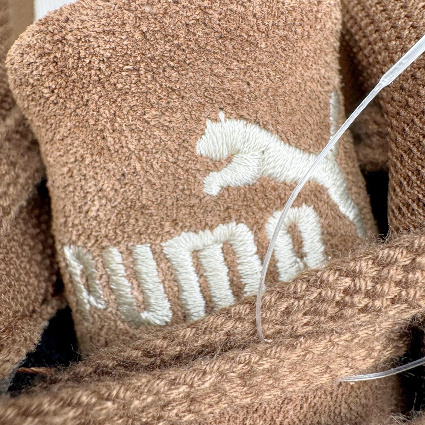 图片[13]-＃G版纯原 PUMA Speedca OG 彪马极速赛车系列低帮德训风拼接复古百搭休闲运动赛车鞋 口碑大厂出品 品控大底版型不断改良更新 全套原纸板楦头开发 确保原汁原味 完美呈现版型 一比一鞋头弧度高度鞋身弧度 独家私模原厂航空铝磨具打磨大底 鞋头坡度极致还原 无解鞋型 原盒原配 圈内天花板工艺 原厂玻璃冲刀 超高清洁度 全鞋零毛边皮料切割 原厂中底布 鞋款从80、90年代赛车手所穿的防火赛车鞋为原型，鞋身线条模仿了赛车的流线廓形，体现了空气动力学原理的结构。简约流畅的外观，恰好又和贯穿其中的Formstrip Logo融合恰到好处，视觉上细节丰富且协调。本次Speedcat OG鞋款归来，最大看点自然式保留了窄版鞋型以及薄底构造。这两年各品牌鞋底越做越厚，Speedcat反其道而行之，上脚几乎无鞋底的效果带来耳目一新的视觉体验。鞋面依旧是以质感细腻的麂皮材质打造，并且大面积近乎全包裹的使用，复古味道也愈发浓烈。配色上更是将最原始的黑色和红色带回，向F1赛车队的标志性队服致敬。相信让各位一眼种草的更多是出挑的大红色，上脚即可瞬间点亮整体造型，在以球鞋为核心的OOTD中脱颖而出。而另一款黑色则是低调的万金油，彰显新潮个性的同时又不喧宾夺主，也是热爱简约系穿搭朋友的首选。 尺码：35.5 36 37 37.5 38 38.5 39 40 40.5 41 42 42.5 43 44 44.5 45 46-选品中心