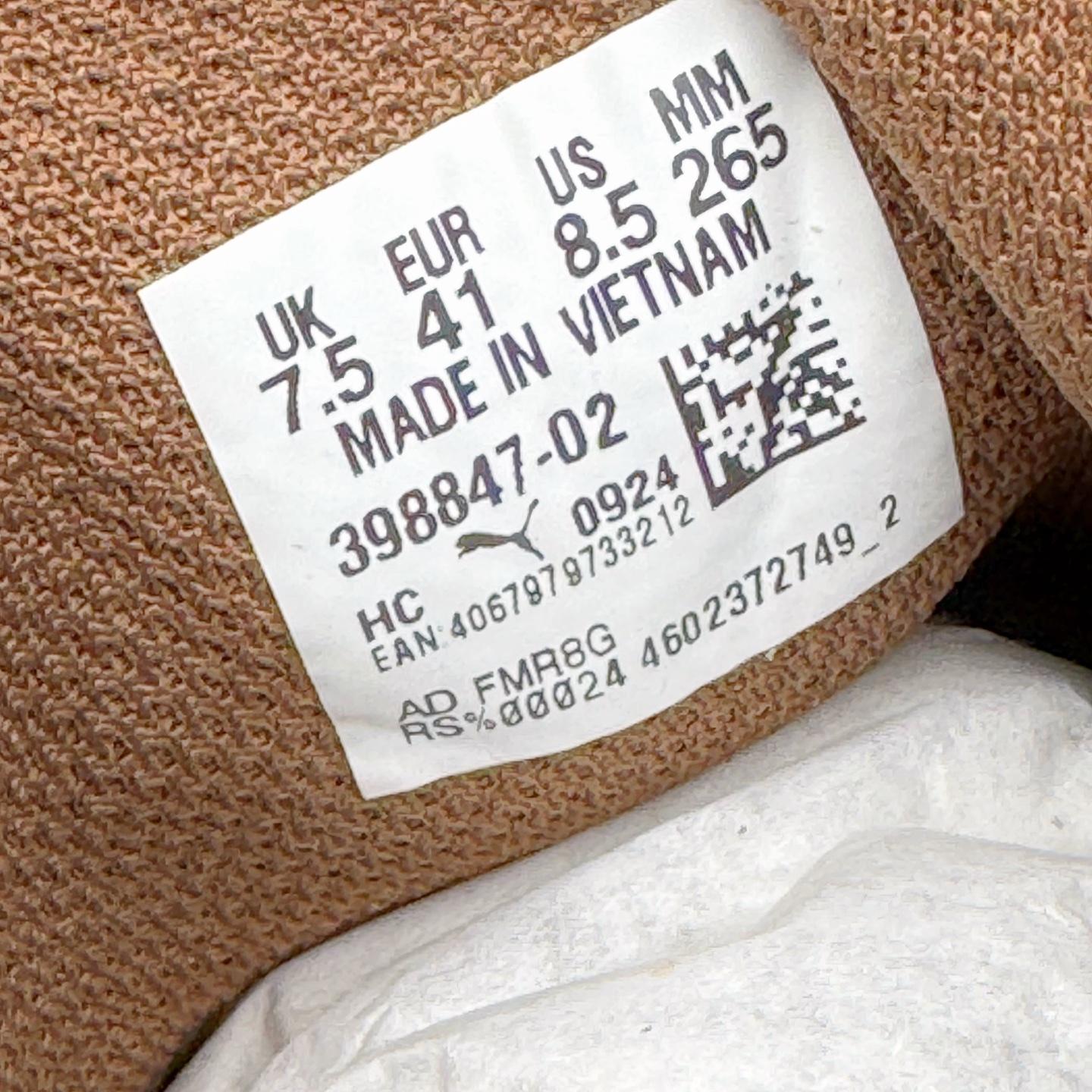 图片[11]-＃G版纯原 PUMA Speedca OG 彪马极速赛车系列低帮德训风拼接复古百搭休闲运动赛车鞋 口碑大厂出品 品控大底版型不断改良更新 全套原纸板楦头开发 确保原汁原味 完美呈现版型 一比一鞋头弧度高度鞋身弧度 独家私模原厂航空铝磨具打磨大底 鞋头坡度极致还原 无解鞋型 原盒原配 圈内天花板工艺 原厂玻璃冲刀 超高清洁度 全鞋零毛边皮料切割 原厂中底布 鞋款从80、90年代赛车手所穿的防火赛车鞋为原型，鞋身线条模仿了赛车的流线廓形，体现了空气动力学原理的结构。简约流畅的外观，恰好又和贯穿其中的Formstrip Logo融合恰到好处，视觉上细节丰富且协调。本次Speedcat OG鞋款归来，最大看点自然式保留了窄版鞋型以及薄底构造。这两年各品牌鞋底越做越厚，Speedcat反其道而行之，上脚几乎无鞋底的效果带来耳目一新的视觉体验。鞋面依旧是以质感细腻的麂皮材质打造，并且大面积近乎全包裹的使用，复古味道也愈发浓烈。配色上更是将最原始的黑色和红色带回，向F1赛车队的标志性队服致敬。相信让各位一眼种草的更多是出挑的大红色，上脚即可瞬间点亮整体造型，在以球鞋为核心的OOTD中脱颖而出。而另一款黑色则是低调的万金油，彰显新潮个性的同时又不喧宾夺主，也是热爱简约系穿搭朋友的首选。 尺码：35.5 36 37 37.5 38 38.5 39 40 40.5 41 42 42.5 43 44 44.5 45 46-选品中心