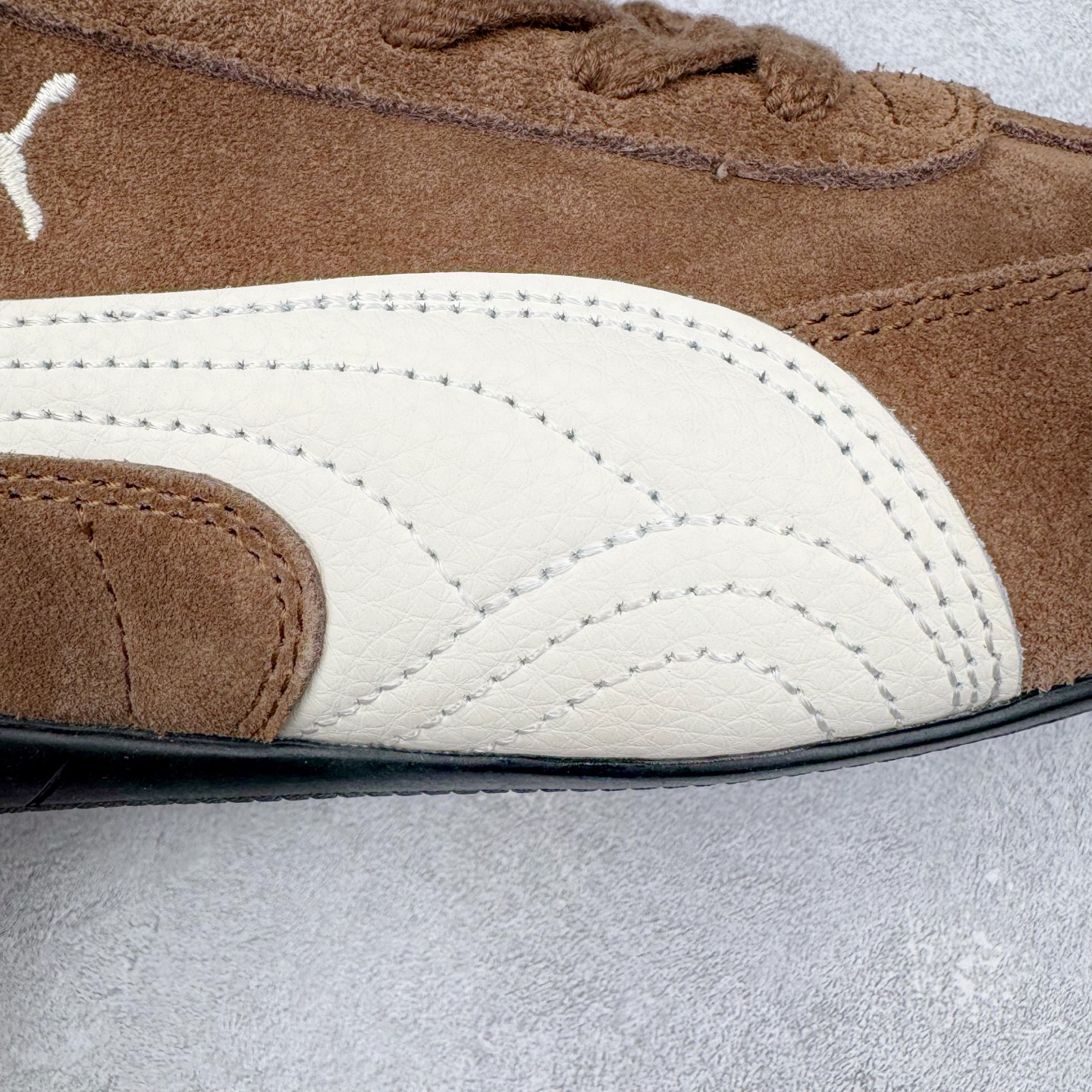 图片[17]-＃G版纯原 PUMA Speedca OG 彪马极速赛车系列低帮德训风拼接复古百搭休闲运动赛车鞋 口碑大厂出品 品控大底版型不断改良更新 全套原纸板楦头开发 确保原汁原味 完美呈现版型 一比一鞋头弧度高度鞋身弧度 独家私模原厂航空铝磨具打磨大底 鞋头坡度极致还原 无解鞋型 原盒原配 圈内天花板工艺 原厂玻璃冲刀 超高清洁度 全鞋零毛边皮料切割 原厂中底布 鞋款从80、90年代赛车手所穿的防火赛车鞋为原型，鞋身线条模仿了赛车的流线廓形，体现了空气动力学原理的结构。简约流畅的外观，恰好又和贯穿其中的Formstrip Logo融合恰到好处，视觉上细节丰富且协调。本次Speedcat OG鞋款归来，最大看点自然式保留了窄版鞋型以及薄底构造。这两年各品牌鞋底越做越厚，Speedcat反其道而行之，上脚几乎无鞋底的效果带来耳目一新的视觉体验。鞋面依旧是以质感细腻的麂皮材质打造，并且大面积近乎全包裹的使用，复古味道也愈发浓烈。配色上更是将最原始的黑色和红色带回，向F1赛车队的标志性队服致敬。相信让各位一眼种草的更多是出挑的大红色，上脚即可瞬间点亮整体造型，在以球鞋为核心的OOTD中脱颖而出。而另一款黑色则是低调的万金油，彰显新潮个性的同时又不喧宾夺主，也是热爱简约系穿搭朋友的首选。 尺码：35.5 36 37 37.5 38 38.5 39 40 40.5 41 42 42.5 43 44 44.5 45 46-选品中心