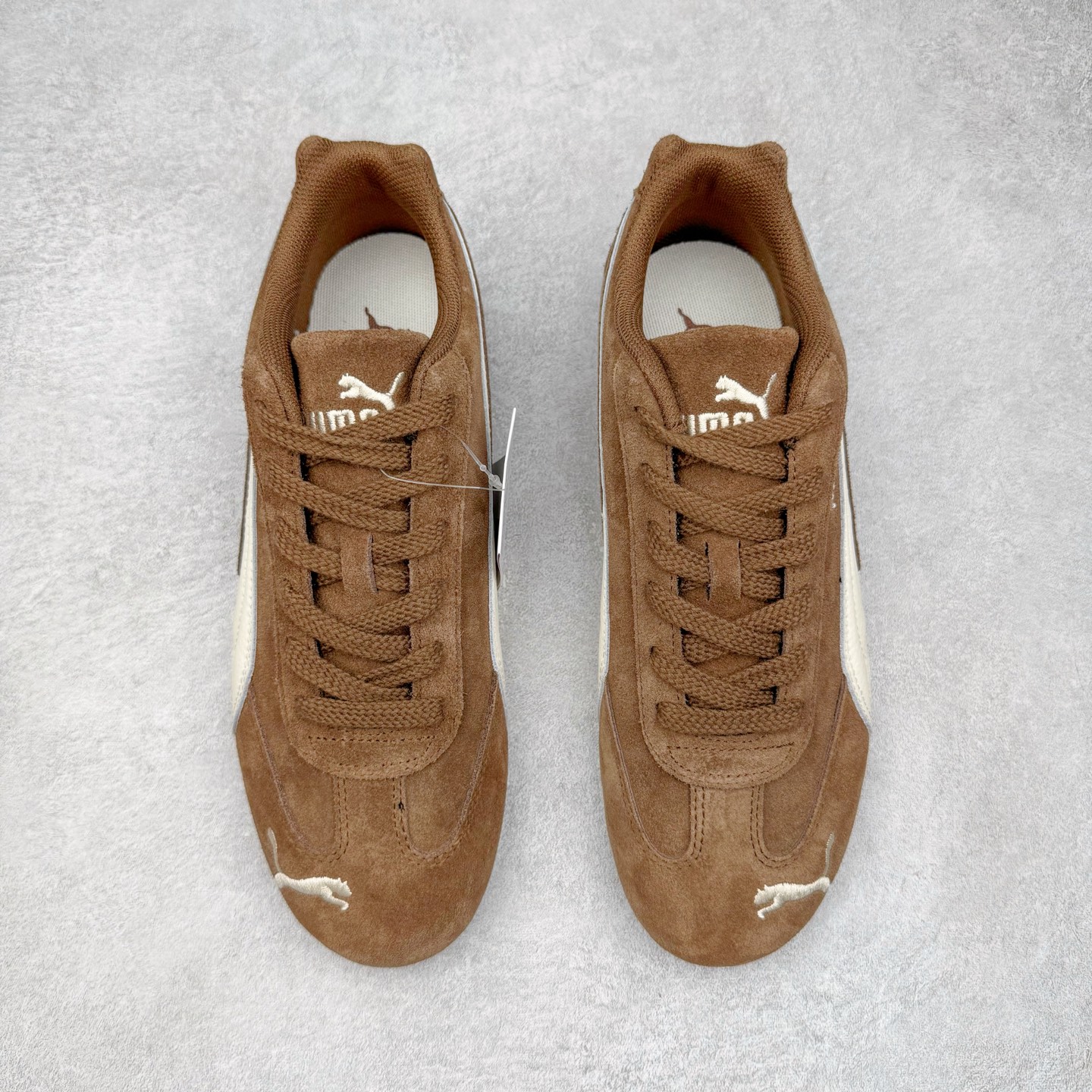 图片[2]-＃G版纯原 PUMA Speedca OG 彪马极速赛车系列低帮德训风拼接复古百搭休闲运动赛车鞋 口碑大厂出品 品控大底版型不断改良更新 全套原纸板楦头开发 确保原汁原味 完美呈现版型 一比一鞋头弧度高度鞋身弧度 独家私模原厂航空铝磨具打磨大底 鞋头坡度极致还原 无解鞋型 原盒原配 圈内天花板工艺 原厂玻璃冲刀 超高清洁度 全鞋零毛边皮料切割 原厂中底布 鞋款从80、90年代赛车手所穿的防火赛车鞋为原型，鞋身线条模仿了赛车的流线廓形，体现了空气动力学原理的结构。简约流畅的外观，恰好又和贯穿其中的Formstrip Logo融合恰到好处，视觉上细节丰富且协调。本次Speedcat OG鞋款归来，最大看点自然式保留了窄版鞋型以及薄底构造。这两年各品牌鞋底越做越厚，Speedcat反其道而行之，上脚几乎无鞋底的效果带来耳目一新的视觉体验。鞋面依旧是以质感细腻的麂皮材质打造，并且大面积近乎全包裹的使用，复古味道也愈发浓烈。配色上更是将最原始的黑色和红色带回，向F1赛车队的标志性队服致敬。相信让各位一眼种草的更多是出挑的大红色，上脚即可瞬间点亮整体造型，在以球鞋为核心的OOTD中脱颖而出。而另一款黑色则是低调的万金油，彰显新潮个性的同时又不喧宾夺主，也是热爱简约系穿搭朋友的首选。 尺码：35.5 36 37 37.5 38 38.5 39 40 40.5 41 42 42.5 43 44 44.5 45 46-选品中心