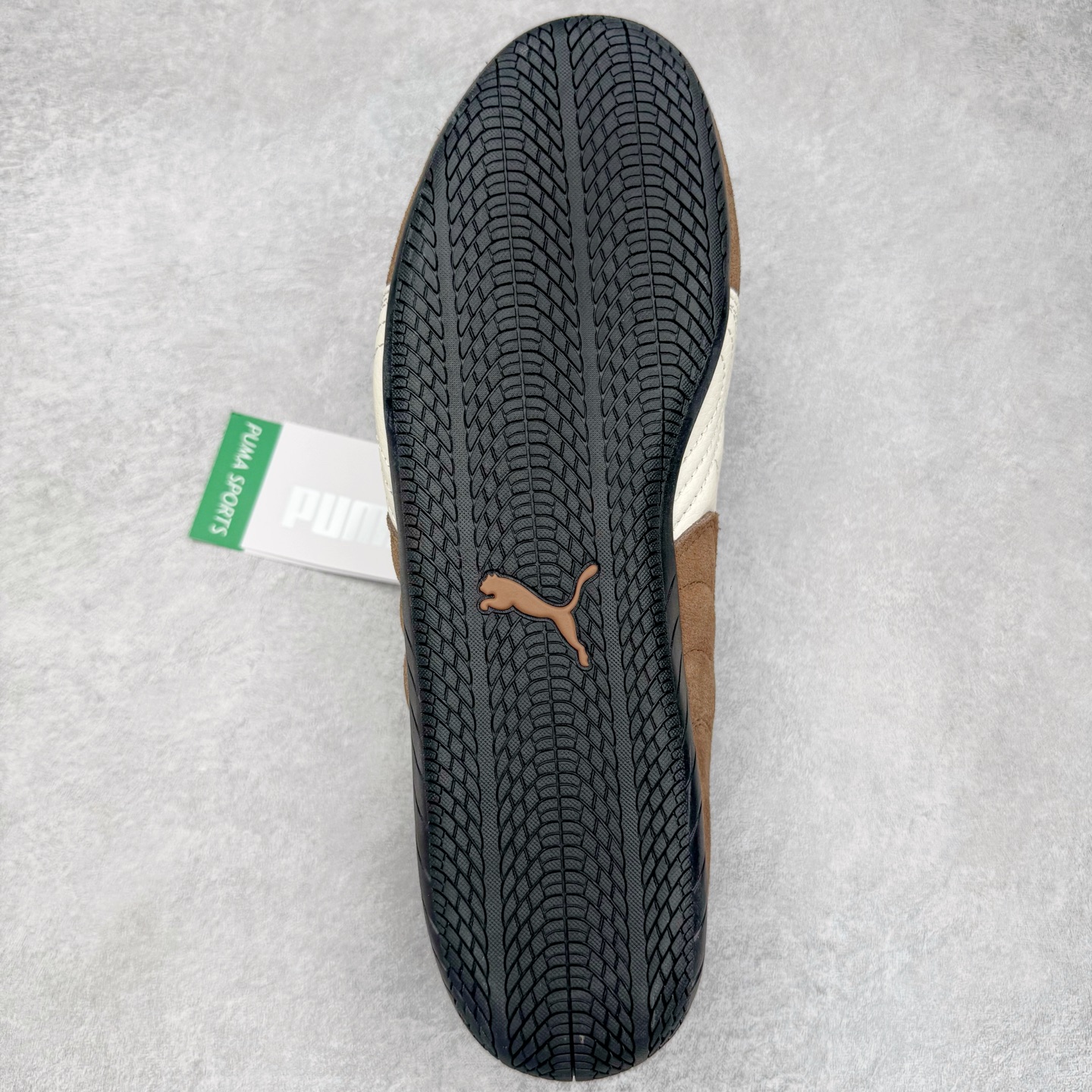 图片[9]-＃G版纯原 PUMA Speedca OG 彪马极速赛车系列低帮德训风拼接复古百搭休闲运动赛车鞋 口碑大厂出品 品控大底版型不断改良更新 全套原纸板楦头开发 确保原汁原味 完美呈现版型 一比一鞋头弧度高度鞋身弧度 独家私模原厂航空铝磨具打磨大底 鞋头坡度极致还原 无解鞋型 原盒原配 圈内天花板工艺 原厂玻璃冲刀 超高清洁度 全鞋零毛边皮料切割 原厂中底布 鞋款从80、90年代赛车手所穿的防火赛车鞋为原型，鞋身线条模仿了赛车的流线廓形，体现了空气动力学原理的结构。简约流畅的外观，恰好又和贯穿其中的Formstrip Logo融合恰到好处，视觉上细节丰富且协调。本次Speedcat OG鞋款归来，最大看点自然式保留了窄版鞋型以及薄底构造。这两年各品牌鞋底越做越厚，Speedcat反其道而行之，上脚几乎无鞋底的效果带来耳目一新的视觉体验。鞋面依旧是以质感细腻的麂皮材质打造，并且大面积近乎全包裹的使用，复古味道也愈发浓烈。配色上更是将最原始的黑色和红色带回，向F1赛车队的标志性队服致敬。相信让各位一眼种草的更多是出挑的大红色，上脚即可瞬间点亮整体造型，在以球鞋为核心的OOTD中脱颖而出。而另一款黑色则是低调的万金油，彰显新潮个性的同时又不喧宾夺主，也是热爱简约系穿搭朋友的首选。 尺码：35.5 36 37 37.5 38 38.5 39 40 40.5 41 42 42.5 43 44 44.5 45 46-选品中心