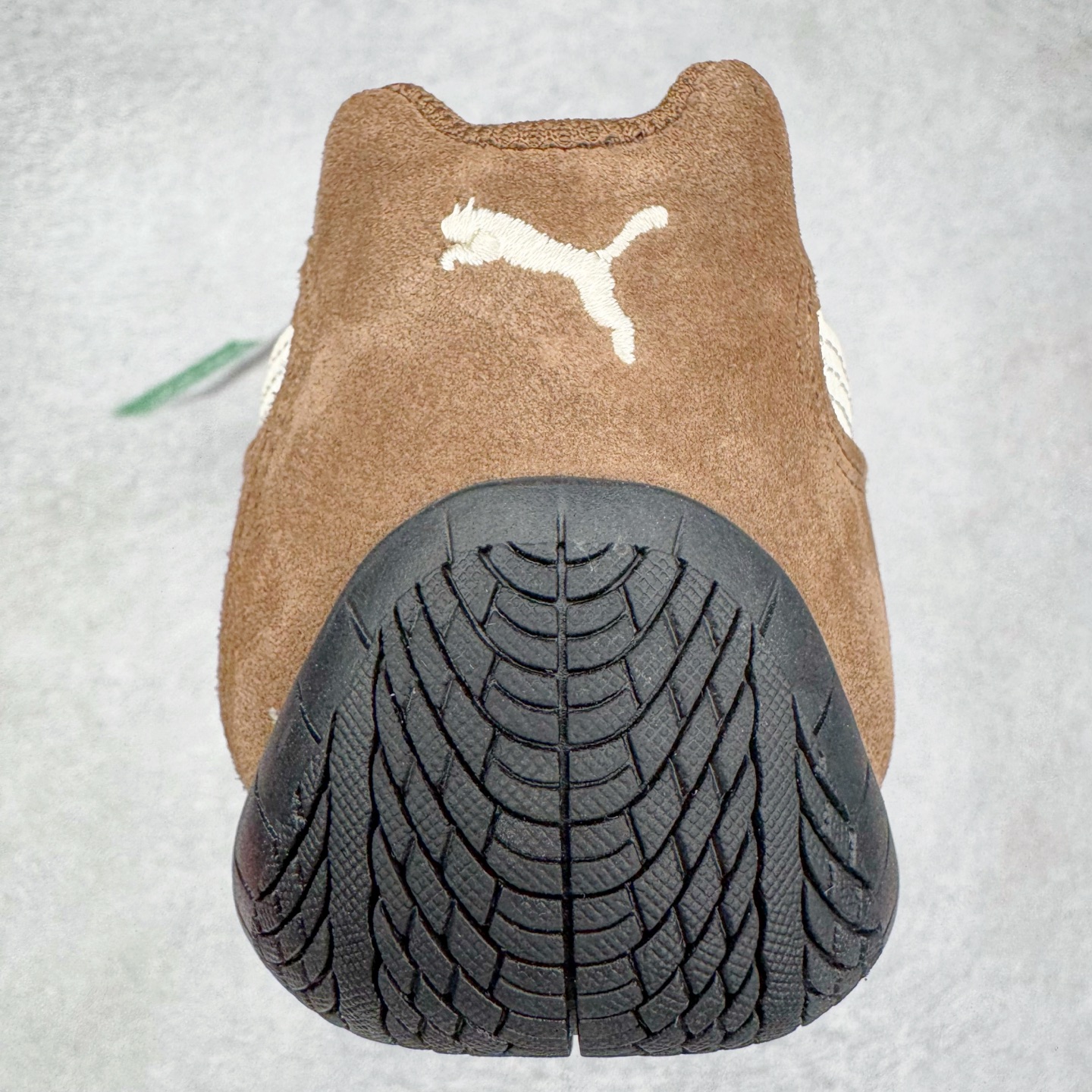 图片[8]-＃G版纯原 PUMA Speedca OG 彪马极速赛车系列低帮德训风拼接复古百搭休闲运动赛车鞋 口碑大厂出品 品控大底版型不断改良更新 全套原纸板楦头开发 确保原汁原味 完美呈现版型 一比一鞋头弧度高度鞋身弧度 独家私模原厂航空铝磨具打磨大底 鞋头坡度极致还原 无解鞋型 原盒原配 圈内天花板工艺 原厂玻璃冲刀 超高清洁度 全鞋零毛边皮料切割 原厂中底布 鞋款从80、90年代赛车手所穿的防火赛车鞋为原型，鞋身线条模仿了赛车的流线廓形，体现了空气动力学原理的结构。简约流畅的外观，恰好又和贯穿其中的Formstrip Logo融合恰到好处，视觉上细节丰富且协调。本次Speedcat OG鞋款归来，最大看点自然式保留了窄版鞋型以及薄底构造。这两年各品牌鞋底越做越厚，Speedcat反其道而行之，上脚几乎无鞋底的效果带来耳目一新的视觉体验。鞋面依旧是以质感细腻的麂皮材质打造，并且大面积近乎全包裹的使用，复古味道也愈发浓烈。配色上更是将最原始的黑色和红色带回，向F1赛车队的标志性队服致敬。相信让各位一眼种草的更多是出挑的大红色，上脚即可瞬间点亮整体造型，在以球鞋为核心的OOTD中脱颖而出。而另一款黑色则是低调的万金油，彰显新潮个性的同时又不喧宾夺主，也是热爱简约系穿搭朋友的首选。 尺码：35.5 36 37 37.5 38 38.5 39 40 40.5 41 42 42.5 43 44 44.5 45 46-选品中心