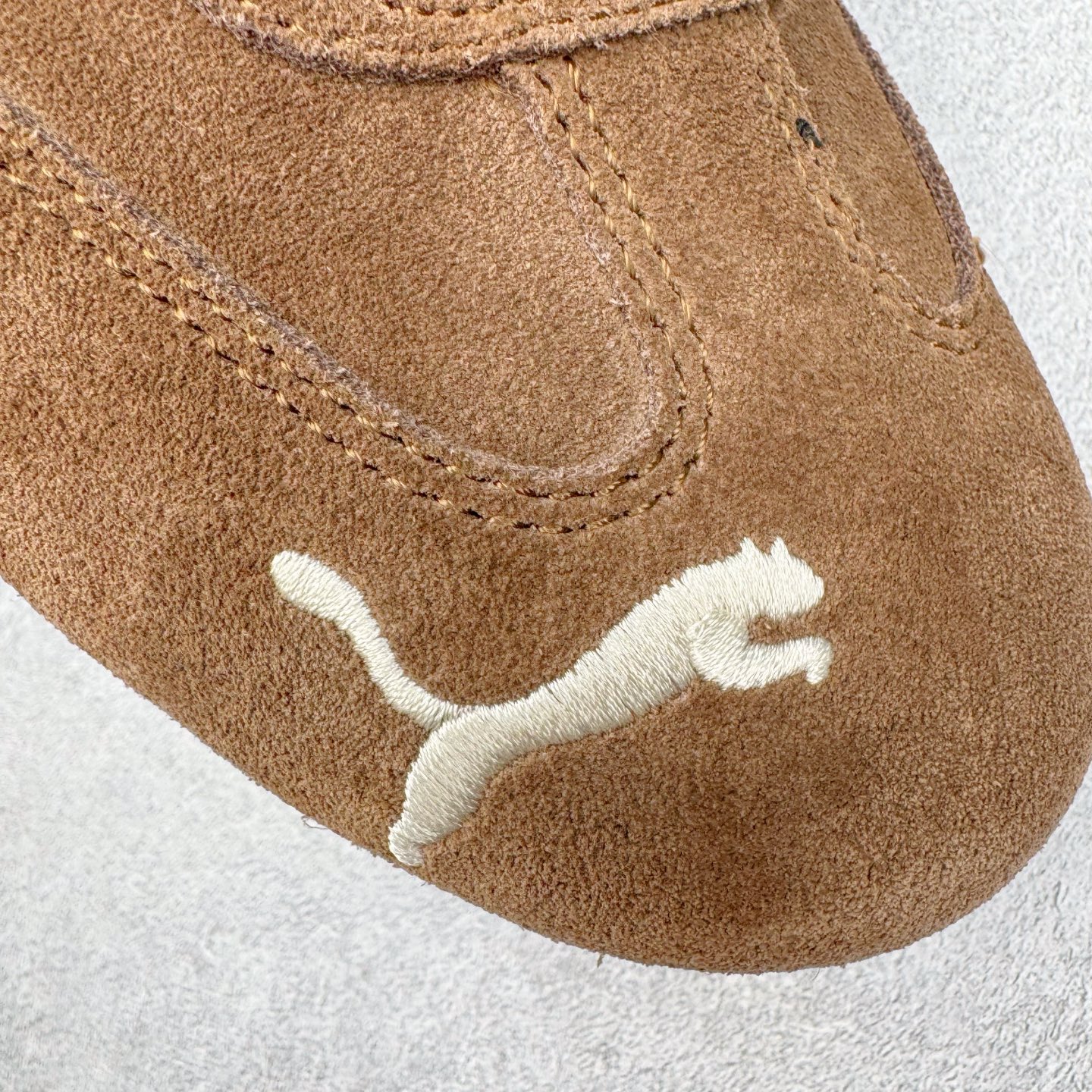 图片[15]-＃G版纯原 PUMA Speedca OG 彪马极速赛车系列低帮德训风拼接复古百搭休闲运动赛车鞋 口碑大厂出品 品控大底版型不断改良更新 全套原纸板楦头开发 确保原汁原味 完美呈现版型 一比一鞋头弧度高度鞋身弧度 独家私模原厂航空铝磨具打磨大底 鞋头坡度极致还原 无解鞋型 原盒原配 圈内天花板工艺 原厂玻璃冲刀 超高清洁度 全鞋零毛边皮料切割 原厂中底布 鞋款从80、90年代赛车手所穿的防火赛车鞋为原型，鞋身线条模仿了赛车的流线廓形，体现了空气动力学原理的结构。简约流畅的外观，恰好又和贯穿其中的Formstrip Logo融合恰到好处，视觉上细节丰富且协调。本次Speedcat OG鞋款归来，最大看点自然式保留了窄版鞋型以及薄底构造。这两年各品牌鞋底越做越厚，Speedcat反其道而行之，上脚几乎无鞋底的效果带来耳目一新的视觉体验。鞋面依旧是以质感细腻的麂皮材质打造，并且大面积近乎全包裹的使用，复古味道也愈发浓烈。配色上更是将最原始的黑色和红色带回，向F1赛车队的标志性队服致敬。相信让各位一眼种草的更多是出挑的大红色，上脚即可瞬间点亮整体造型，在以球鞋为核心的OOTD中脱颖而出。而另一款黑色则是低调的万金油，彰显新潮个性的同时又不喧宾夺主，也是热爱简约系穿搭朋友的首选。 尺码：35.5 36 37 37.5 38 38.5 39 40 40.5 41 42 42.5 43 44 44.5 45 46-选品中心