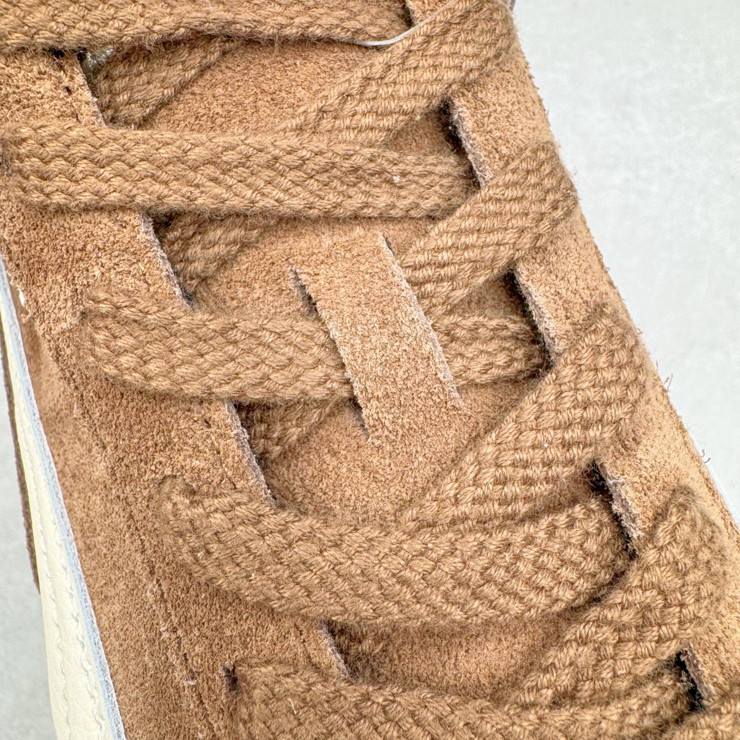 图片[14]-＃G版纯原 PUMA Speedca OG 彪马极速赛车系列低帮德训风拼接复古百搭休闲运动赛车鞋 口碑大厂出品 品控大底版型不断改良更新 全套原纸板楦头开发 确保原汁原味 完美呈现版型 一比一鞋头弧度高度鞋身弧度 独家私模原厂航空铝磨具打磨大底 鞋头坡度极致还原 无解鞋型 原盒原配 圈内天花板工艺 原厂玻璃冲刀 超高清洁度 全鞋零毛边皮料切割 原厂中底布 鞋款从80、90年代赛车手所穿的防火赛车鞋为原型，鞋身线条模仿了赛车的流线廓形，体现了空气动力学原理的结构。简约流畅的外观，恰好又和贯穿其中的Formstrip Logo融合恰到好处，视觉上细节丰富且协调。本次Speedcat OG鞋款归来，最大看点自然式保留了窄版鞋型以及薄底构造。这两年各品牌鞋底越做越厚，Speedcat反其道而行之，上脚几乎无鞋底的效果带来耳目一新的视觉体验。鞋面依旧是以质感细腻的麂皮材质打造，并且大面积近乎全包裹的使用，复古味道也愈发浓烈。配色上更是将最原始的黑色和红色带回，向F1赛车队的标志性队服致敬。相信让各位一眼种草的更多是出挑的大红色，上脚即可瞬间点亮整体造型，在以球鞋为核心的OOTD中脱颖而出。而另一款黑色则是低调的万金油，彰显新潮个性的同时又不喧宾夺主，也是热爱简约系穿搭朋友的首选。 尺码：35.5 36 37 37.5 38 38.5 39 40 40.5 41 42 42.5 43 44 44.5 45 46-选品中心