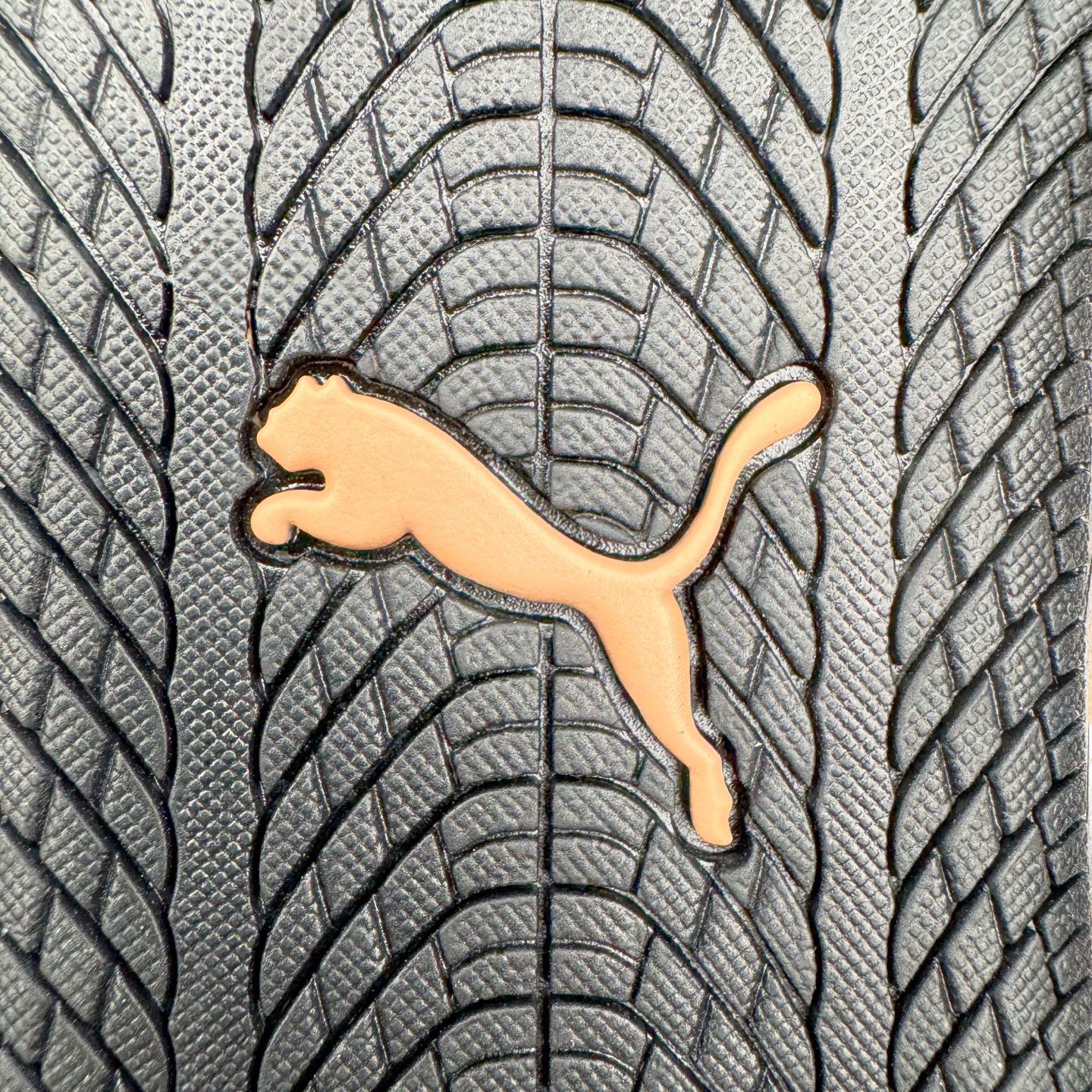 图片[18]-＃G版纯原 PUMA Speedca OG 彪马极速赛车系列低帮德训风拼接复古百搭休闲运动赛车鞋 口碑大厂出品 品控大底版型不断改良更新 全套原纸板楦头开发 确保原汁原味 完美呈现版型 一比一鞋头弧度高度鞋身弧度 独家私模原厂航空铝磨具打磨大底 鞋头坡度极致还原 无解鞋型 原盒原配 圈内天花板工艺 原厂玻璃冲刀 超高清洁度 全鞋零毛边皮料切割 原厂中底布 鞋款从80、90年代赛车手所穿的防火赛车鞋为原型，鞋身线条模仿了赛车的流线廓形，体现了空气动力学原理的结构。简约流畅的外观，恰好又和贯穿其中的Formstrip Logo融合恰到好处，视觉上细节丰富且协调。本次Speedcat OG鞋款归来，最大看点自然式保留了窄版鞋型以及薄底构造。这两年各品牌鞋底越做越厚，Speedcat反其道而行之，上脚几乎无鞋底的效果带来耳目一新的视觉体验。鞋面依旧是以质感细腻的麂皮材质打造，并且大面积近乎全包裹的使用，复古味道也愈发浓烈。配色上更是将最原始的黑色和红色带回，向F1赛车队的标志性队服致敬。相信让各位一眼种草的更多是出挑的大红色，上脚即可瞬间点亮整体造型，在以球鞋为核心的OOTD中脱颖而出。而另一款黑色则是低调的万金油，彰显新潮个性的同时又不喧宾夺主，也是热爱简约系穿搭朋友的首选。 尺码：35.5 36 37 37.5 38 38.5 39 40 40.5 41 42 42.5 43 44 44.5 45 46-选品中心