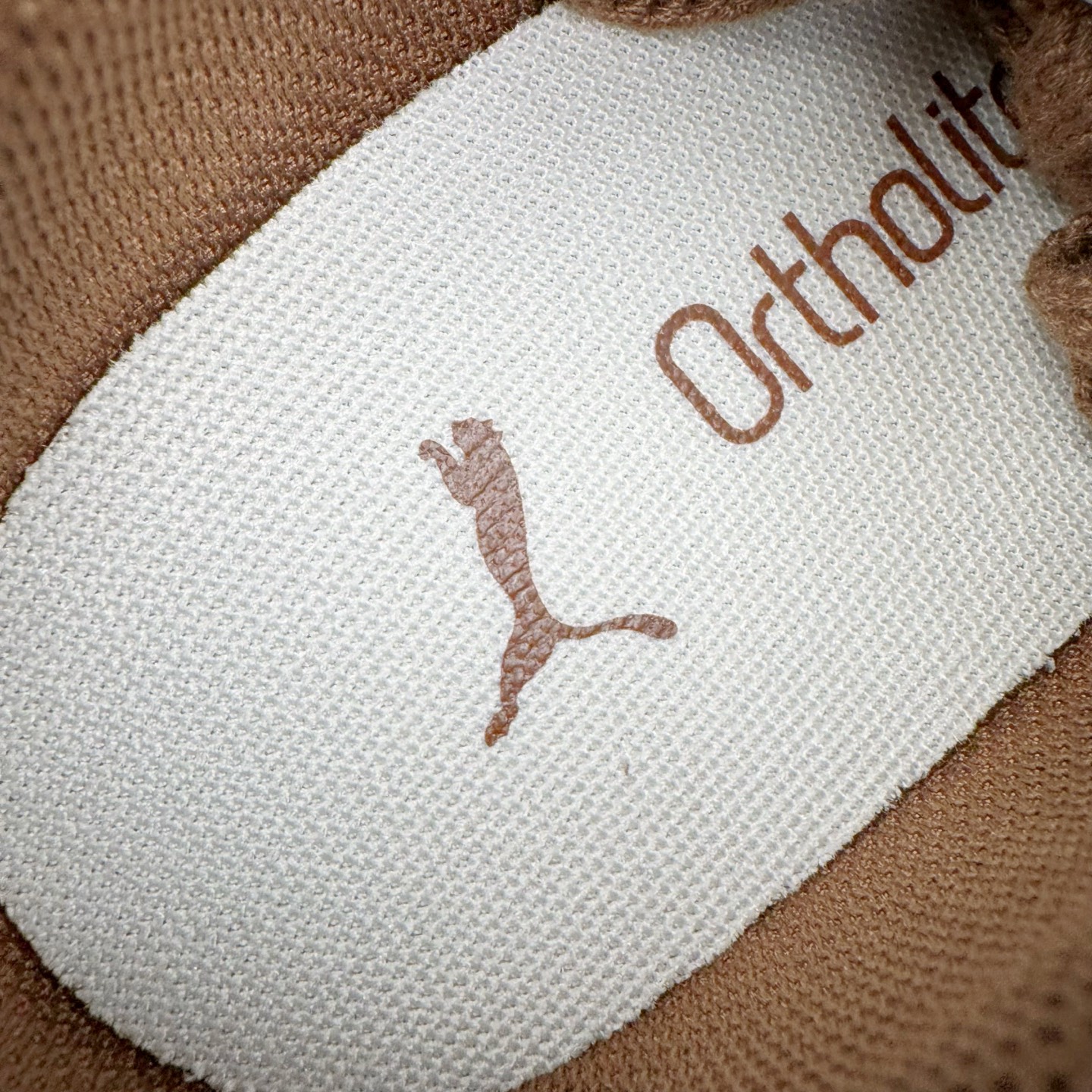 图片[12]-＃G版纯原 PUMA Speedca OG 彪马极速赛车系列低帮德训风拼接复古百搭休闲运动赛车鞋 口碑大厂出品 品控大底版型不断改良更新 全套原纸板楦头开发 确保原汁原味 完美呈现版型 一比一鞋头弧度高度鞋身弧度 独家私模原厂航空铝磨具打磨大底 鞋头坡度极致还原 无解鞋型 原盒原配 圈内天花板工艺 原厂玻璃冲刀 超高清洁度 全鞋零毛边皮料切割 原厂中底布 鞋款从80、90年代赛车手所穿的防火赛车鞋为原型，鞋身线条模仿了赛车的流线廓形，体现了空气动力学原理的结构。简约流畅的外观，恰好又和贯穿其中的Formstrip Logo融合恰到好处，视觉上细节丰富且协调。本次Speedcat OG鞋款归来，最大看点自然式保留了窄版鞋型以及薄底构造。这两年各品牌鞋底越做越厚，Speedcat反其道而行之，上脚几乎无鞋底的效果带来耳目一新的视觉体验。鞋面依旧是以质感细腻的麂皮材质打造，并且大面积近乎全包裹的使用，复古味道也愈发浓烈。配色上更是将最原始的黑色和红色带回，向F1赛车队的标志性队服致敬。相信让各位一眼种草的更多是出挑的大红色，上脚即可瞬间点亮整体造型，在以球鞋为核心的OOTD中脱颖而出。而另一款黑色则是低调的万金油，彰显新潮个性的同时又不喧宾夺主，也是热爱简约系穿搭朋友的首选。 尺码：35.5 36 37 37.5 38 38.5 39 40 40.5 41 42 42.5 43 44 44.5 45 46-选品中心