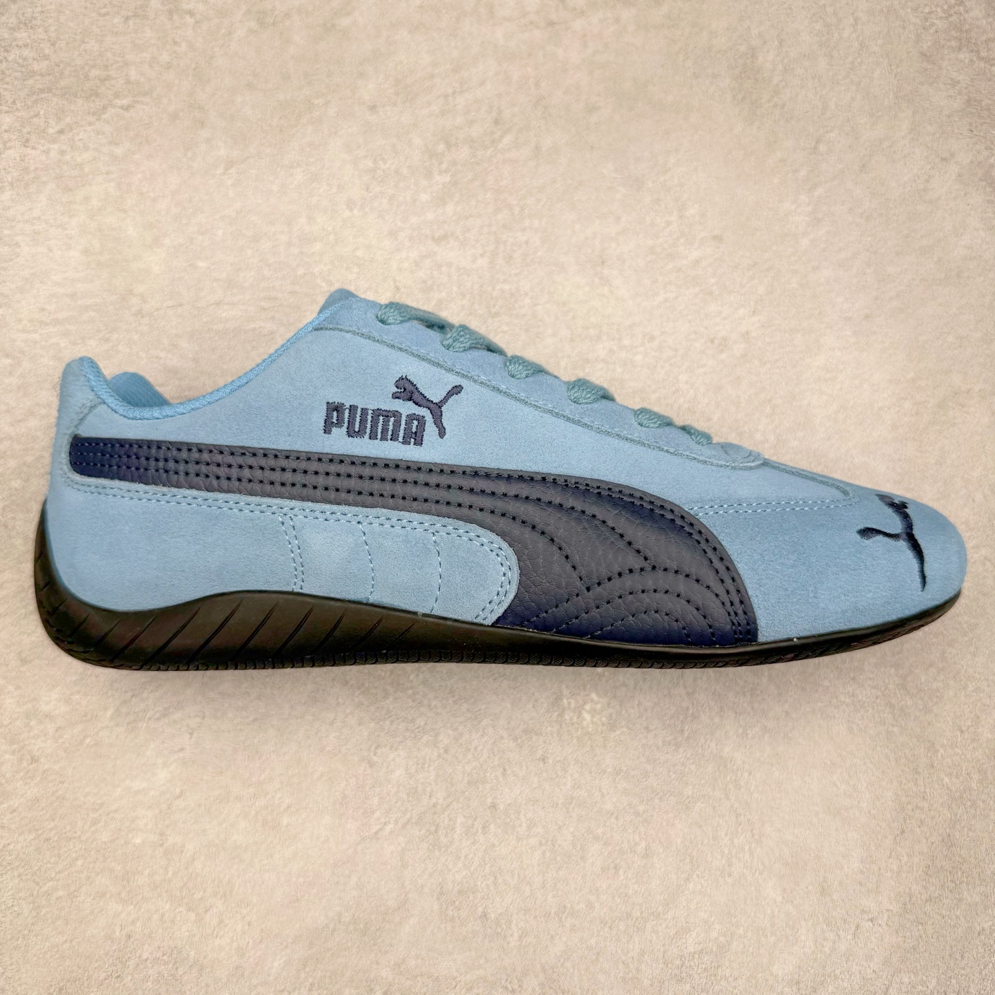 ＃G版纯原 PUMA Speedca OG 彪马极速赛车系列低帮德训风拼接复古百搭休闲运动赛车鞋 口碑大厂出品 品控大底版型不断改良更新 全套原纸板楦头开发 确保原汁原味 完美呈现版型 一比一鞋头弧度高度鞋身弧度 独家私模原厂航空铝磨具打磨大底 鞋头坡度极致还原 无解鞋型 原盒原配 圈内天花板工艺 原厂玻璃冲刀 超高清洁度 全鞋零毛边皮料切割 原厂中底布 鞋款从80、90年代赛车手所穿的防火赛车鞋为原型，鞋身线条模仿了赛车的流线廓形，体现了空气动力学原理的结构。简约流畅的外观，恰好又和贯穿其中的Formstrip Logo融合恰到好处，视觉上细节丰富且协调。本次Speedcat OG鞋款归来，最大看点自然式保留了窄版鞋型以及薄底构造。这两年各品牌鞋底越做越厚，Speedcat反其道而行之，上脚几乎无鞋底的效果带来耳目一新的视觉体验。鞋面依旧是以质感细腻的麂皮材质打造，并且大面积近乎全包裹的使用，复古味道也愈发浓烈。配色上更是将最原始的黑色和红色带回，向F1赛车队的标志性队服致敬。相信让各位一眼种草的更多是出挑的大红色，上脚即可瞬间点亮整体造型，在以球鞋为核心的OOTD中脱颖而出。而另一款黑色则是低调的万金油，彰显新潮个性的同时又不喧宾夺主，也是热爱简约系穿搭朋友的首选。 尺码：35.5 36 37 37.5 38 38.5 39 40 40.5 41 42 42.5 43 44 44.5 45 46-选品中心