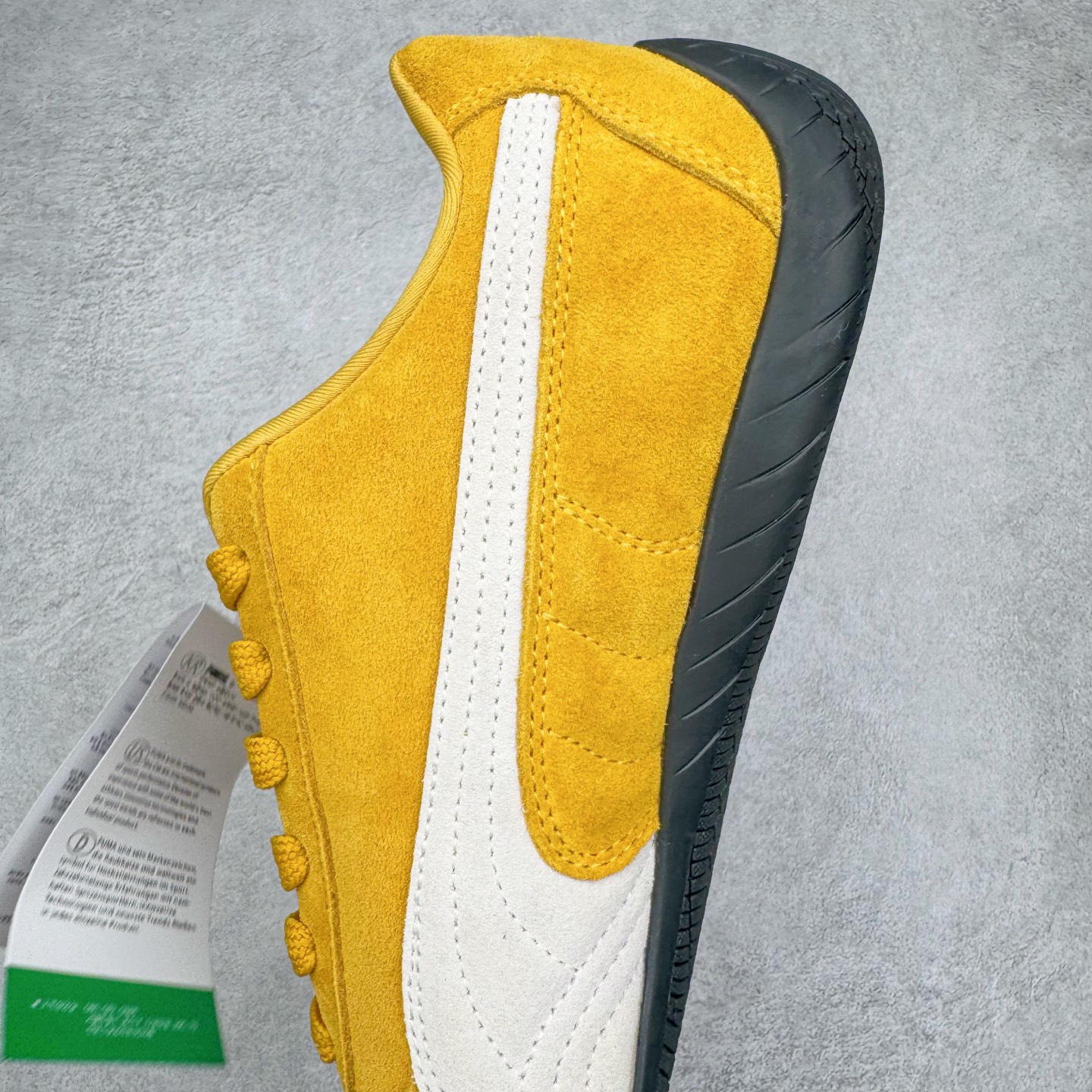 图片[7]-＃G版纯原 PUMA Speedca OG 彪马极速赛车系列低帮德训风拼接复古百搭休闲运动赛车鞋 口碑大厂出品 品控大底版型不断改良更新 全套原纸板楦头开发 确保原汁原味 完美呈现版型 一比一鞋头弧度高度鞋身弧度 独家私模原厂航空铝磨具打磨大底 鞋头坡度极致还原 无解鞋型 原盒原配 圈内天花板工艺 原厂玻璃冲刀 超高清洁度 全鞋零毛边皮料切割 原厂中底布 鞋款从80、90年代赛车手所穿的防火赛车鞋为原型，鞋身线条模仿了赛车的流线廓形，体现了空气动力学原理的结构。简约流畅的外观，恰好又和贯穿其中的Formstrip Logo融合恰到好处，视觉上细节丰富且协调。本次Speedcat OG鞋款归来，最大看点自然式保留了窄版鞋型以及薄底构造。这两年各品牌鞋底越做越厚，Speedcat反其道而行之，上脚几乎无鞋底的效果带来耳目一新的视觉体验。鞋面依旧是以质感细腻的麂皮材质打造，并且大面积近乎全包裹的使用，复古味道也愈发浓烈。配色上更是将最原始的黑色和红色带回，向F1赛车队的标志性队服致敬。相信让各位一眼种草的更多是出挑的大红色，上脚即可瞬间点亮整体造型，在以球鞋为核心的OOTD中脱颖而出。而另一款黑色则是低调的万金油，彰显新潮个性的同时又不喧宾夺主，也是热爱简约系穿搭朋友的首选。 尺码：35.5 36 37 37.5 38 38.5 39 40 40.5 41 42 42.5 43 44 44.5 45 46-选品中心