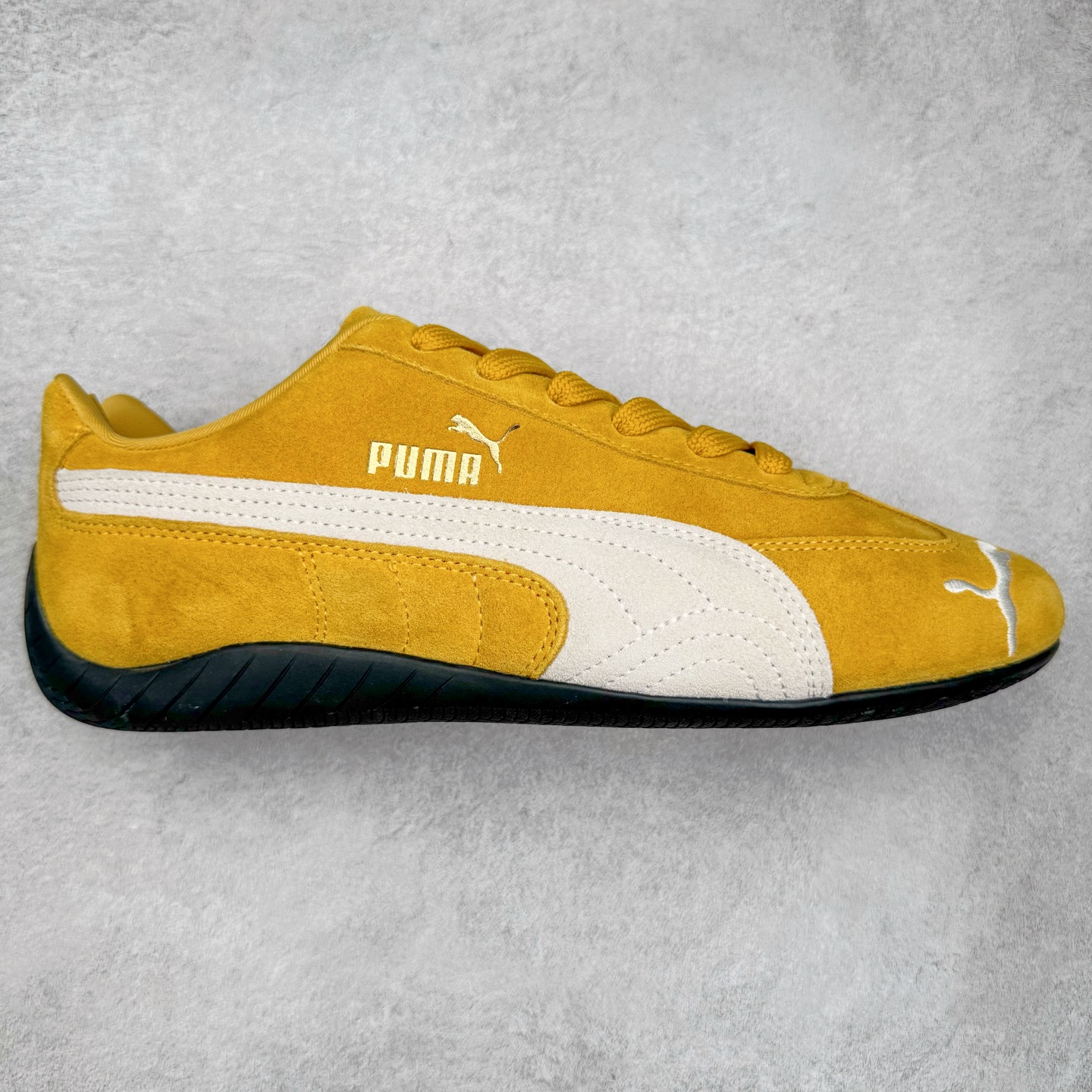 ＃G版纯原 PUMA Speedca OG 彪马极速赛车系列低帮德训风拼接复古百搭休闲运动赛车鞋 口碑大厂出品 品控大底版型不断改良更新 全套原纸板楦头开发 确保原汁原味 完美呈现版型 一比一鞋头弧度高度鞋身弧度 独家私模原厂航空铝磨具打磨大底 鞋头坡度极致还原 无解鞋型 原盒原配 圈内天花板工艺 原厂玻璃冲刀 超高清洁度 全鞋零毛边皮料切割 原厂中底布 鞋款从80、90年代赛车手所穿的防火赛车鞋为原型，鞋身线条模仿了赛车的流线廓形，体现了空气动力学原理的结构。简约流畅的外观，恰好又和贯穿其中的Formstrip Logo融合恰到好处，视觉上细节丰富且协调。本次Speedcat OG鞋款归来，最大看点自然式保留了窄版鞋型以及薄底构造。这两年各品牌鞋底越做越厚，Speedcat反其道而行之，上脚几乎无鞋底的效果带来耳目一新的视觉体验。鞋面依旧是以质感细腻的麂皮材质打造，并且大面积近乎全包裹的使用，复古味道也愈发浓烈。配色上更是将最原始的黑色和红色带回，向F1赛车队的标志性队服致敬。相信让各位一眼种草的更多是出挑的大红色，上脚即可瞬间点亮整体造型，在以球鞋为核心的OOTD中脱颖而出。而另一款黑色则是低调的万金油，彰显新潮个性的同时又不喧宾夺主，也是热爱简约系穿搭朋友的首选。 尺码：35.5 36 37 37.5 38 38.5 39 40 40.5 41 42 42.5 43 44 44.5 45 46-选品中心