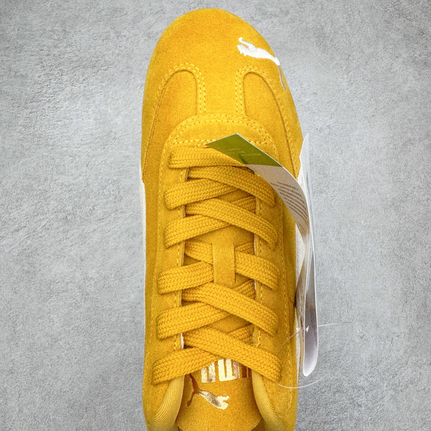 图片[4]-＃G版纯原 PUMA Speedca OG 彪马极速赛车系列低帮德训风拼接复古百搭休闲运动赛车鞋 口碑大厂出品 品控大底版型不断改良更新 全套原纸板楦头开发 确保原汁原味 完美呈现版型 一比一鞋头弧度高度鞋身弧度 独家私模原厂航空铝磨具打磨大底 鞋头坡度极致还原 无解鞋型 原盒原配 圈内天花板工艺 原厂玻璃冲刀 超高清洁度 全鞋零毛边皮料切割 原厂中底布 鞋款从80、90年代赛车手所穿的防火赛车鞋为原型，鞋身线条模仿了赛车的流线廓形，体现了空气动力学原理的结构。简约流畅的外观，恰好又和贯穿其中的Formstrip Logo融合恰到好处，视觉上细节丰富且协调。本次Speedcat OG鞋款归来，最大看点自然式保留了窄版鞋型以及薄底构造。这两年各品牌鞋底越做越厚，Speedcat反其道而行之，上脚几乎无鞋底的效果带来耳目一新的视觉体验。鞋面依旧是以质感细腻的麂皮材质打造，并且大面积近乎全包裹的使用，复古味道也愈发浓烈。配色上更是将最原始的黑色和红色带回，向F1赛车队的标志性队服致敬。相信让各位一眼种草的更多是出挑的大红色，上脚即可瞬间点亮整体造型，在以球鞋为核心的OOTD中脱颖而出。而另一款黑色则是低调的万金油，彰显新潮个性的同时又不喧宾夺主，也是热爱简约系穿搭朋友的首选。 尺码：35.5 36 37 37.5 38 38.5 39 40 40.5 41 42 42.5 43 44 44.5 45 46-选品中心