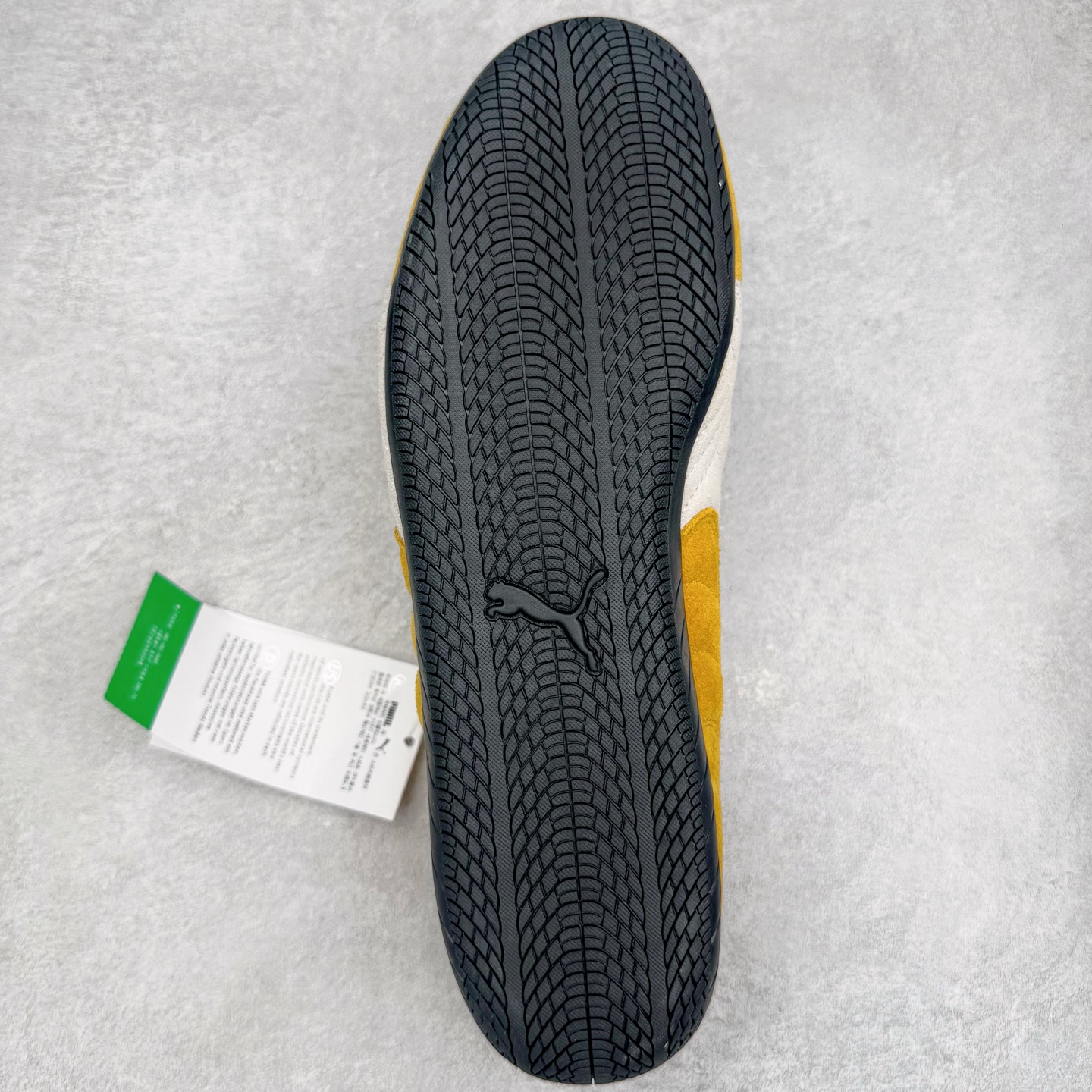 图片[9]-＃G版纯原 PUMA Speedca OG 彪马极速赛车系列低帮德训风拼接复古百搭休闲运动赛车鞋 口碑大厂出品 品控大底版型不断改良更新 全套原纸板楦头开发 确保原汁原味 完美呈现版型 一比一鞋头弧度高度鞋身弧度 独家私模原厂航空铝磨具打磨大底 鞋头坡度极致还原 无解鞋型 原盒原配 圈内天花板工艺 原厂玻璃冲刀 超高清洁度 全鞋零毛边皮料切割 原厂中底布 鞋款从80、90年代赛车手所穿的防火赛车鞋为原型，鞋身线条模仿了赛车的流线廓形，体现了空气动力学原理的结构。简约流畅的外观，恰好又和贯穿其中的Formstrip Logo融合恰到好处，视觉上细节丰富且协调。本次Speedcat OG鞋款归来，最大看点自然式保留了窄版鞋型以及薄底构造。这两年各品牌鞋底越做越厚，Speedcat反其道而行之，上脚几乎无鞋底的效果带来耳目一新的视觉体验。鞋面依旧是以质感细腻的麂皮材质打造，并且大面积近乎全包裹的使用，复古味道也愈发浓烈。配色上更是将最原始的黑色和红色带回，向F1赛车队的标志性队服致敬。相信让各位一眼种草的更多是出挑的大红色，上脚即可瞬间点亮整体造型，在以球鞋为核心的OOTD中脱颖而出。而另一款黑色则是低调的万金油，彰显新潮个性的同时又不喧宾夺主，也是热爱简约系穿搭朋友的首选。 尺码：35.5 36 37 37.5 38 38.5 39 40 40.5 41 42 42.5 43 44 44.5 45 46-选品中心