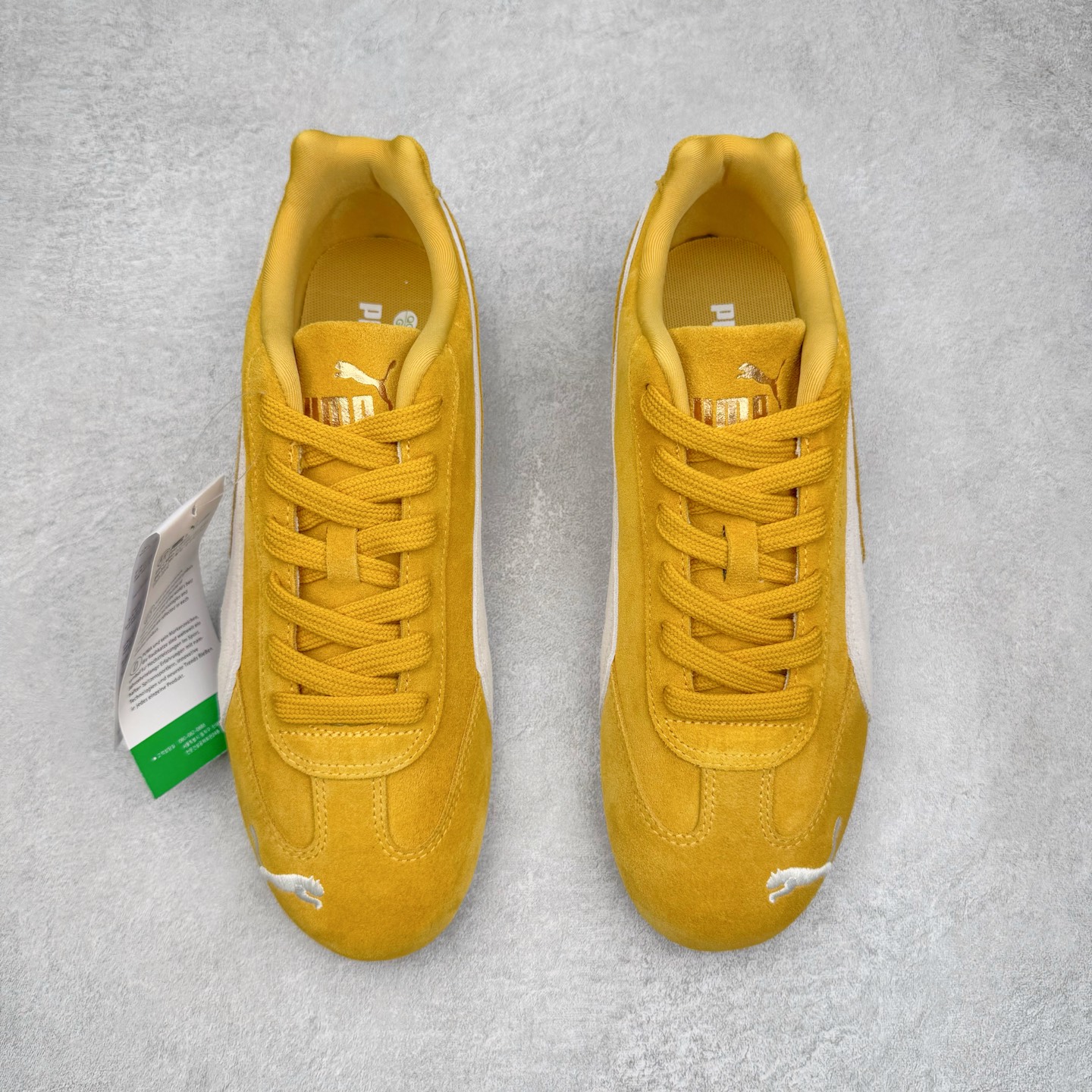 图片[2]-＃G版纯原 PUMA Speedca OG 彪马极速赛车系列低帮德训风拼接复古百搭休闲运动赛车鞋 口碑大厂出品 品控大底版型不断改良更新 全套原纸板楦头开发 确保原汁原味 完美呈现版型 一比一鞋头弧度高度鞋身弧度 独家私模原厂航空铝磨具打磨大底 鞋头坡度极致还原 无解鞋型 原盒原配 圈内天花板工艺 原厂玻璃冲刀 超高清洁度 全鞋零毛边皮料切割 原厂中底布 鞋款从80、90年代赛车手所穿的防火赛车鞋为原型，鞋身线条模仿了赛车的流线廓形，体现了空气动力学原理的结构。简约流畅的外观，恰好又和贯穿其中的Formstrip Logo融合恰到好处，视觉上细节丰富且协调。本次Speedcat OG鞋款归来，最大看点自然式保留了窄版鞋型以及薄底构造。这两年各品牌鞋底越做越厚，Speedcat反其道而行之，上脚几乎无鞋底的效果带来耳目一新的视觉体验。鞋面依旧是以质感细腻的麂皮材质打造，并且大面积近乎全包裹的使用，复古味道也愈发浓烈。配色上更是将最原始的黑色和红色带回，向F1赛车队的标志性队服致敬。相信让各位一眼种草的更多是出挑的大红色，上脚即可瞬间点亮整体造型，在以球鞋为核心的OOTD中脱颖而出。而另一款黑色则是低调的万金油，彰显新潮个性的同时又不喧宾夺主，也是热爱简约系穿搭朋友的首选。 尺码：35.5 36 37 37.5 38 38.5 39 40 40.5 41 42 42.5 43 44 44.5 45 46-选品中心