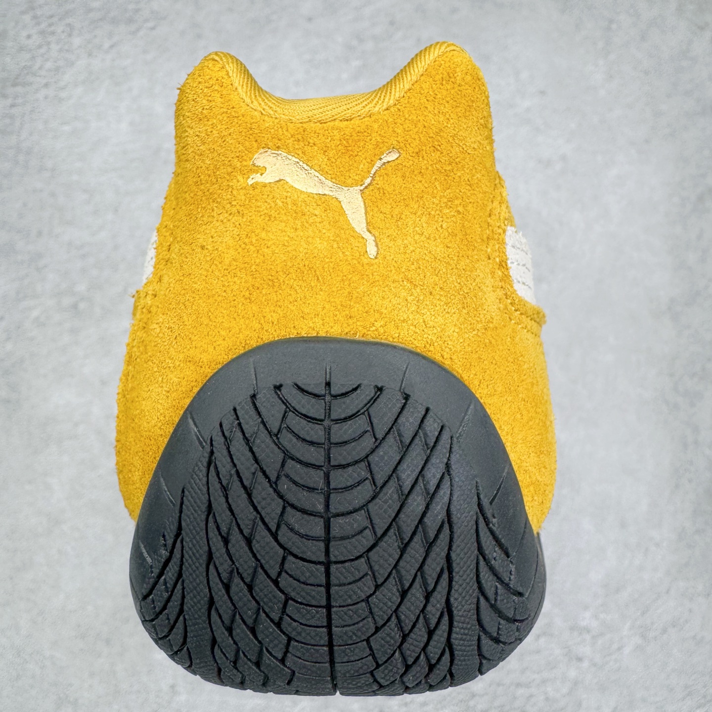 图片[8]-＃G版纯原 PUMA Speedca OG 彪马极速赛车系列低帮德训风拼接复古百搭休闲运动赛车鞋 口碑大厂出品 品控大底版型不断改良更新 全套原纸板楦头开发 确保原汁原味 完美呈现版型 一比一鞋头弧度高度鞋身弧度 独家私模原厂航空铝磨具打磨大底 鞋头坡度极致还原 无解鞋型 原盒原配 圈内天花板工艺 原厂玻璃冲刀 超高清洁度 全鞋零毛边皮料切割 原厂中底布 鞋款从80、90年代赛车手所穿的防火赛车鞋为原型，鞋身线条模仿了赛车的流线廓形，体现了空气动力学原理的结构。简约流畅的外观，恰好又和贯穿其中的Formstrip Logo融合恰到好处，视觉上细节丰富且协调。本次Speedcat OG鞋款归来，最大看点自然式保留了窄版鞋型以及薄底构造。这两年各品牌鞋底越做越厚，Speedcat反其道而行之，上脚几乎无鞋底的效果带来耳目一新的视觉体验。鞋面依旧是以质感细腻的麂皮材质打造，并且大面积近乎全包裹的使用，复古味道也愈发浓烈。配色上更是将最原始的黑色和红色带回，向F1赛车队的标志性队服致敬。相信让各位一眼种草的更多是出挑的大红色，上脚即可瞬间点亮整体造型，在以球鞋为核心的OOTD中脱颖而出。而另一款黑色则是低调的万金油，彰显新潮个性的同时又不喧宾夺主，也是热爱简约系穿搭朋友的首选。 尺码：35.5 36 37 37.5 38 38.5 39 40 40.5 41 42 42.5 43 44 44.5 45 46-选品中心