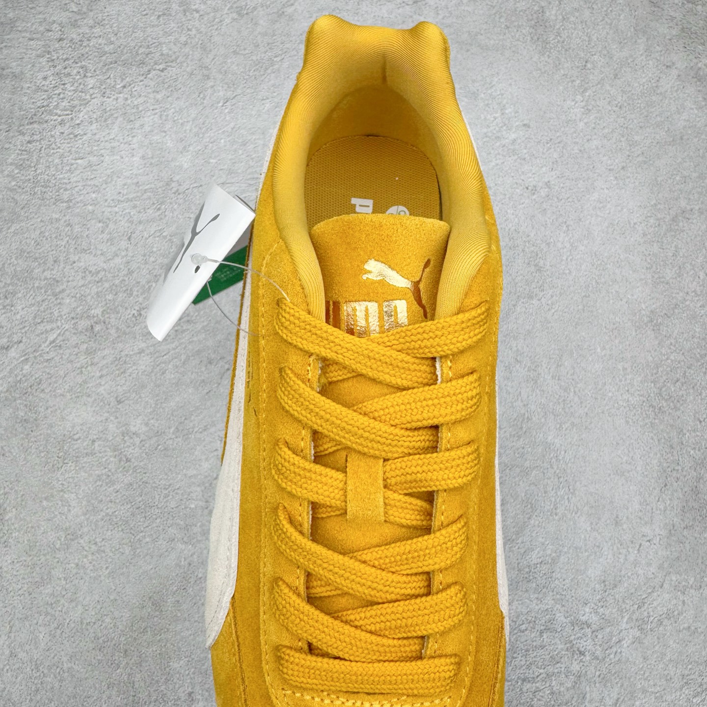 图片[5]-＃G版纯原 PUMA Speedca OG 彪马极速赛车系列低帮德训风拼接复古百搭休闲运动赛车鞋 口碑大厂出品 品控大底版型不断改良更新 全套原纸板楦头开发 确保原汁原味 完美呈现版型 一比一鞋头弧度高度鞋身弧度 独家私模原厂航空铝磨具打磨大底 鞋头坡度极致还原 无解鞋型 原盒原配 圈内天花板工艺 原厂玻璃冲刀 超高清洁度 全鞋零毛边皮料切割 原厂中底布 鞋款从80、90年代赛车手所穿的防火赛车鞋为原型，鞋身线条模仿了赛车的流线廓形，体现了空气动力学原理的结构。简约流畅的外观，恰好又和贯穿其中的Formstrip Logo融合恰到好处，视觉上细节丰富且协调。本次Speedcat OG鞋款归来，最大看点自然式保留了窄版鞋型以及薄底构造。这两年各品牌鞋底越做越厚，Speedcat反其道而行之，上脚几乎无鞋底的效果带来耳目一新的视觉体验。鞋面依旧是以质感细腻的麂皮材质打造，并且大面积近乎全包裹的使用，复古味道也愈发浓烈。配色上更是将最原始的黑色和红色带回，向F1赛车队的标志性队服致敬。相信让各位一眼种草的更多是出挑的大红色，上脚即可瞬间点亮整体造型，在以球鞋为核心的OOTD中脱颖而出。而另一款黑色则是低调的万金油，彰显新潮个性的同时又不喧宾夺主，也是热爱简约系穿搭朋友的首选。 尺码：35.5 36 37 37.5 38 38.5 39 40 40.5 41 42 42.5 43 44 44.5 45 46-选品中心