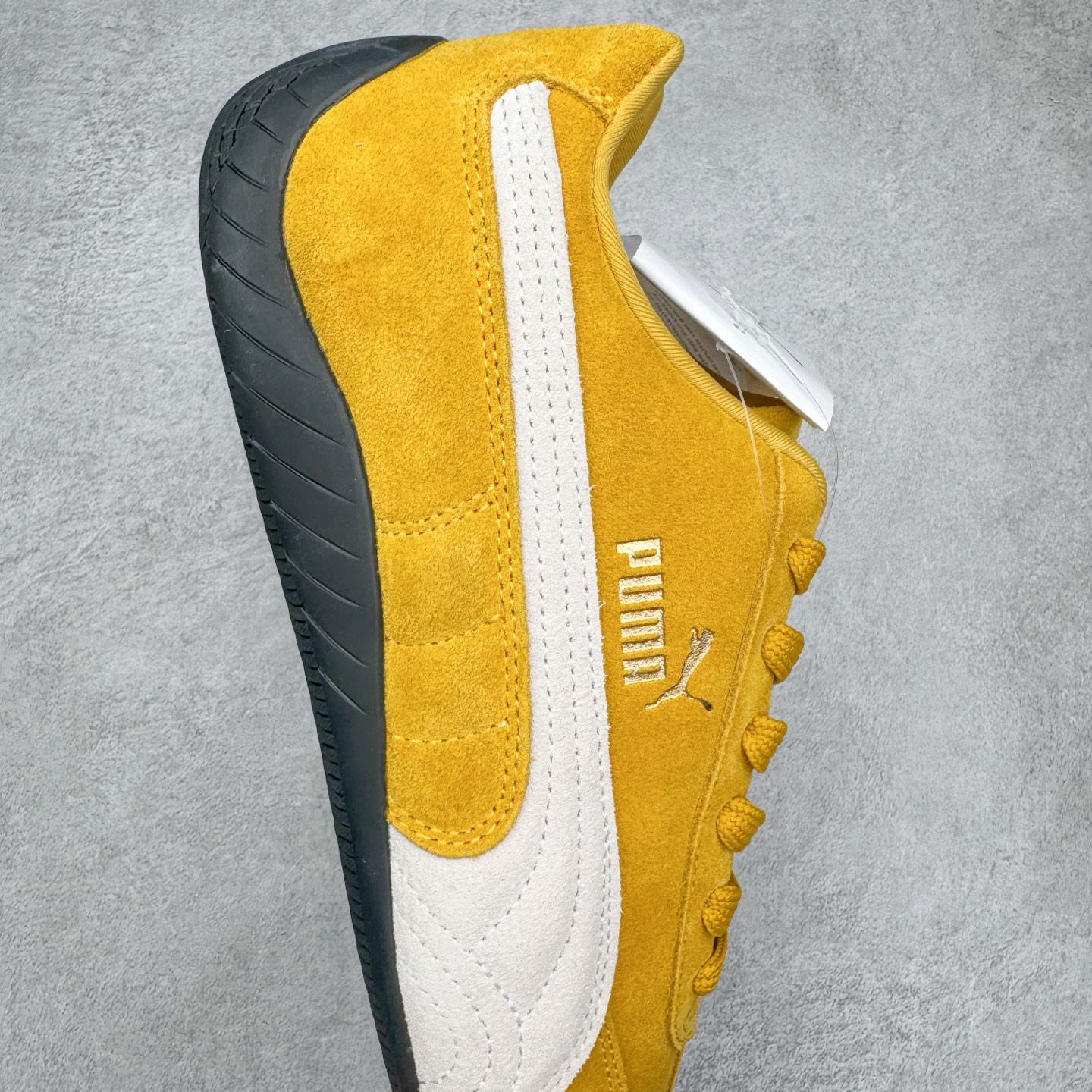 图片[6]-＃G版纯原 PUMA Speedca OG 彪马极速赛车系列低帮德训风拼接复古百搭休闲运动赛车鞋 口碑大厂出品 品控大底版型不断改良更新 全套原纸板楦头开发 确保原汁原味 完美呈现版型 一比一鞋头弧度高度鞋身弧度 独家私模原厂航空铝磨具打磨大底 鞋头坡度极致还原 无解鞋型 原盒原配 圈内天花板工艺 原厂玻璃冲刀 超高清洁度 全鞋零毛边皮料切割 原厂中底布 鞋款从80、90年代赛车手所穿的防火赛车鞋为原型，鞋身线条模仿了赛车的流线廓形，体现了空气动力学原理的结构。简约流畅的外观，恰好又和贯穿其中的Formstrip Logo融合恰到好处，视觉上细节丰富且协调。本次Speedcat OG鞋款归来，最大看点自然式保留了窄版鞋型以及薄底构造。这两年各品牌鞋底越做越厚，Speedcat反其道而行之，上脚几乎无鞋底的效果带来耳目一新的视觉体验。鞋面依旧是以质感细腻的麂皮材质打造，并且大面积近乎全包裹的使用，复古味道也愈发浓烈。配色上更是将最原始的黑色和红色带回，向F1赛车队的标志性队服致敬。相信让各位一眼种草的更多是出挑的大红色，上脚即可瞬间点亮整体造型，在以球鞋为核心的OOTD中脱颖而出。而另一款黑色则是低调的万金油，彰显新潮个性的同时又不喧宾夺主，也是热爱简约系穿搭朋友的首选。 尺码：35.5 36 37 37.5 38 38.5 39 40 40.5 41 42 42.5 43 44 44.5 45 46-选品中心