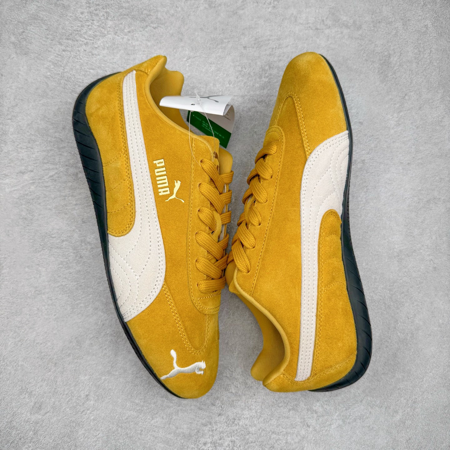 图片[3]-＃G版纯原 PUMA Speedca OG 彪马极速赛车系列低帮德训风拼接复古百搭休闲运动赛车鞋 口碑大厂出品 品控大底版型不断改良更新 全套原纸板楦头开发 确保原汁原味 完美呈现版型 一比一鞋头弧度高度鞋身弧度 独家私模原厂航空铝磨具打磨大底 鞋头坡度极致还原 无解鞋型 原盒原配 圈内天花板工艺 原厂玻璃冲刀 超高清洁度 全鞋零毛边皮料切割 原厂中底布 鞋款从80、90年代赛车手所穿的防火赛车鞋为原型，鞋身线条模仿了赛车的流线廓形，体现了空气动力学原理的结构。简约流畅的外观，恰好又和贯穿其中的Formstrip Logo融合恰到好处，视觉上细节丰富且协调。本次Speedcat OG鞋款归来，最大看点自然式保留了窄版鞋型以及薄底构造。这两年各品牌鞋底越做越厚，Speedcat反其道而行之，上脚几乎无鞋底的效果带来耳目一新的视觉体验。鞋面依旧是以质感细腻的麂皮材质打造，并且大面积近乎全包裹的使用，复古味道也愈发浓烈。配色上更是将最原始的黑色和红色带回，向F1赛车队的标志性队服致敬。相信让各位一眼种草的更多是出挑的大红色，上脚即可瞬间点亮整体造型，在以球鞋为核心的OOTD中脱颖而出。而另一款黑色则是低调的万金油，彰显新潮个性的同时又不喧宾夺主，也是热爱简约系穿搭朋友的首选。 尺码：35.5 36 37 37.5 38 38.5 39 40 40.5 41 42 42.5 43 44 44.5 45 46-选品中心