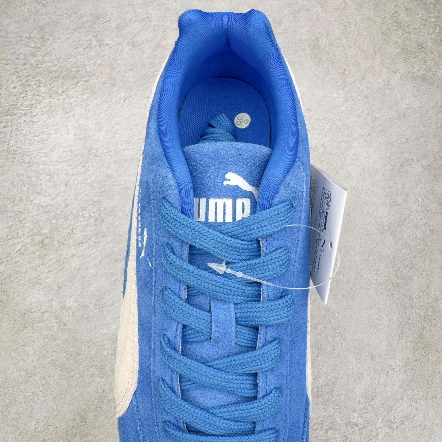 图片[5]-＃G版纯原 PUMA Speedca OG 彪马极速赛车系列低帮德训风拼接复古百搭休闲运动赛车鞋 口碑大厂出品 品控大底版型不断改良更新 全套原纸板楦头开发 确保原汁原味 完美呈现版型 一比一鞋头弧度高度鞋身弧度 独家私模原厂航空铝磨具打磨大底 鞋头坡度极致还原 无解鞋型 原盒原配 圈内天花板工艺 原厂玻璃冲刀 超高清洁度 全鞋零毛边皮料切割 原厂中底布 鞋款从80、90年代赛车手所穿的防火赛车鞋为原型，鞋身线条模仿了赛车的流线廓形，体现了空气动力学原理的结构。简约流畅的外观，恰好又和贯穿其中的Formstrip Logo融合恰到好处，视觉上细节丰富且协调。本次Speedcat OG鞋款归来，最大看点自然式保留了窄版鞋型以及薄底构造。这两年各品牌鞋底越做越厚，Speedcat反其道而行之，上脚几乎无鞋底的效果带来耳目一新的视觉体验。鞋面依旧是以质感细腻的麂皮材质打造，并且大面积近乎全包裹的使用，复古味道也愈发浓烈。配色上更是将最原始的黑色和红色带回，向F1赛车队的标志性队服致敬。相信让各位一眼种草的更多是出挑的大红色，上脚即可瞬间点亮整体造型，在以球鞋为核心的OOTD中脱颖而出。而另一款黑色则是低调的万金油，彰显新潮个性的同时又不喧宾夺主，也是热爱简约系穿搭朋友的首选。 尺码：35.5 36 37 37.5 38 38.5 39 40 40.5 41 42 42.5 43 44 44.5 45 46-选品中心