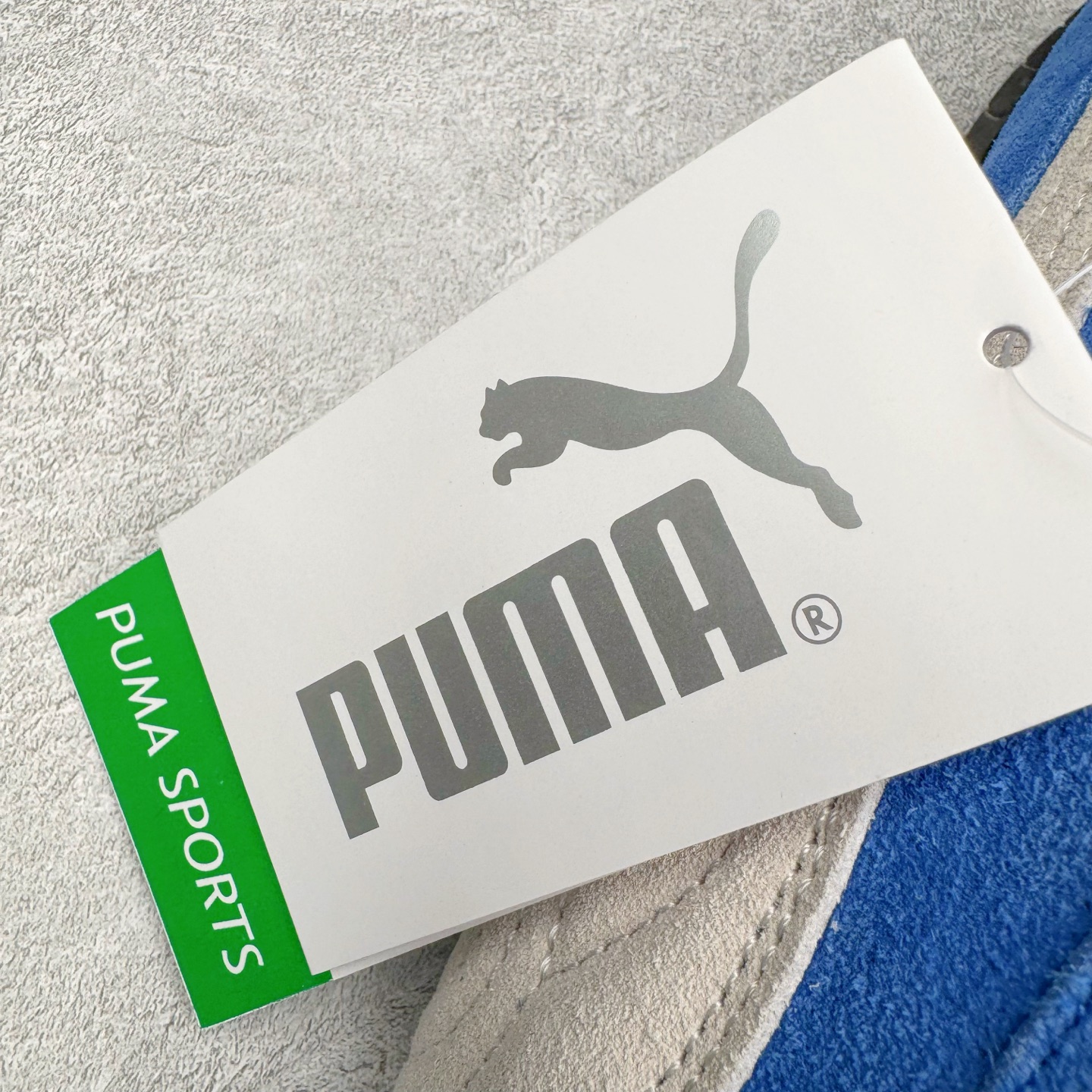 图片[11]-＃G版纯原 PUMA Speedca OG 彪马极速赛车系列低帮德训风拼接复古百搭休闲运动赛车鞋 口碑大厂出品 品控大底版型不断改良更新 全套原纸板楦头开发 确保原汁原味 完美呈现版型 一比一鞋头弧度高度鞋身弧度 独家私模原厂航空铝磨具打磨大底 鞋头坡度极致还原 无解鞋型 原盒原配 圈内天花板工艺 原厂玻璃冲刀 超高清洁度 全鞋零毛边皮料切割 原厂中底布 鞋款从80、90年代赛车手所穿的防火赛车鞋为原型，鞋身线条模仿了赛车的流线廓形，体现了空气动力学原理的结构。简约流畅的外观，恰好又和贯穿其中的Formstrip Logo融合恰到好处，视觉上细节丰富且协调。本次Speedcat OG鞋款归来，最大看点自然式保留了窄版鞋型以及薄底构造。这两年各品牌鞋底越做越厚，Speedcat反其道而行之，上脚几乎无鞋底的效果带来耳目一新的视觉体验。鞋面依旧是以质感细腻的麂皮材质打造，并且大面积近乎全包裹的使用，复古味道也愈发浓烈。配色上更是将最原始的黑色和红色带回，向F1赛车队的标志性队服致敬。相信让各位一眼种草的更多是出挑的大红色，上脚即可瞬间点亮整体造型，在以球鞋为核心的OOTD中脱颖而出。而另一款黑色则是低调的万金油，彰显新潮个性的同时又不喧宾夺主，也是热爱简约系穿搭朋友的首选。 尺码：35.5 36 37 37.5 38 38.5 39 40 40.5 41 42 42.5 43 44 44.5 45 46-选品中心