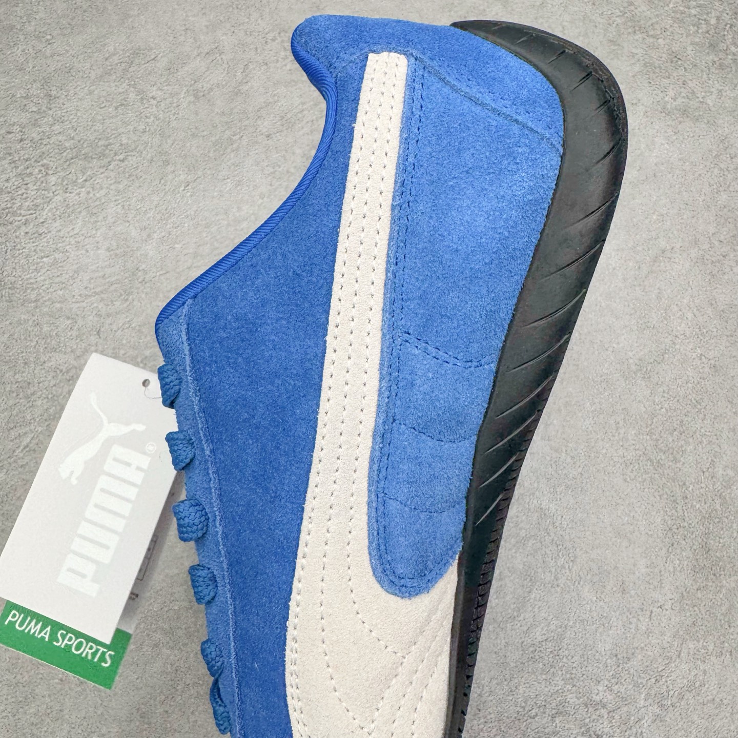 图片[7]-＃G版纯原 PUMA Speedca OG 彪马极速赛车系列低帮德训风拼接复古百搭休闲运动赛车鞋 口碑大厂出品 品控大底版型不断改良更新 全套原纸板楦头开发 确保原汁原味 完美呈现版型 一比一鞋头弧度高度鞋身弧度 独家私模原厂航空铝磨具打磨大底 鞋头坡度极致还原 无解鞋型 原盒原配 圈内天花板工艺 原厂玻璃冲刀 超高清洁度 全鞋零毛边皮料切割 原厂中底布 鞋款从80、90年代赛车手所穿的防火赛车鞋为原型，鞋身线条模仿了赛车的流线廓形，体现了空气动力学原理的结构。简约流畅的外观，恰好又和贯穿其中的Formstrip Logo融合恰到好处，视觉上细节丰富且协调。本次Speedcat OG鞋款归来，最大看点自然式保留了窄版鞋型以及薄底构造。这两年各品牌鞋底越做越厚，Speedcat反其道而行之，上脚几乎无鞋底的效果带来耳目一新的视觉体验。鞋面依旧是以质感细腻的麂皮材质打造，并且大面积近乎全包裹的使用，复古味道也愈发浓烈。配色上更是将最原始的黑色和红色带回，向F1赛车队的标志性队服致敬。相信让各位一眼种草的更多是出挑的大红色，上脚即可瞬间点亮整体造型，在以球鞋为核心的OOTD中脱颖而出。而另一款黑色则是低调的万金油，彰显新潮个性的同时又不喧宾夺主，也是热爱简约系穿搭朋友的首选。 尺码：35.5 36 37 37.5 38 38.5 39 40 40.5 41 42 42.5 43 44 44.5 45 46-选品中心