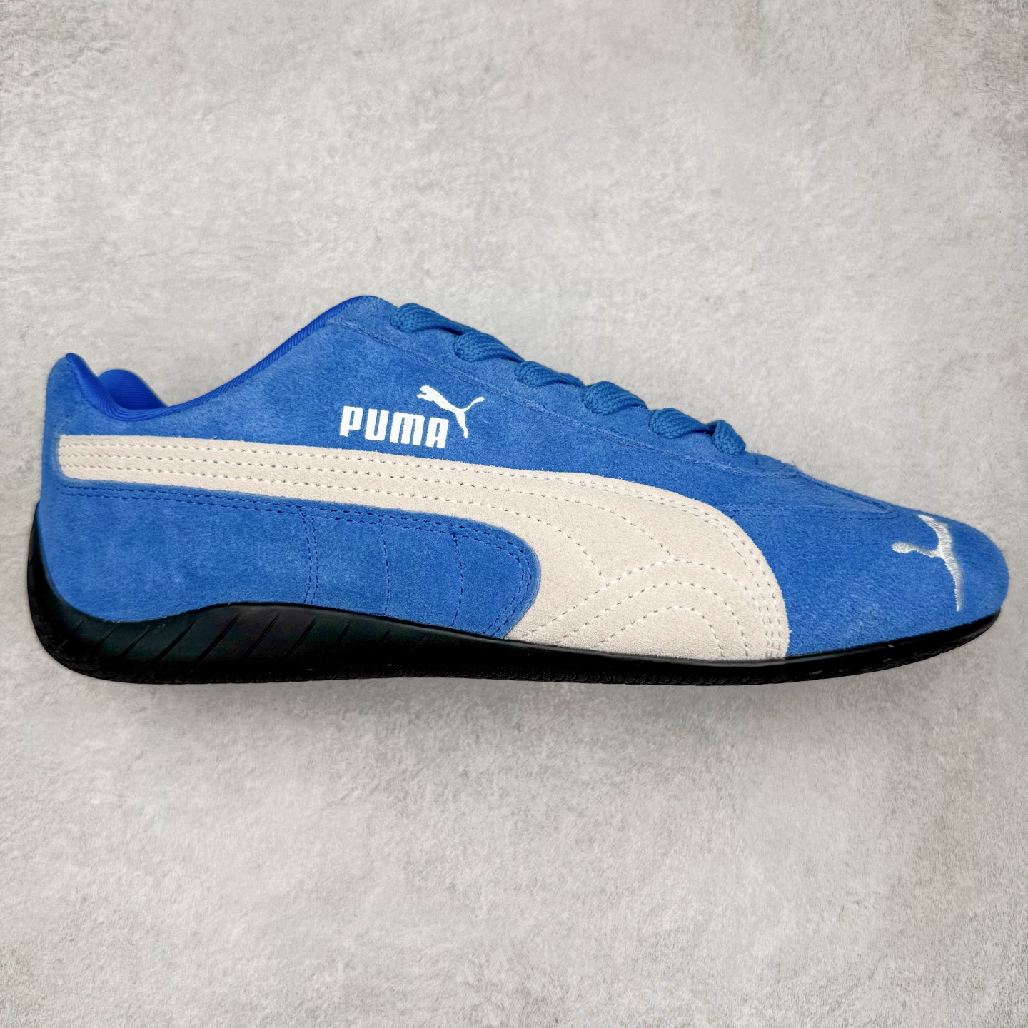 ＃G版纯原 PUMA Speedca OG 彪马极速赛车系列低帮德训风拼接复古百搭休闲运动赛车鞋 口碑大厂出品 品控大底版型不断改良更新 全套原纸板楦头开发 确保原汁原味 完美呈现版型 一比一鞋头弧度高度鞋身弧度 独家私模原厂航空铝磨具打磨大底 鞋头坡度极致还原 无解鞋型 原盒原配 圈内天花板工艺 原厂玻璃冲刀 超高清洁度 全鞋零毛边皮料切割 原厂中底布 鞋款从80、90年代赛车手所穿的防火赛车鞋为原型，鞋身线条模仿了赛车的流线廓形，体现了空气动力学原理的结构。简约流畅的外观，恰好又和贯穿其中的Formstrip Logo融合恰到好处，视觉上细节丰富且协调。本次Speedcat OG鞋款归来，最大看点自然式保留了窄版鞋型以及薄底构造。这两年各品牌鞋底越做越厚，Speedcat反其道而行之，上脚几乎无鞋底的效果带来耳目一新的视觉体验。鞋面依旧是以质感细腻的麂皮材质打造，并且大面积近乎全包裹的使用，复古味道也愈发浓烈。配色上更是将最原始的黑色和红色带回，向F1赛车队的标志性队服致敬。相信让各位一眼种草的更多是出挑的大红色，上脚即可瞬间点亮整体造型，在以球鞋为核心的OOTD中脱颖而出。而另一款黑色则是低调的万金油，彰显新潮个性的同时又不喧宾夺主，也是热爱简约系穿搭朋友的首选。 尺码：35.5 36 37 37.5 38 38.5 39 40 40.5 41 42 42.5 43 44 44.5 45 46-选品中心