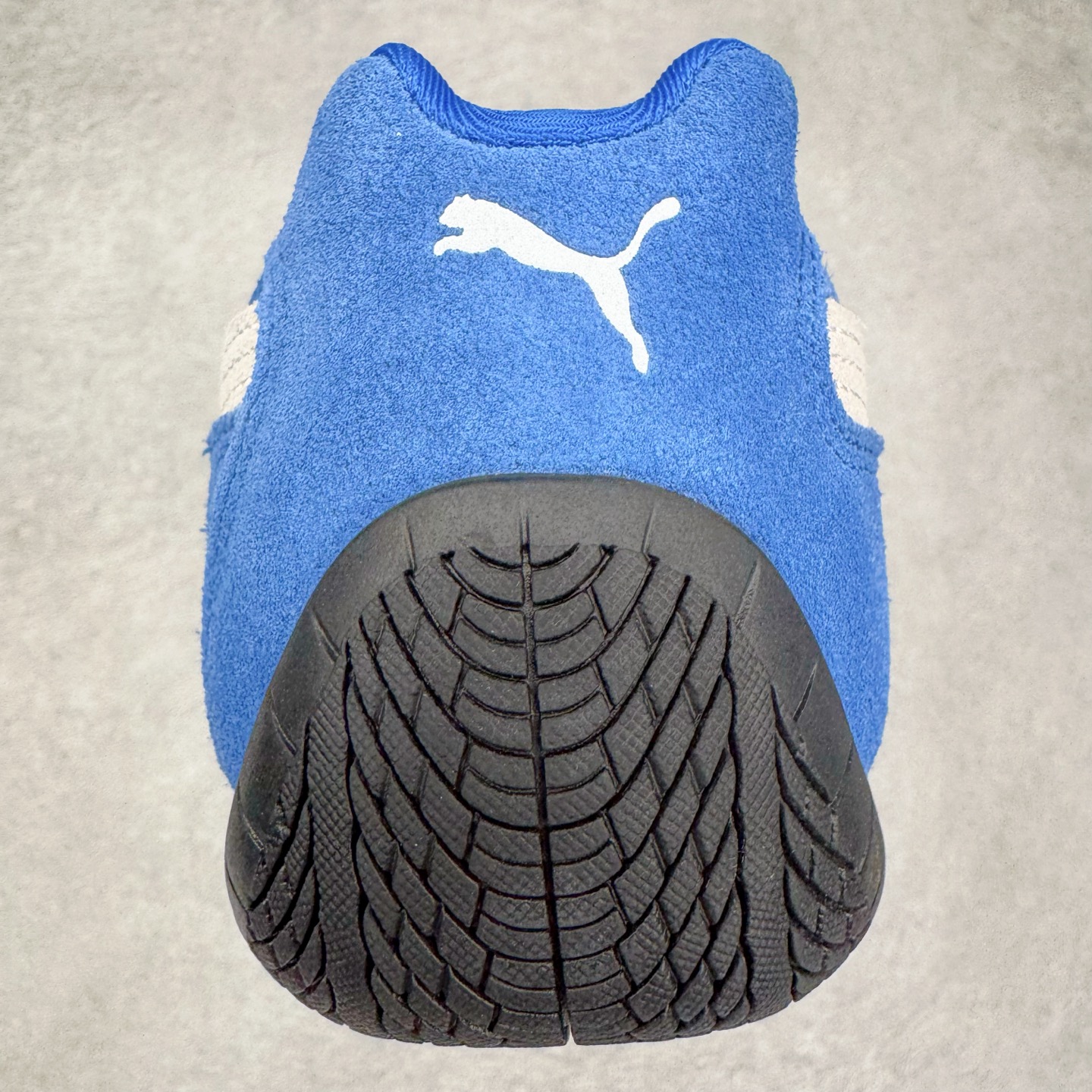 图片[8]-＃G版纯原 PUMA Speedca OG 彪马极速赛车系列低帮德训风拼接复古百搭休闲运动赛车鞋 口碑大厂出品 品控大底版型不断改良更新 全套原纸板楦头开发 确保原汁原味 完美呈现版型 一比一鞋头弧度高度鞋身弧度 独家私模原厂航空铝磨具打磨大底 鞋头坡度极致还原 无解鞋型 原盒原配 圈内天花板工艺 原厂玻璃冲刀 超高清洁度 全鞋零毛边皮料切割 原厂中底布 鞋款从80、90年代赛车手所穿的防火赛车鞋为原型，鞋身线条模仿了赛车的流线廓形，体现了空气动力学原理的结构。简约流畅的外观，恰好又和贯穿其中的Formstrip Logo融合恰到好处，视觉上细节丰富且协调。本次Speedcat OG鞋款归来，最大看点自然式保留了窄版鞋型以及薄底构造。这两年各品牌鞋底越做越厚，Speedcat反其道而行之，上脚几乎无鞋底的效果带来耳目一新的视觉体验。鞋面依旧是以质感细腻的麂皮材质打造，并且大面积近乎全包裹的使用，复古味道也愈发浓烈。配色上更是将最原始的黑色和红色带回，向F1赛车队的标志性队服致敬。相信让各位一眼种草的更多是出挑的大红色，上脚即可瞬间点亮整体造型，在以球鞋为核心的OOTD中脱颖而出。而另一款黑色则是低调的万金油，彰显新潮个性的同时又不喧宾夺主，也是热爱简约系穿搭朋友的首选。 尺码：35.5 36 37 37.5 38 38.5 39 40 40.5 41 42 42.5 43 44 44.5 45 46-选品中心