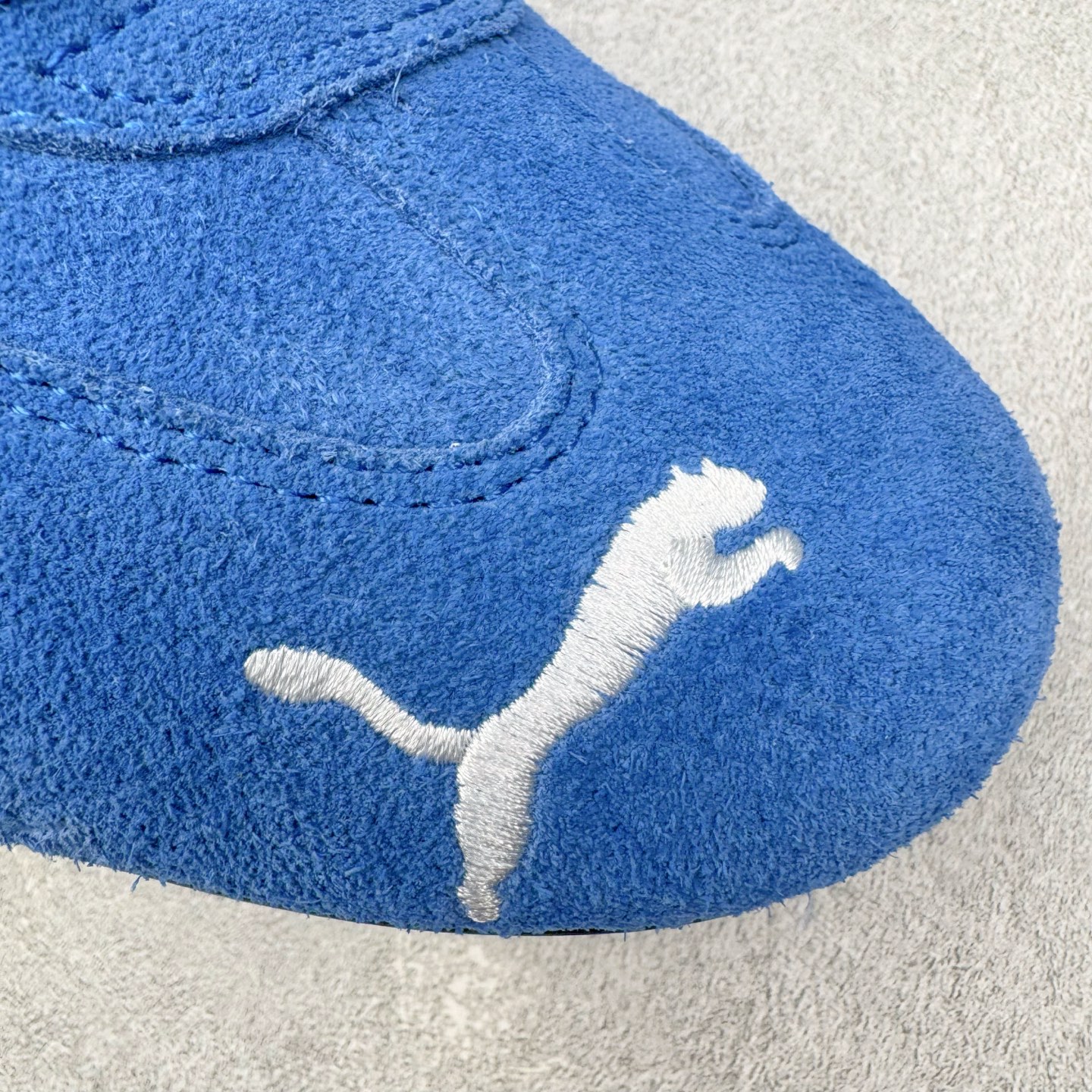 图片[14]-＃G版纯原 PUMA Speedca OG 彪马极速赛车系列低帮德训风拼接复古百搭休闲运动赛车鞋 口碑大厂出品 品控大底版型不断改良更新 全套原纸板楦头开发 确保原汁原味 完美呈现版型 一比一鞋头弧度高度鞋身弧度 独家私模原厂航空铝磨具打磨大底 鞋头坡度极致还原 无解鞋型 原盒原配 圈内天花板工艺 原厂玻璃冲刀 超高清洁度 全鞋零毛边皮料切割 原厂中底布 鞋款从80、90年代赛车手所穿的防火赛车鞋为原型，鞋身线条模仿了赛车的流线廓形，体现了空气动力学原理的结构。简约流畅的外观，恰好又和贯穿其中的Formstrip Logo融合恰到好处，视觉上细节丰富且协调。本次Speedcat OG鞋款归来，最大看点自然式保留了窄版鞋型以及薄底构造。这两年各品牌鞋底越做越厚，Speedcat反其道而行之，上脚几乎无鞋底的效果带来耳目一新的视觉体验。鞋面依旧是以质感细腻的麂皮材质打造，并且大面积近乎全包裹的使用，复古味道也愈发浓烈。配色上更是将最原始的黑色和红色带回，向F1赛车队的标志性队服致敬。相信让各位一眼种草的更多是出挑的大红色，上脚即可瞬间点亮整体造型，在以球鞋为核心的OOTD中脱颖而出。而另一款黑色则是低调的万金油，彰显新潮个性的同时又不喧宾夺主，也是热爱简约系穿搭朋友的首选。 尺码：35.5 36 37 37.5 38 38.5 39 40 40.5 41 42 42.5 43 44 44.5 45 46-选品中心