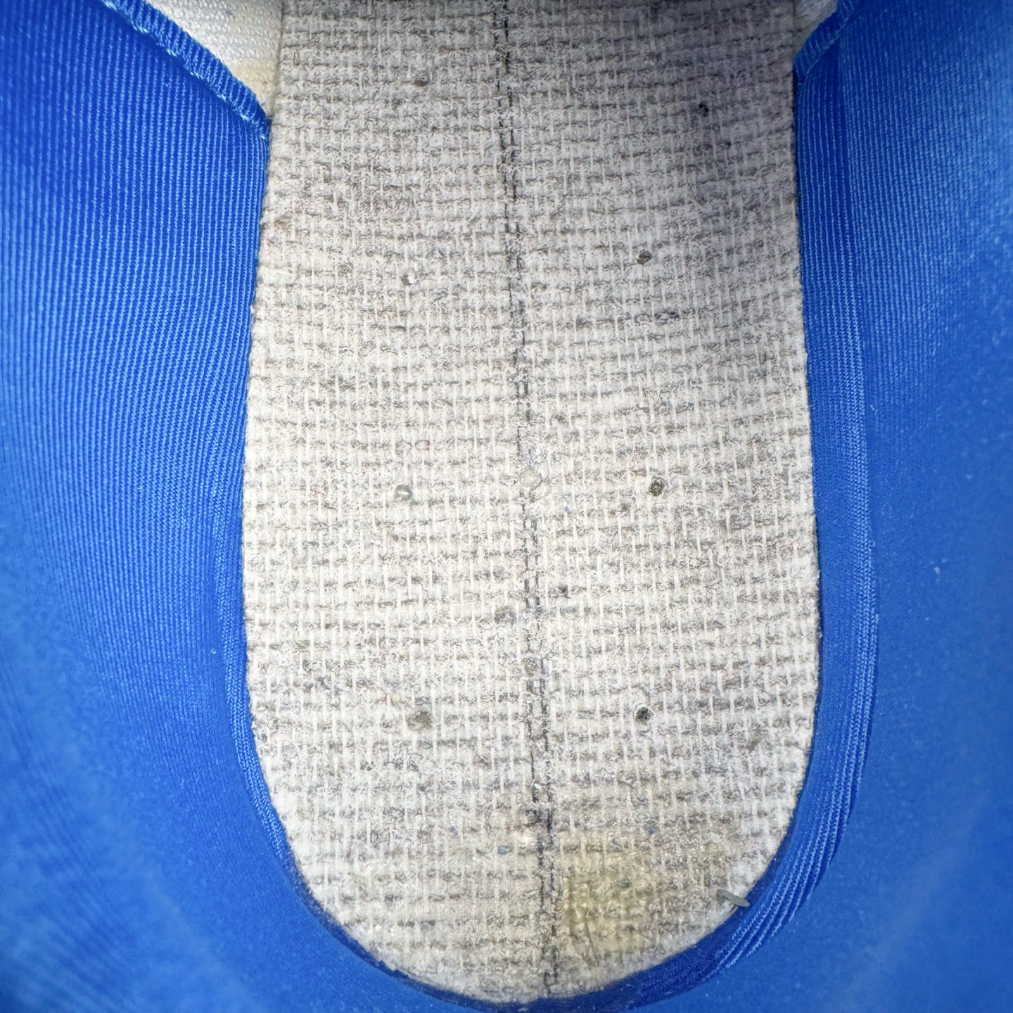 图片[10]-＃G版纯原 PUMA Speedca OG 彪马极速赛车系列低帮德训风拼接复古百搭休闲运动赛车鞋 口碑大厂出品 品控大底版型不断改良更新 全套原纸板楦头开发 确保原汁原味 完美呈现版型 一比一鞋头弧度高度鞋身弧度 独家私模原厂航空铝磨具打磨大底 鞋头坡度极致还原 无解鞋型 原盒原配 圈内天花板工艺 原厂玻璃冲刀 超高清洁度 全鞋零毛边皮料切割 原厂中底布 鞋款从80、90年代赛车手所穿的防火赛车鞋为原型，鞋身线条模仿了赛车的流线廓形，体现了空气动力学原理的结构。简约流畅的外观，恰好又和贯穿其中的Formstrip Logo融合恰到好处，视觉上细节丰富且协调。本次Speedcat OG鞋款归来，最大看点自然式保留了窄版鞋型以及薄底构造。这两年各品牌鞋底越做越厚，Speedcat反其道而行之，上脚几乎无鞋底的效果带来耳目一新的视觉体验。鞋面依旧是以质感细腻的麂皮材质打造，并且大面积近乎全包裹的使用，复古味道也愈发浓烈。配色上更是将最原始的黑色和红色带回，向F1赛车队的标志性队服致敬。相信让各位一眼种草的更多是出挑的大红色，上脚即可瞬间点亮整体造型，在以球鞋为核心的OOTD中脱颖而出。而另一款黑色则是低调的万金油，彰显新潮个性的同时又不喧宾夺主，也是热爱简约系穿搭朋友的首选。 尺码：35.5 36 37 37.5 38 38.5 39 40 40.5 41 42 42.5 43 44 44.5 45 46-选品中心