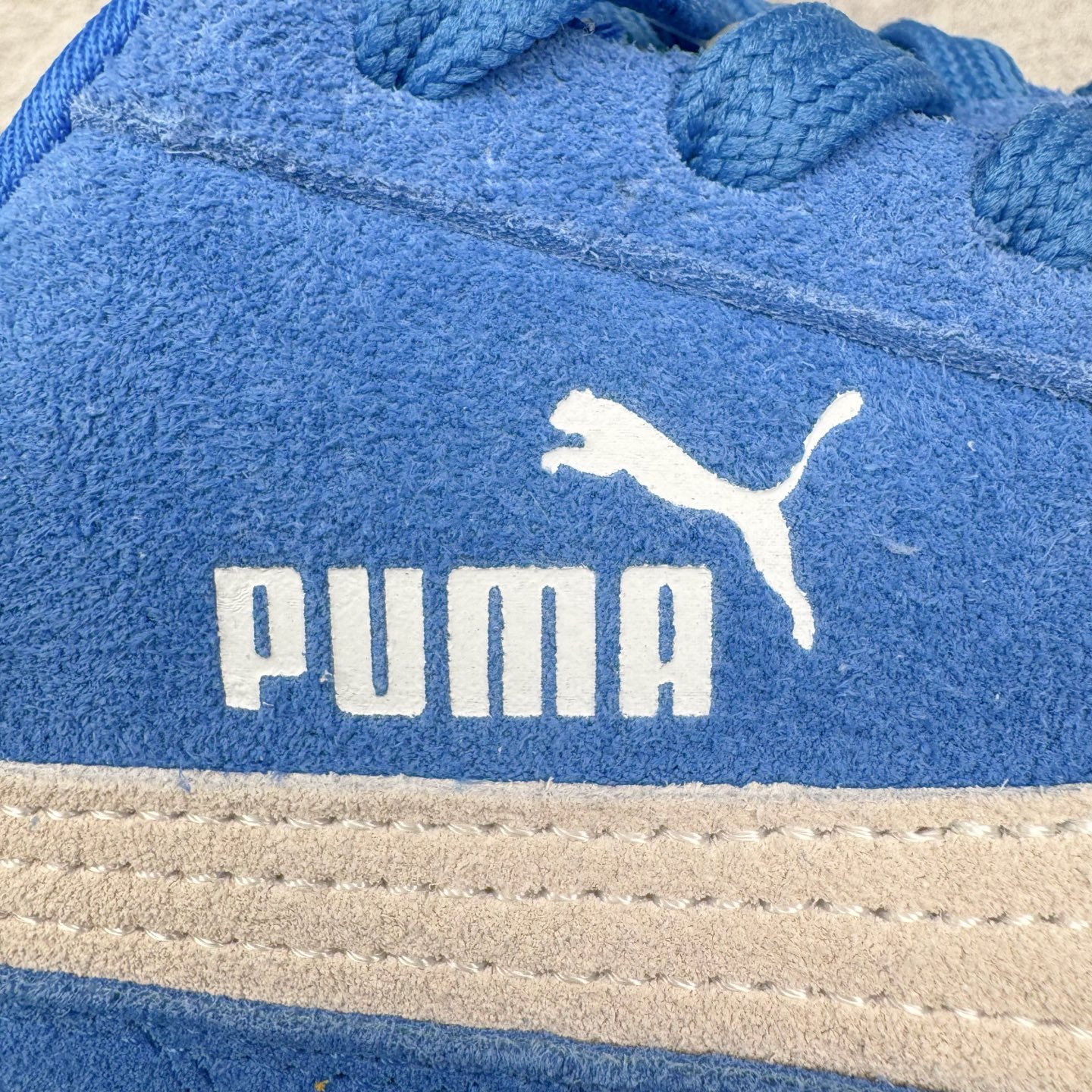 图片[15]-＃G版纯原 PUMA Speedca OG 彪马极速赛车系列低帮德训风拼接复古百搭休闲运动赛车鞋 口碑大厂出品 品控大底版型不断改良更新 全套原纸板楦头开发 确保原汁原味 完美呈现版型 一比一鞋头弧度高度鞋身弧度 独家私模原厂航空铝磨具打磨大底 鞋头坡度极致还原 无解鞋型 原盒原配 圈内天花板工艺 原厂玻璃冲刀 超高清洁度 全鞋零毛边皮料切割 原厂中底布 鞋款从80、90年代赛车手所穿的防火赛车鞋为原型，鞋身线条模仿了赛车的流线廓形，体现了空气动力学原理的结构。简约流畅的外观，恰好又和贯穿其中的Formstrip Logo融合恰到好处，视觉上细节丰富且协调。本次Speedcat OG鞋款归来，最大看点自然式保留了窄版鞋型以及薄底构造。这两年各品牌鞋底越做越厚，Speedcat反其道而行之，上脚几乎无鞋底的效果带来耳目一新的视觉体验。鞋面依旧是以质感细腻的麂皮材质打造，并且大面积近乎全包裹的使用，复古味道也愈发浓烈。配色上更是将最原始的黑色和红色带回，向F1赛车队的标志性队服致敬。相信让各位一眼种草的更多是出挑的大红色，上脚即可瞬间点亮整体造型，在以球鞋为核心的OOTD中脱颖而出。而另一款黑色则是低调的万金油，彰显新潮个性的同时又不喧宾夺主，也是热爱简约系穿搭朋友的首选。 尺码：35.5 36 37 37.5 38 38.5 39 40 40.5 41 42 42.5 43 44 44.5 45 46-选品中心