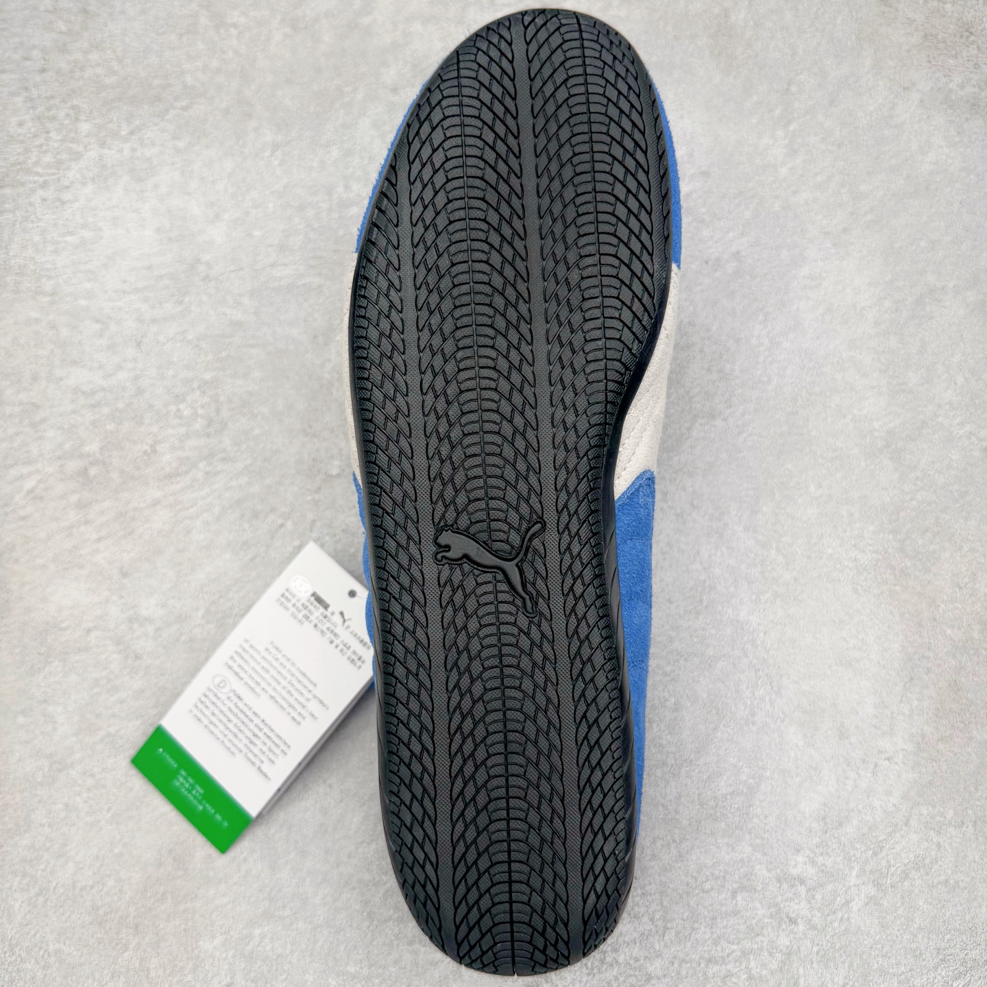 图片[9]-＃G版纯原 PUMA Speedca OG 彪马极速赛车系列低帮德训风拼接复古百搭休闲运动赛车鞋 口碑大厂出品 品控大底版型不断改良更新 全套原纸板楦头开发 确保原汁原味 完美呈现版型 一比一鞋头弧度高度鞋身弧度 独家私模原厂航空铝磨具打磨大底 鞋头坡度极致还原 无解鞋型 原盒原配 圈内天花板工艺 原厂玻璃冲刀 超高清洁度 全鞋零毛边皮料切割 原厂中底布 鞋款从80、90年代赛车手所穿的防火赛车鞋为原型，鞋身线条模仿了赛车的流线廓形，体现了空气动力学原理的结构。简约流畅的外观，恰好又和贯穿其中的Formstrip Logo融合恰到好处，视觉上细节丰富且协调。本次Speedcat OG鞋款归来，最大看点自然式保留了窄版鞋型以及薄底构造。这两年各品牌鞋底越做越厚，Speedcat反其道而行之，上脚几乎无鞋底的效果带来耳目一新的视觉体验。鞋面依旧是以质感细腻的麂皮材质打造，并且大面积近乎全包裹的使用，复古味道也愈发浓烈。配色上更是将最原始的黑色和红色带回，向F1赛车队的标志性队服致敬。相信让各位一眼种草的更多是出挑的大红色，上脚即可瞬间点亮整体造型，在以球鞋为核心的OOTD中脱颖而出。而另一款黑色则是低调的万金油，彰显新潮个性的同时又不喧宾夺主，也是热爱简约系穿搭朋友的首选。 尺码：35.5 36 37 37.5 38 38.5 39 40 40.5 41 42 42.5 43 44 44.5 45 46-选品中心