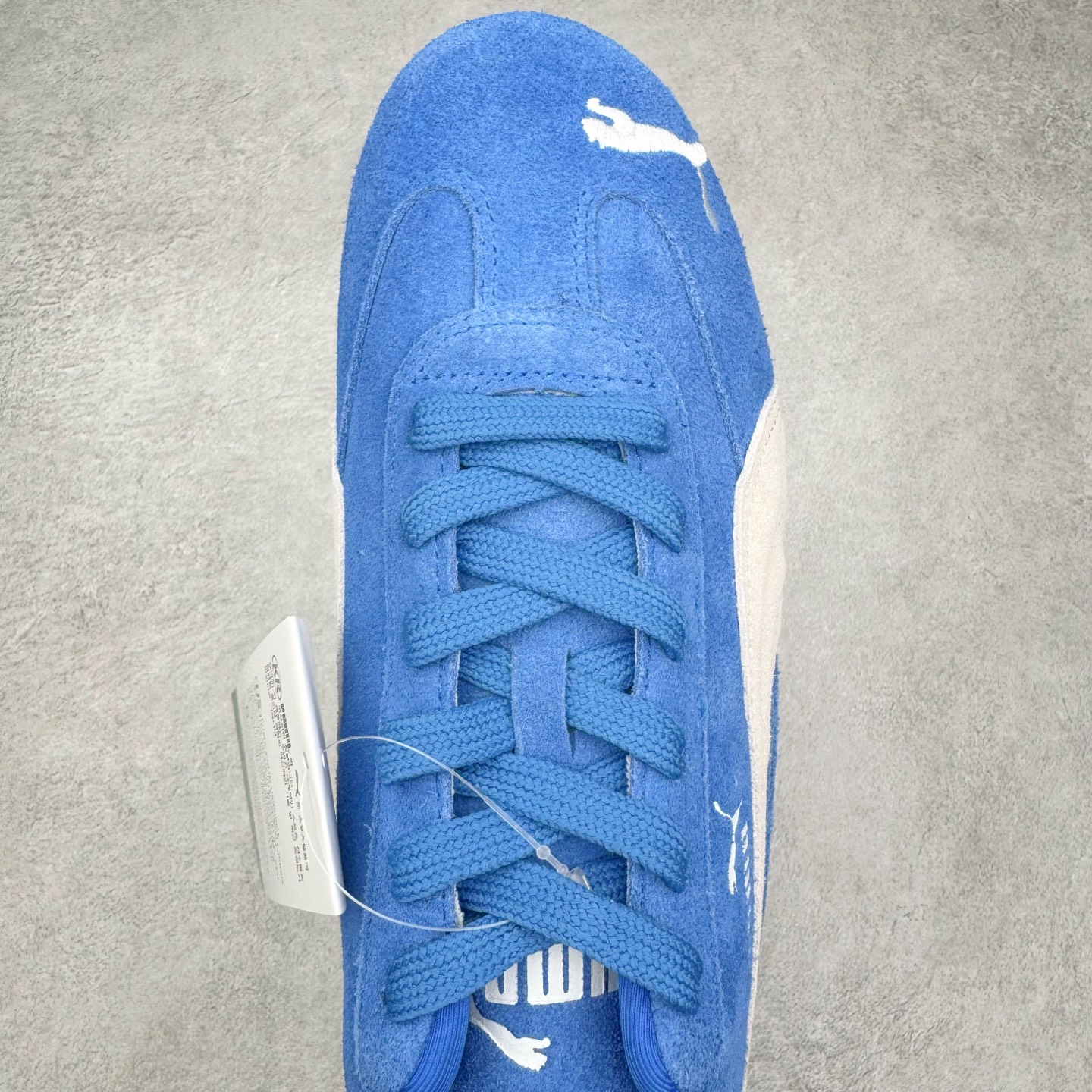 图片[4]-＃G版纯原 PUMA Speedca OG 彪马极速赛车系列低帮德训风拼接复古百搭休闲运动赛车鞋 口碑大厂出品 品控大底版型不断改良更新 全套原纸板楦头开发 确保原汁原味 完美呈现版型 一比一鞋头弧度高度鞋身弧度 独家私模原厂航空铝磨具打磨大底 鞋头坡度极致还原 无解鞋型 原盒原配 圈内天花板工艺 原厂玻璃冲刀 超高清洁度 全鞋零毛边皮料切割 原厂中底布 鞋款从80、90年代赛车手所穿的防火赛车鞋为原型，鞋身线条模仿了赛车的流线廓形，体现了空气动力学原理的结构。简约流畅的外观，恰好又和贯穿其中的Formstrip Logo融合恰到好处，视觉上细节丰富且协调。本次Speedcat OG鞋款归来，最大看点自然式保留了窄版鞋型以及薄底构造。这两年各品牌鞋底越做越厚，Speedcat反其道而行之，上脚几乎无鞋底的效果带来耳目一新的视觉体验。鞋面依旧是以质感细腻的麂皮材质打造，并且大面积近乎全包裹的使用，复古味道也愈发浓烈。配色上更是将最原始的黑色和红色带回，向F1赛车队的标志性队服致敬。相信让各位一眼种草的更多是出挑的大红色，上脚即可瞬间点亮整体造型，在以球鞋为核心的OOTD中脱颖而出。而另一款黑色则是低调的万金油，彰显新潮个性的同时又不喧宾夺主，也是热爱简约系穿搭朋友的首选。 尺码：35.5 36 37 37.5 38 38.5 39 40 40.5 41 42 42.5 43 44 44.5 45 46-选品中心