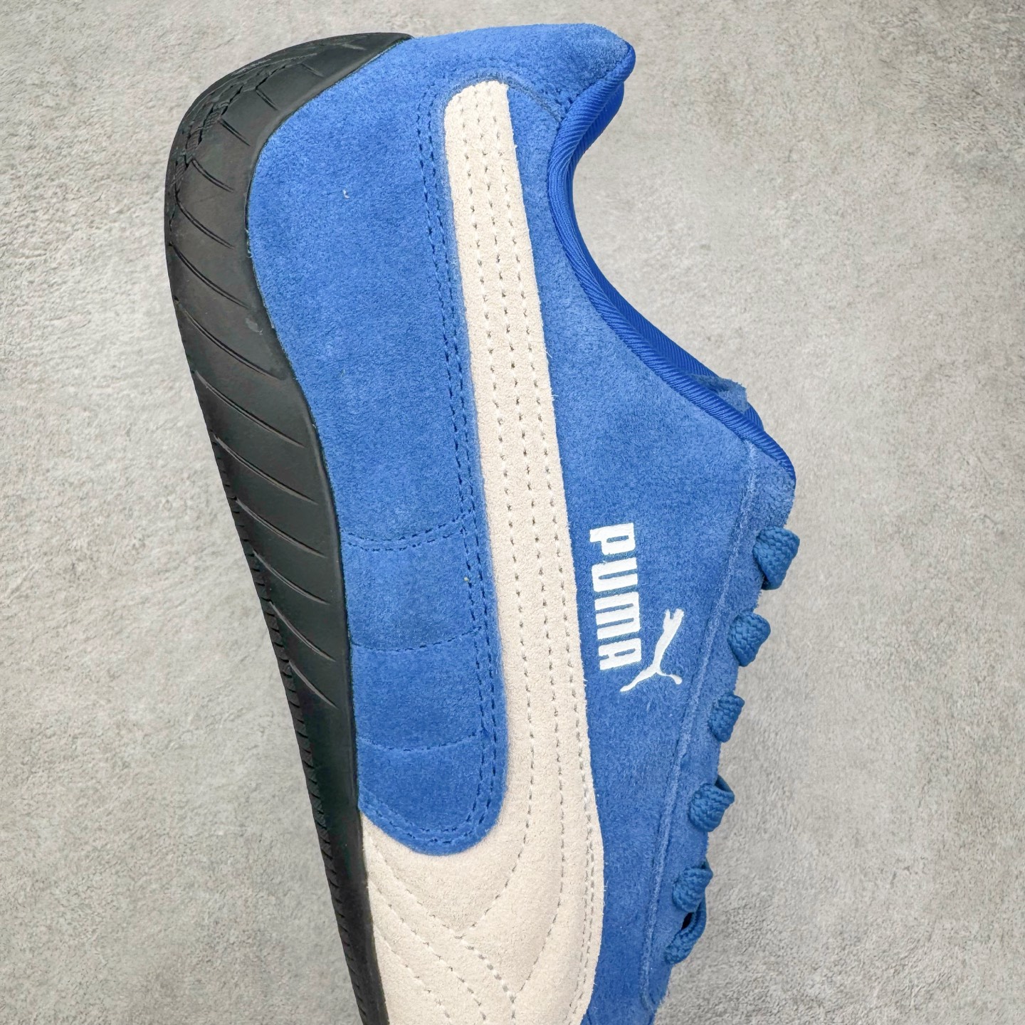 图片[6]-＃G版纯原 PUMA Speedca OG 彪马极速赛车系列低帮德训风拼接复古百搭休闲运动赛车鞋 口碑大厂出品 品控大底版型不断改良更新 全套原纸板楦头开发 确保原汁原味 完美呈现版型 一比一鞋头弧度高度鞋身弧度 独家私模原厂航空铝磨具打磨大底 鞋头坡度极致还原 无解鞋型 原盒原配 圈内天花板工艺 原厂玻璃冲刀 超高清洁度 全鞋零毛边皮料切割 原厂中底布 鞋款从80、90年代赛车手所穿的防火赛车鞋为原型，鞋身线条模仿了赛车的流线廓形，体现了空气动力学原理的结构。简约流畅的外观，恰好又和贯穿其中的Formstrip Logo融合恰到好处，视觉上细节丰富且协调。本次Speedcat OG鞋款归来，最大看点自然式保留了窄版鞋型以及薄底构造。这两年各品牌鞋底越做越厚，Speedcat反其道而行之，上脚几乎无鞋底的效果带来耳目一新的视觉体验。鞋面依旧是以质感细腻的麂皮材质打造，并且大面积近乎全包裹的使用，复古味道也愈发浓烈。配色上更是将最原始的黑色和红色带回，向F1赛车队的标志性队服致敬。相信让各位一眼种草的更多是出挑的大红色，上脚即可瞬间点亮整体造型，在以球鞋为核心的OOTD中脱颖而出。而另一款黑色则是低调的万金油，彰显新潮个性的同时又不喧宾夺主，也是热爱简约系穿搭朋友的首选。 尺码：35.5 36 37 37.5 38 38.5 39 40 40.5 41 42 42.5 43 44 44.5 45 46-选品中心