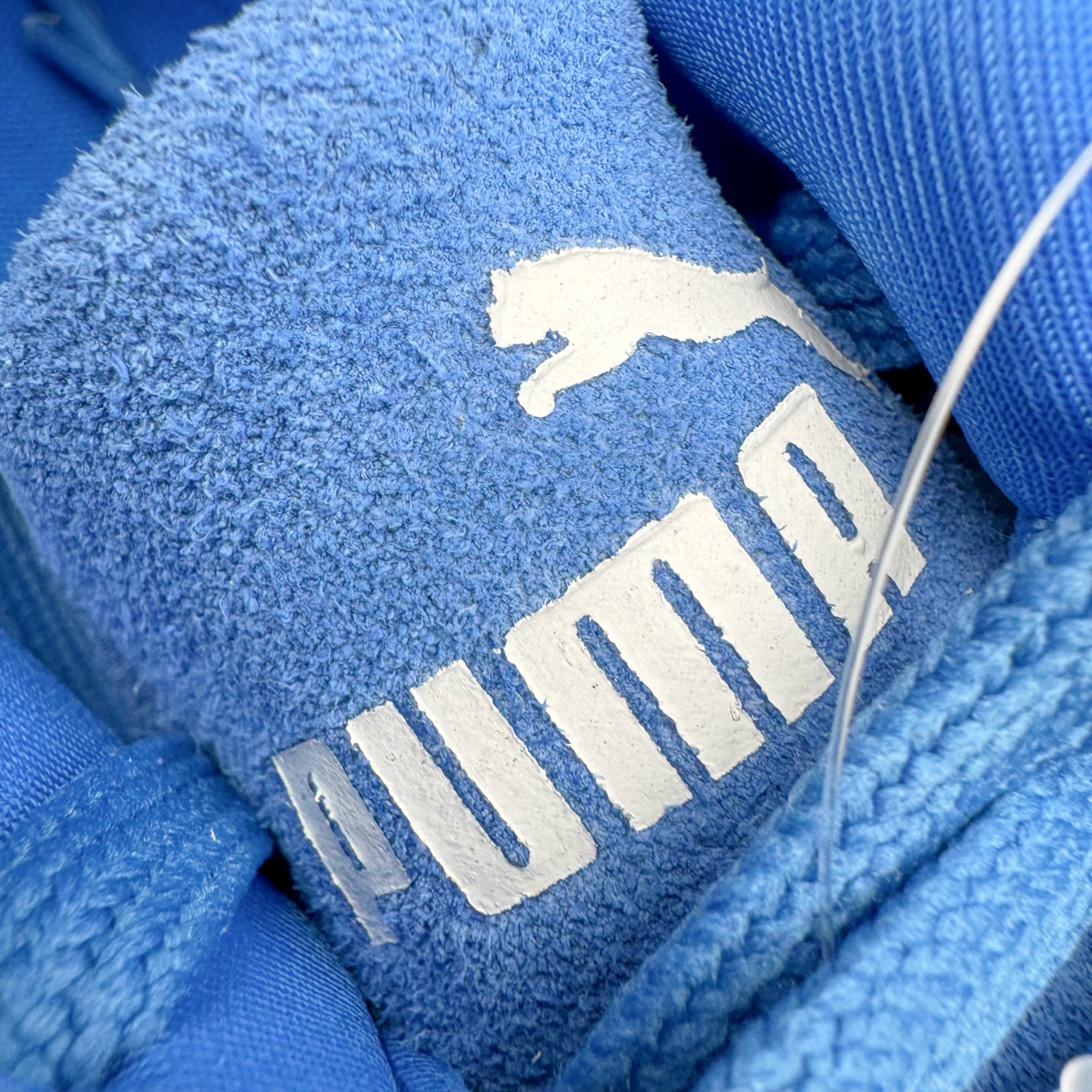 图片[12]-＃G版纯原 PUMA Speedca OG 彪马极速赛车系列低帮德训风拼接复古百搭休闲运动赛车鞋 口碑大厂出品 品控大底版型不断改良更新 全套原纸板楦头开发 确保原汁原味 完美呈现版型 一比一鞋头弧度高度鞋身弧度 独家私模原厂航空铝磨具打磨大底 鞋头坡度极致还原 无解鞋型 原盒原配 圈内天花板工艺 原厂玻璃冲刀 超高清洁度 全鞋零毛边皮料切割 原厂中底布 鞋款从80、90年代赛车手所穿的防火赛车鞋为原型，鞋身线条模仿了赛车的流线廓形，体现了空气动力学原理的结构。简约流畅的外观，恰好又和贯穿其中的Formstrip Logo融合恰到好处，视觉上细节丰富且协调。本次Speedcat OG鞋款归来，最大看点自然式保留了窄版鞋型以及薄底构造。这两年各品牌鞋底越做越厚，Speedcat反其道而行之，上脚几乎无鞋底的效果带来耳目一新的视觉体验。鞋面依旧是以质感细腻的麂皮材质打造，并且大面积近乎全包裹的使用，复古味道也愈发浓烈。配色上更是将最原始的黑色和红色带回，向F1赛车队的标志性队服致敬。相信让各位一眼种草的更多是出挑的大红色，上脚即可瞬间点亮整体造型，在以球鞋为核心的OOTD中脱颖而出。而另一款黑色则是低调的万金油，彰显新潮个性的同时又不喧宾夺主，也是热爱简约系穿搭朋友的首选。 尺码：35.5 36 37 37.5 38 38.5 39 40 40.5 41 42 42.5 43 44 44.5 45 46-选品中心