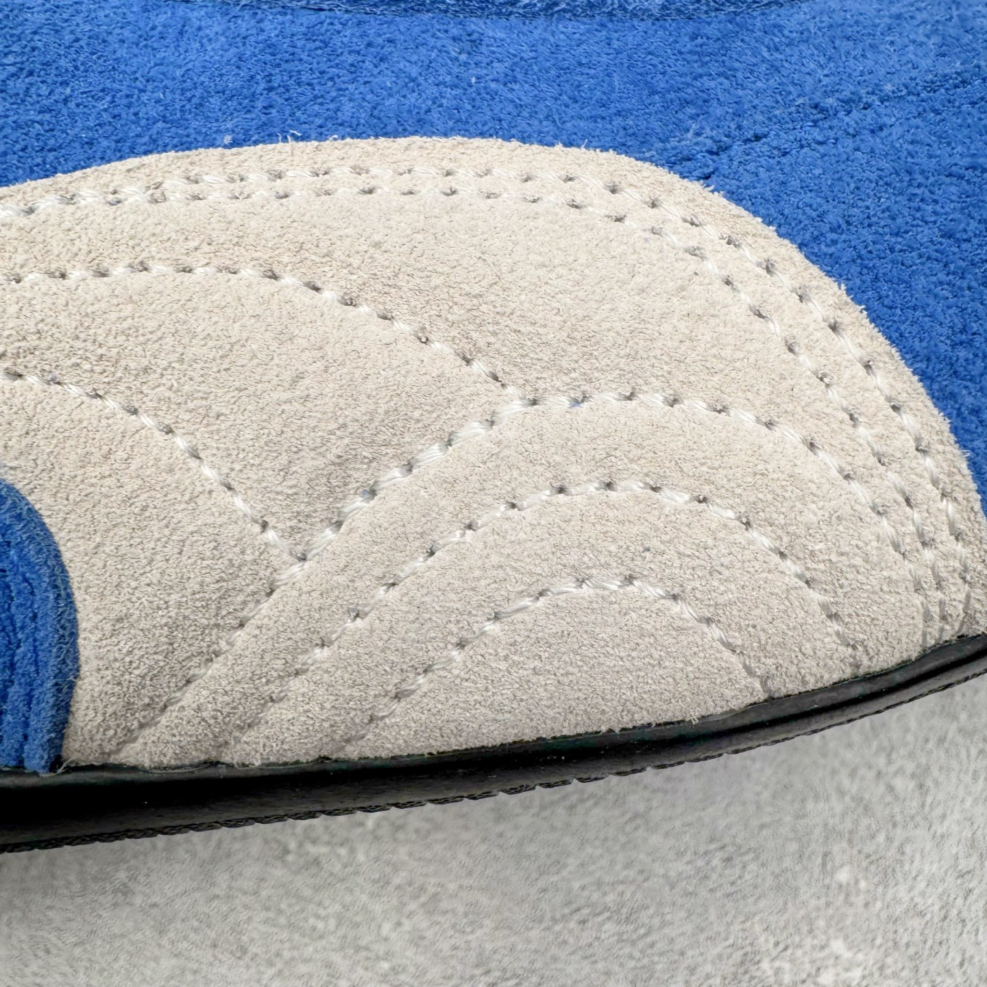 图片[16]-＃G版纯原 PUMA Speedca OG 彪马极速赛车系列低帮德训风拼接复古百搭休闲运动赛车鞋 口碑大厂出品 品控大底版型不断改良更新 全套原纸板楦头开发 确保原汁原味 完美呈现版型 一比一鞋头弧度高度鞋身弧度 独家私模原厂航空铝磨具打磨大底 鞋头坡度极致还原 无解鞋型 原盒原配 圈内天花板工艺 原厂玻璃冲刀 超高清洁度 全鞋零毛边皮料切割 原厂中底布 鞋款从80、90年代赛车手所穿的防火赛车鞋为原型，鞋身线条模仿了赛车的流线廓形，体现了空气动力学原理的结构。简约流畅的外观，恰好又和贯穿其中的Formstrip Logo融合恰到好处，视觉上细节丰富且协调。本次Speedcat OG鞋款归来，最大看点自然式保留了窄版鞋型以及薄底构造。这两年各品牌鞋底越做越厚，Speedcat反其道而行之，上脚几乎无鞋底的效果带来耳目一新的视觉体验。鞋面依旧是以质感细腻的麂皮材质打造，并且大面积近乎全包裹的使用，复古味道也愈发浓烈。配色上更是将最原始的黑色和红色带回，向F1赛车队的标志性队服致敬。相信让各位一眼种草的更多是出挑的大红色，上脚即可瞬间点亮整体造型，在以球鞋为核心的OOTD中脱颖而出。而另一款黑色则是低调的万金油，彰显新潮个性的同时又不喧宾夺主，也是热爱简约系穿搭朋友的首选。 尺码：35.5 36 37 37.5 38 38.5 39 40 40.5 41 42 42.5 43 44 44.5 45 46-选品中心