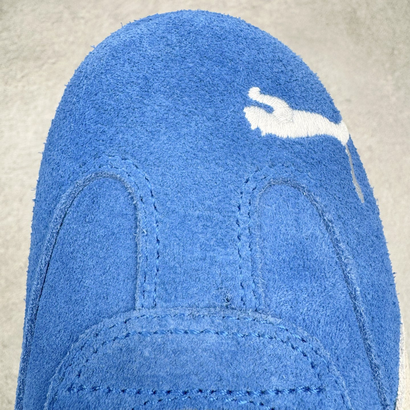 图片[13]-＃G版纯原 PUMA Speedca OG 彪马极速赛车系列低帮德训风拼接复古百搭休闲运动赛车鞋 口碑大厂出品 品控大底版型不断改良更新 全套原纸板楦头开发 确保原汁原味 完美呈现版型 一比一鞋头弧度高度鞋身弧度 独家私模原厂航空铝磨具打磨大底 鞋头坡度极致还原 无解鞋型 原盒原配 圈内天花板工艺 原厂玻璃冲刀 超高清洁度 全鞋零毛边皮料切割 原厂中底布 鞋款从80、90年代赛车手所穿的防火赛车鞋为原型，鞋身线条模仿了赛车的流线廓形，体现了空气动力学原理的结构。简约流畅的外观，恰好又和贯穿其中的Formstrip Logo融合恰到好处，视觉上细节丰富且协调。本次Speedcat OG鞋款归来，最大看点自然式保留了窄版鞋型以及薄底构造。这两年各品牌鞋底越做越厚，Speedcat反其道而行之，上脚几乎无鞋底的效果带来耳目一新的视觉体验。鞋面依旧是以质感细腻的麂皮材质打造，并且大面积近乎全包裹的使用，复古味道也愈发浓烈。配色上更是将最原始的黑色和红色带回，向F1赛车队的标志性队服致敬。相信让各位一眼种草的更多是出挑的大红色，上脚即可瞬间点亮整体造型，在以球鞋为核心的OOTD中脱颖而出。而另一款黑色则是低调的万金油，彰显新潮个性的同时又不喧宾夺主，也是热爱简约系穿搭朋友的首选。 尺码：35.5 36 37 37.5 38 38.5 39 40 40.5 41 42 42.5 43 44 44.5 45 46-选品中心