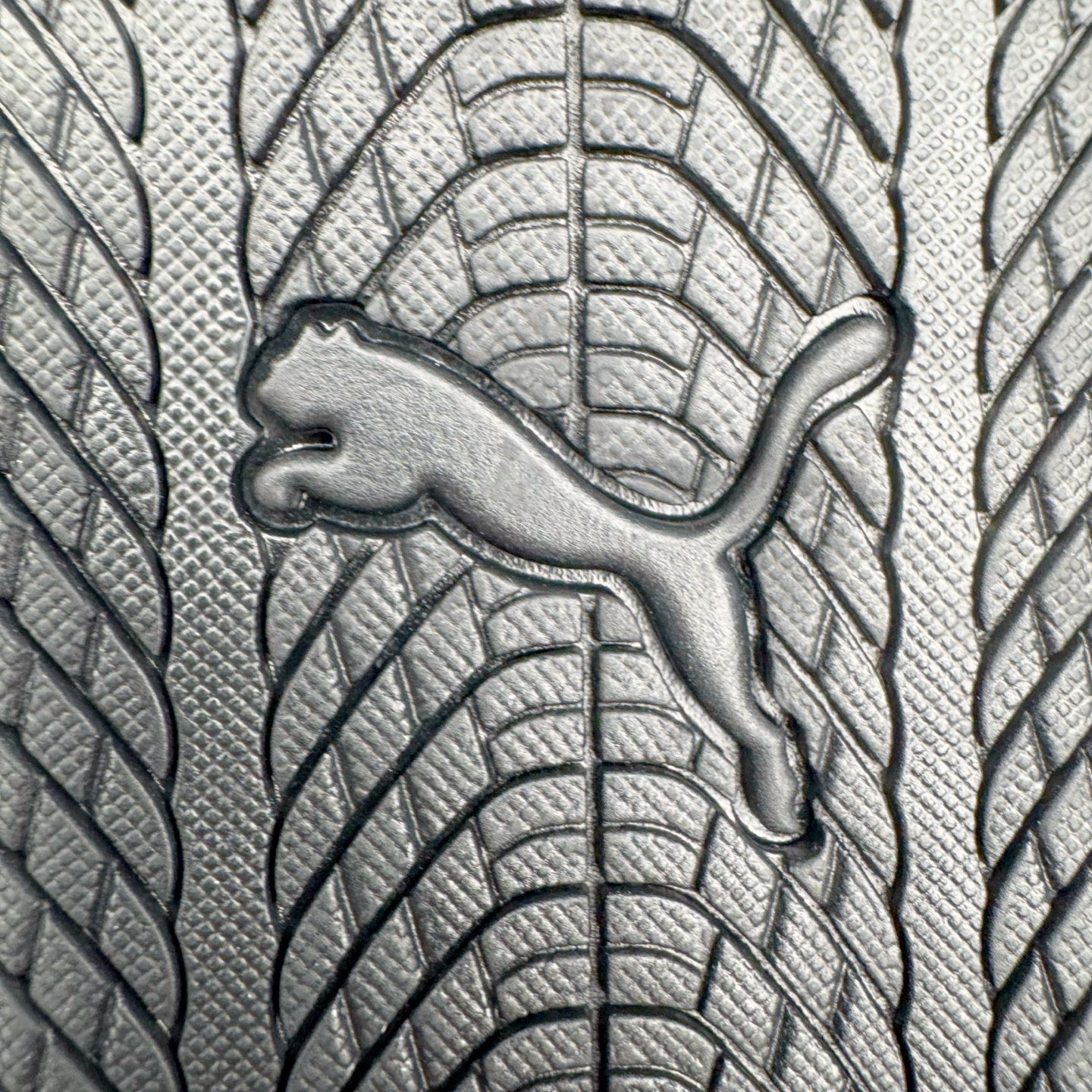 图片[17]-＃G版纯原 PUMA Speedca OG 彪马极速赛车系列低帮德训风拼接复古百搭休闲运动赛车鞋 口碑大厂出品 品控大底版型不断改良更新 全套原纸板楦头开发 确保原汁原味 完美呈现版型 一比一鞋头弧度高度鞋身弧度 独家私模原厂航空铝磨具打磨大底 鞋头坡度极致还原 无解鞋型 原盒原配 圈内天花板工艺 原厂玻璃冲刀 超高清洁度 全鞋零毛边皮料切割 原厂中底布 鞋款从80、90年代赛车手所穿的防火赛车鞋为原型，鞋身线条模仿了赛车的流线廓形，体现了空气动力学原理的结构。简约流畅的外观，恰好又和贯穿其中的Formstrip Logo融合恰到好处，视觉上细节丰富且协调。本次Speedcat OG鞋款归来，最大看点自然式保留了窄版鞋型以及薄底构造。这两年各品牌鞋底越做越厚，Speedcat反其道而行之，上脚几乎无鞋底的效果带来耳目一新的视觉体验。鞋面依旧是以质感细腻的麂皮材质打造，并且大面积近乎全包裹的使用，复古味道也愈发浓烈。配色上更是将最原始的黑色和红色带回，向F1赛车队的标志性队服致敬。相信让各位一眼种草的更多是出挑的大红色，上脚即可瞬间点亮整体造型，在以球鞋为核心的OOTD中脱颖而出。而另一款黑色则是低调的万金油，彰显新潮个性的同时又不喧宾夺主，也是热爱简约系穿搭朋友的首选。 尺码：35.5 36 37 37.5 38 38.5 39 40 40.5 41 42 42.5 43 44 44.5 45 46-选品中心