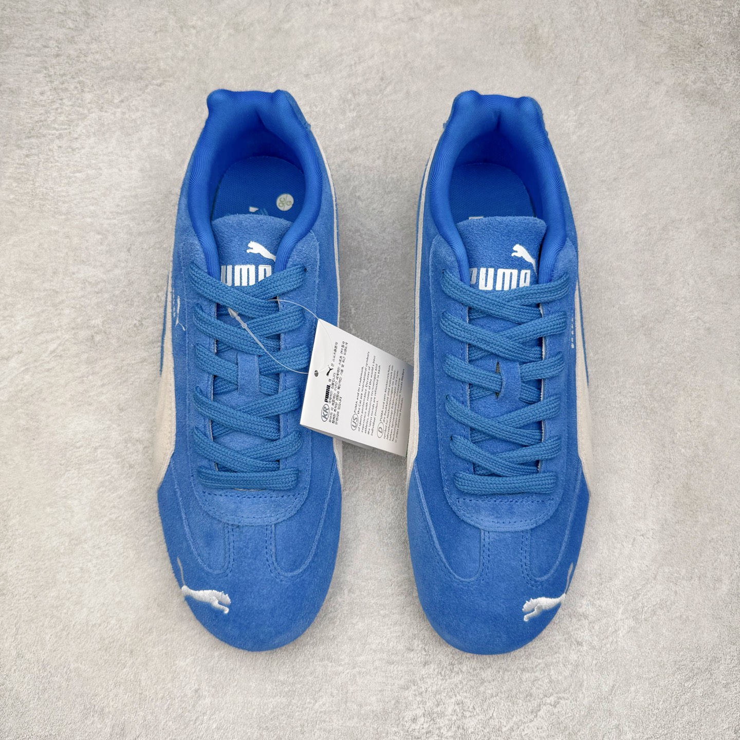 图片[2]-＃G版纯原 PUMA Speedca OG 彪马极速赛车系列低帮德训风拼接复古百搭休闲运动赛车鞋 口碑大厂出品 品控大底版型不断改良更新 全套原纸板楦头开发 确保原汁原味 完美呈现版型 一比一鞋头弧度高度鞋身弧度 独家私模原厂航空铝磨具打磨大底 鞋头坡度极致还原 无解鞋型 原盒原配 圈内天花板工艺 原厂玻璃冲刀 超高清洁度 全鞋零毛边皮料切割 原厂中底布 鞋款从80、90年代赛车手所穿的防火赛车鞋为原型，鞋身线条模仿了赛车的流线廓形，体现了空气动力学原理的结构。简约流畅的外观，恰好又和贯穿其中的Formstrip Logo融合恰到好处，视觉上细节丰富且协调。本次Speedcat OG鞋款归来，最大看点自然式保留了窄版鞋型以及薄底构造。这两年各品牌鞋底越做越厚，Speedcat反其道而行之，上脚几乎无鞋底的效果带来耳目一新的视觉体验。鞋面依旧是以质感细腻的麂皮材质打造，并且大面积近乎全包裹的使用，复古味道也愈发浓烈。配色上更是将最原始的黑色和红色带回，向F1赛车队的标志性队服致敬。相信让各位一眼种草的更多是出挑的大红色，上脚即可瞬间点亮整体造型，在以球鞋为核心的OOTD中脱颖而出。而另一款黑色则是低调的万金油，彰显新潮个性的同时又不喧宾夺主，也是热爱简约系穿搭朋友的首选。 尺码：35.5 36 37 37.5 38 38.5 39 40 40.5 41 42 42.5 43 44 44.5 45 46-选品中心