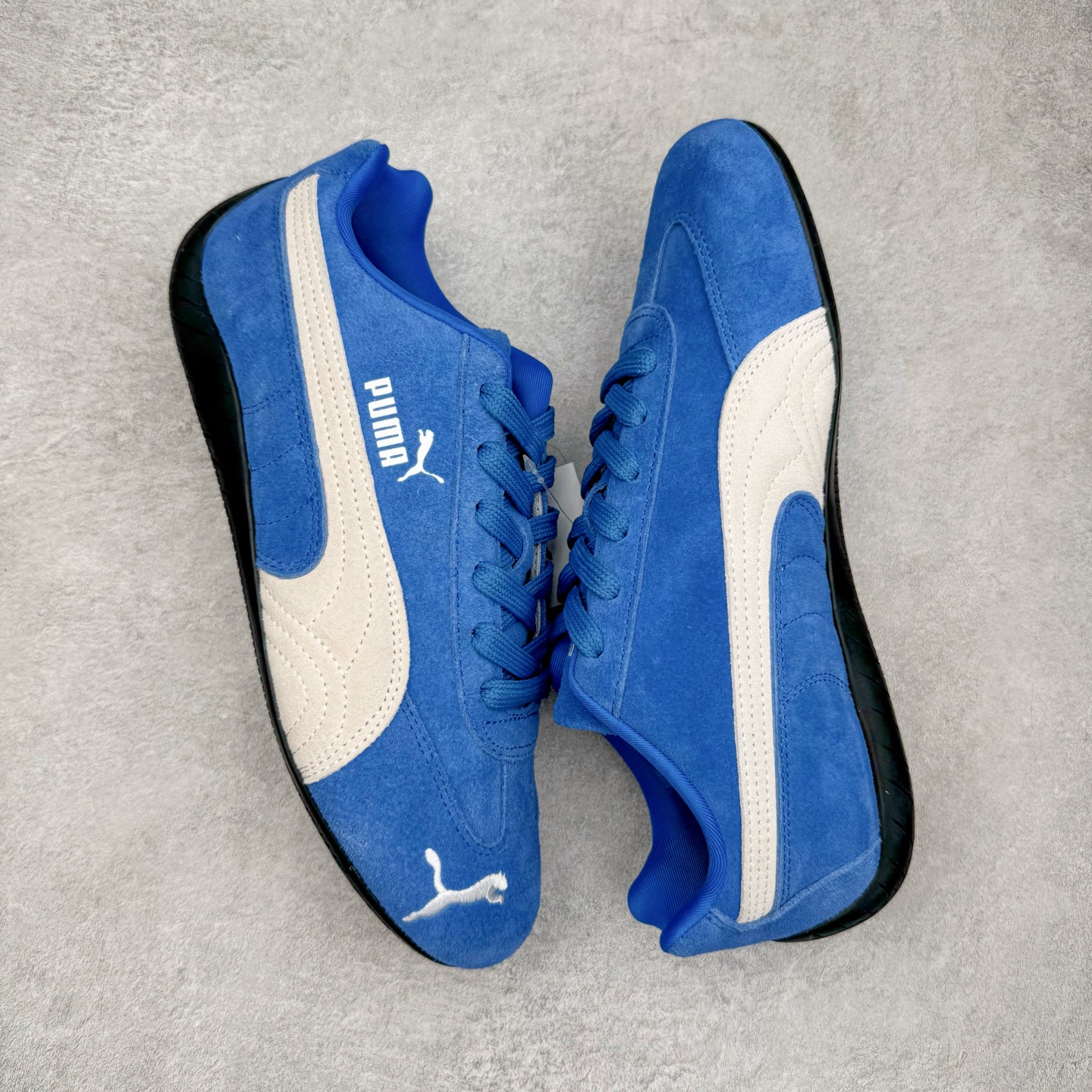 图片[3]-＃G版纯原 PUMA Speedca OG 彪马极速赛车系列低帮德训风拼接复古百搭休闲运动赛车鞋 口碑大厂出品 品控大底版型不断改良更新 全套原纸板楦头开发 确保原汁原味 完美呈现版型 一比一鞋头弧度高度鞋身弧度 独家私模原厂航空铝磨具打磨大底 鞋头坡度极致还原 无解鞋型 原盒原配 圈内天花板工艺 原厂玻璃冲刀 超高清洁度 全鞋零毛边皮料切割 原厂中底布 鞋款从80、90年代赛车手所穿的防火赛车鞋为原型，鞋身线条模仿了赛车的流线廓形，体现了空气动力学原理的结构。简约流畅的外观，恰好又和贯穿其中的Formstrip Logo融合恰到好处，视觉上细节丰富且协调。本次Speedcat OG鞋款归来，最大看点自然式保留了窄版鞋型以及薄底构造。这两年各品牌鞋底越做越厚，Speedcat反其道而行之，上脚几乎无鞋底的效果带来耳目一新的视觉体验。鞋面依旧是以质感细腻的麂皮材质打造，并且大面积近乎全包裹的使用，复古味道也愈发浓烈。配色上更是将最原始的黑色和红色带回，向F1赛车队的标志性队服致敬。相信让各位一眼种草的更多是出挑的大红色，上脚即可瞬间点亮整体造型，在以球鞋为核心的OOTD中脱颖而出。而另一款黑色则是低调的万金油，彰显新潮个性的同时又不喧宾夺主，也是热爱简约系穿搭朋友的首选。 尺码：35.5 36 37 37.5 38 38.5 39 40 40.5 41 42 42.5 43 44 44.5 45 46-选品中心