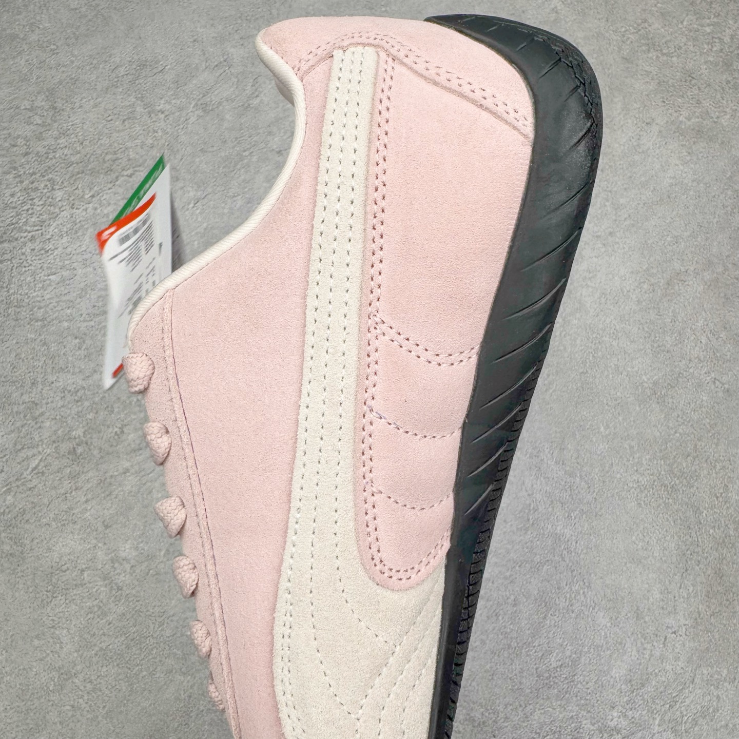 图片[7]-＃G版纯原 PUMA Speedca OG 彪马极速赛车系列低帮德训风拼接复古百搭休闲运动赛车鞋 口碑大厂出品 品控大底版型不断改良更新 全套原纸板楦头开发 确保原汁原味 完美呈现版型 一比一鞋头弧度高度鞋身弧度 独家私模原厂航空铝磨具打磨大底 鞋头坡度极致还原 无解鞋型 原盒原配 圈内天花板工艺 原厂玻璃冲刀 超高清洁度 全鞋零毛边皮料切割 原厂中底布 鞋款从80、90年代赛车手所穿的防火赛车鞋为原型，鞋身线条模仿了赛车的流线廓形，体现了空气动力学原理的结构。简约流畅的外观，恰好又和贯穿其中的Formstrip Logo融合恰到好处，视觉上细节丰富且协调。本次Speedcat OG鞋款归来，最大看点自然式保留了窄版鞋型以及薄底构造。这两年各品牌鞋底越做越厚，Speedcat反其道而行之，上脚几乎无鞋底的效果带来耳目一新的视觉体验。鞋面依旧是以质感细腻的麂皮材质打造，并且大面积近乎全包裹的使用，复古味道也愈发浓烈。配色上更是将最原始的黑色和红色带回，向F1赛车队的标志性队服致敬。相信让各位一眼种草的更多是出挑的大红色，上脚即可瞬间点亮整体造型，在以球鞋为核心的OOTD中脱颖而出。而另一款黑色则是低调的万金油，彰显新潮个性的同时又不喧宾夺主，也是热爱简约系穿搭朋友的首选。 尺码：35.5 36 37 37.5 38 38.5 39 40 40.5 41 42 42.5 43 44 44.5 45 46-选品中心