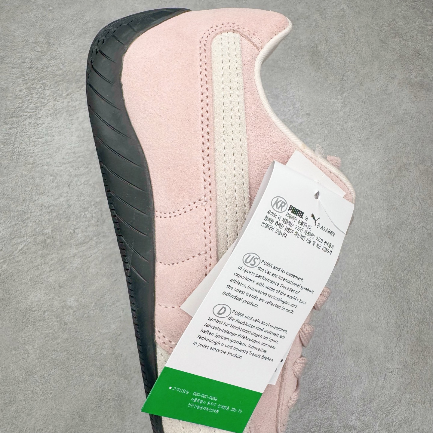 图片[6]-＃G版纯原 PUMA Speedca OG 彪马极速赛车系列低帮德训风拼接复古百搭休闲运动赛车鞋 口碑大厂出品 品控大底版型不断改良更新 全套原纸板楦头开发 确保原汁原味 完美呈现版型 一比一鞋头弧度高度鞋身弧度 独家私模原厂航空铝磨具打磨大底 鞋头坡度极致还原 无解鞋型 原盒原配 圈内天花板工艺 原厂玻璃冲刀 超高清洁度 全鞋零毛边皮料切割 原厂中底布 鞋款从80、90年代赛车手所穿的防火赛车鞋为原型，鞋身线条模仿了赛车的流线廓形，体现了空气动力学原理的结构。简约流畅的外观，恰好又和贯穿其中的Formstrip Logo融合恰到好处，视觉上细节丰富且协调。本次Speedcat OG鞋款归来，最大看点自然式保留了窄版鞋型以及薄底构造。这两年各品牌鞋底越做越厚，Speedcat反其道而行之，上脚几乎无鞋底的效果带来耳目一新的视觉体验。鞋面依旧是以质感细腻的麂皮材质打造，并且大面积近乎全包裹的使用，复古味道也愈发浓烈。配色上更是将最原始的黑色和红色带回，向F1赛车队的标志性队服致敬。相信让各位一眼种草的更多是出挑的大红色，上脚即可瞬间点亮整体造型，在以球鞋为核心的OOTD中脱颖而出。而另一款黑色则是低调的万金油，彰显新潮个性的同时又不喧宾夺主，也是热爱简约系穿搭朋友的首选。 尺码：35.5 36 37 37.5 38 38.5 39 40 40.5 41 42 42.5 43 44 44.5 45 46-选品中心