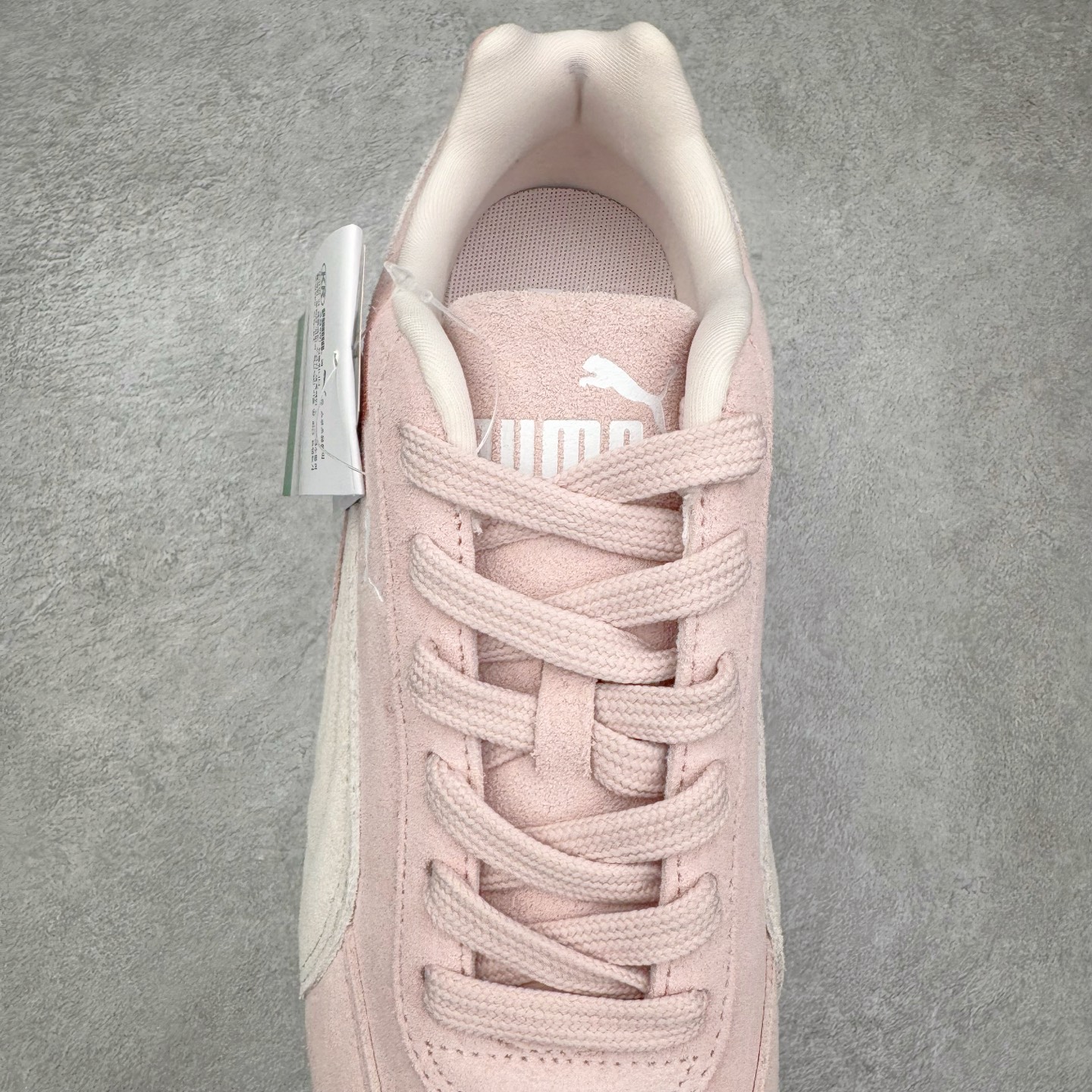 图片[5]-＃G版纯原 PUMA Speedca OG 彪马极速赛车系列低帮德训风拼接复古百搭休闲运动赛车鞋 口碑大厂出品 品控大底版型不断改良更新 全套原纸板楦头开发 确保原汁原味 完美呈现版型 一比一鞋头弧度高度鞋身弧度 独家私模原厂航空铝磨具打磨大底 鞋头坡度极致还原 无解鞋型 原盒原配 圈内天花板工艺 原厂玻璃冲刀 超高清洁度 全鞋零毛边皮料切割 原厂中底布 鞋款从80、90年代赛车手所穿的防火赛车鞋为原型，鞋身线条模仿了赛车的流线廓形，体现了空气动力学原理的结构。简约流畅的外观，恰好又和贯穿其中的Formstrip Logo融合恰到好处，视觉上细节丰富且协调。本次Speedcat OG鞋款归来，最大看点自然式保留了窄版鞋型以及薄底构造。这两年各品牌鞋底越做越厚，Speedcat反其道而行之，上脚几乎无鞋底的效果带来耳目一新的视觉体验。鞋面依旧是以质感细腻的麂皮材质打造，并且大面积近乎全包裹的使用，复古味道也愈发浓烈。配色上更是将最原始的黑色和红色带回，向F1赛车队的标志性队服致敬。相信让各位一眼种草的更多是出挑的大红色，上脚即可瞬间点亮整体造型，在以球鞋为核心的OOTD中脱颖而出。而另一款黑色则是低调的万金油，彰显新潮个性的同时又不喧宾夺主，也是热爱简约系穿搭朋友的首选。 尺码：35.5 36 37 37.5 38 38.5 39 40 40.5 41 42 42.5 43 44 44.5 45 46-选品中心