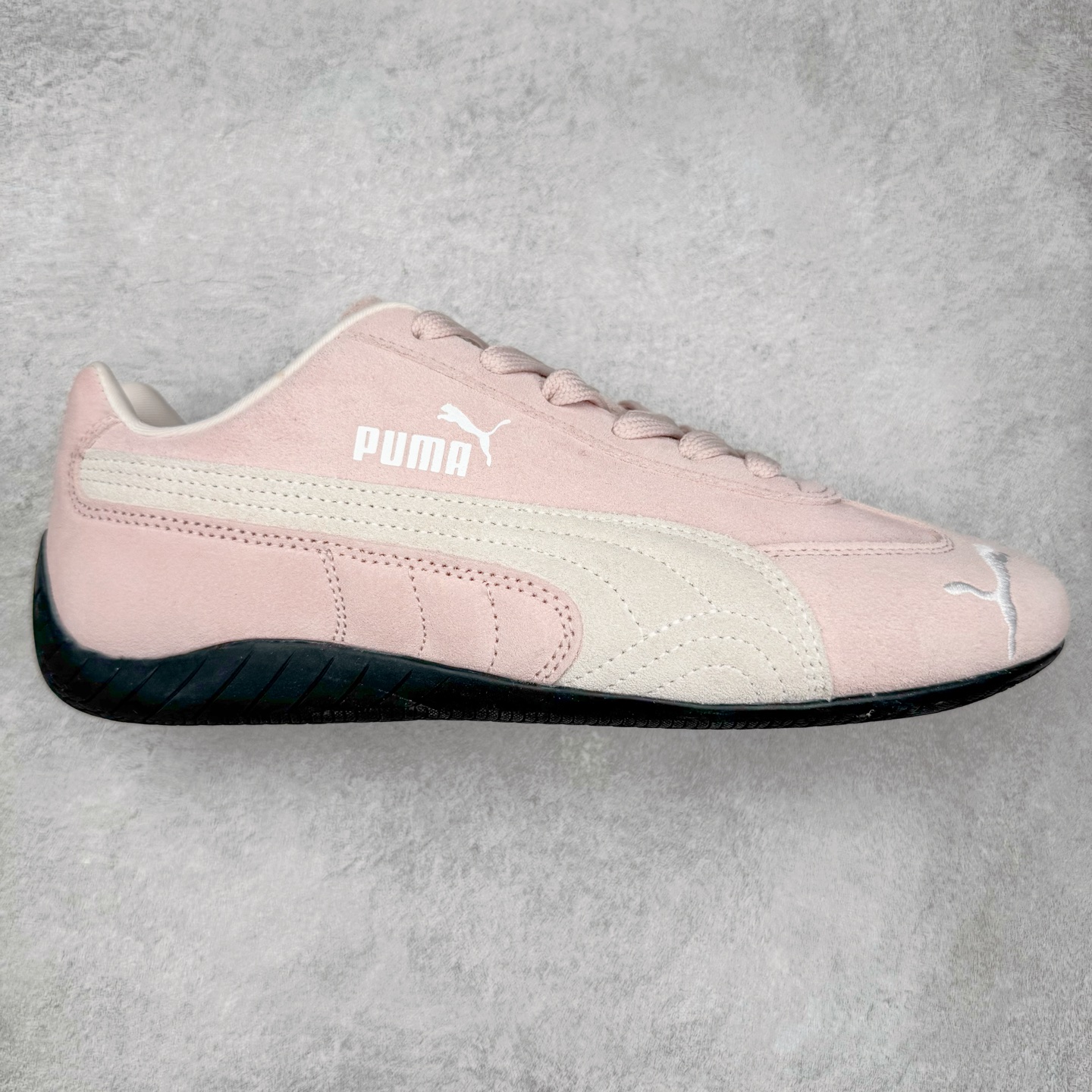 ＃G版纯原 PUMA Speedca OG 彪马极速赛车系列低帮德训风拼接复古百搭休闲运动赛车鞋 口碑大厂出品 品控大底版型不断改良更新 全套原纸板楦头开发 确保原汁原味 完美呈现版型 一比一鞋头弧度高度鞋身弧度 独家私模原厂航空铝磨具打磨大底 鞋头坡度极致还原 无解鞋型 原盒原配 圈内天花板工艺 原厂玻璃冲刀 超高清洁度 全鞋零毛边皮料切割 原厂中底布 鞋款从80、90年代赛车手所穿的防火赛车鞋为原型，鞋身线条模仿了赛车的流线廓形，体现了空气动力学原理的结构。简约流畅的外观，恰好又和贯穿其中的Formstrip Logo融合恰到好处，视觉上细节丰富且协调。本次Speedcat OG鞋款归来，最大看点自然式保留了窄版鞋型以及薄底构造。这两年各品牌鞋底越做越厚，Speedcat反其道而行之，上脚几乎无鞋底的效果带来耳目一新的视觉体验。鞋面依旧是以质感细腻的麂皮材质打造，并且大面积近乎全包裹的使用，复古味道也愈发浓烈。配色上更是将最原始的黑色和红色带回，向F1赛车队的标志性队服致敬。相信让各位一眼种草的更多是出挑的大红色，上脚即可瞬间点亮整体造型，在以球鞋为核心的OOTD中脱颖而出。而另一款黑色则是低调的万金油，彰显新潮个性的同时又不喧宾夺主，也是热爱简约系穿搭朋友的首选。 尺码：35.5 36 37 37.5 38 38.5 39 40 40.5 41 42 42.5 43 44 44.5 45 46-选品中心