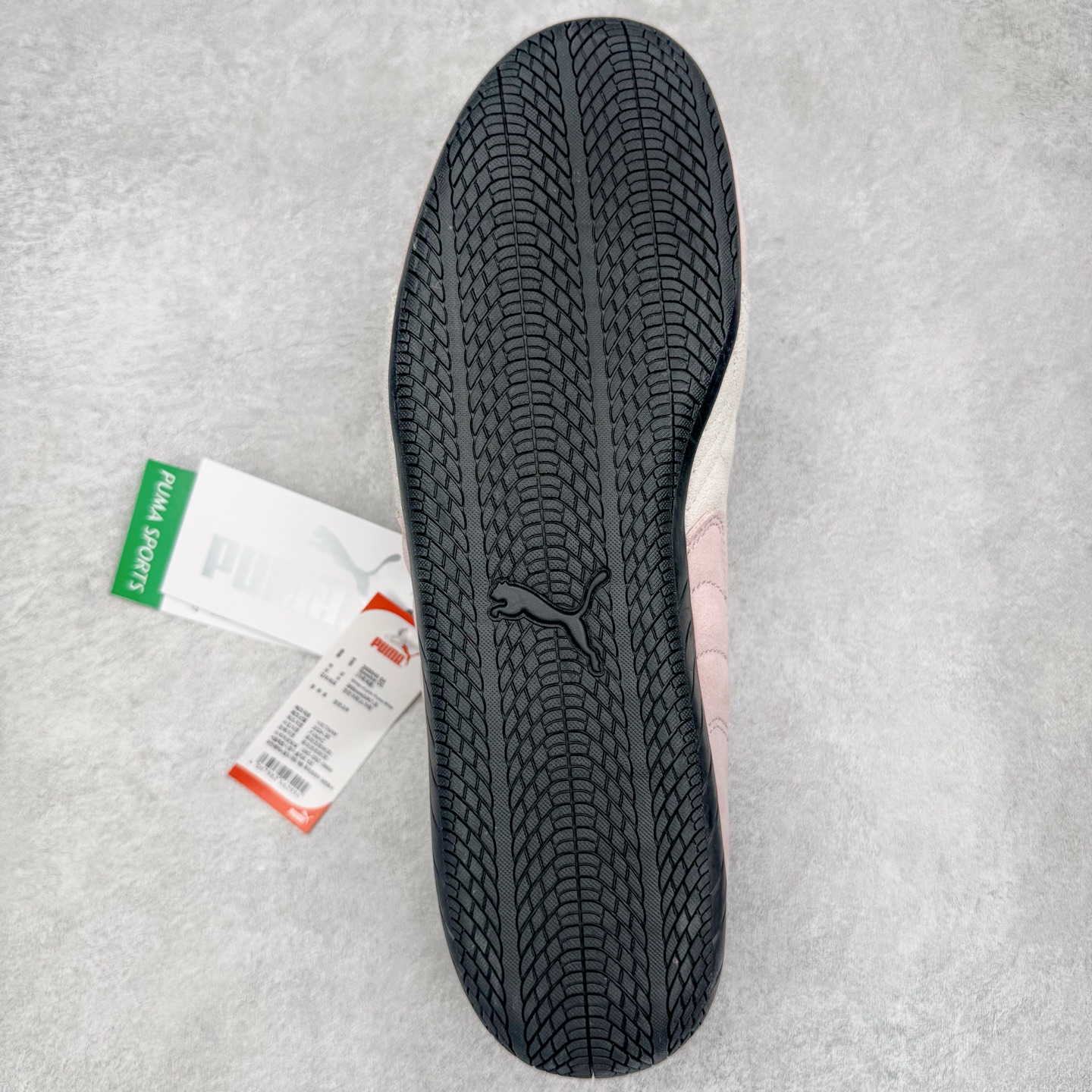 图片[9]-＃G版纯原 PUMA Speedca OG 彪马极速赛车系列低帮德训风拼接复古百搭休闲运动赛车鞋 口碑大厂出品 品控大底版型不断改良更新 全套原纸板楦头开发 确保原汁原味 完美呈现版型 一比一鞋头弧度高度鞋身弧度 独家私模原厂航空铝磨具打磨大底 鞋头坡度极致还原 无解鞋型 原盒原配 圈内天花板工艺 原厂玻璃冲刀 超高清洁度 全鞋零毛边皮料切割 原厂中底布 鞋款从80、90年代赛车手所穿的防火赛车鞋为原型，鞋身线条模仿了赛车的流线廓形，体现了空气动力学原理的结构。简约流畅的外观，恰好又和贯穿其中的Formstrip Logo融合恰到好处，视觉上细节丰富且协调。本次Speedcat OG鞋款归来，最大看点自然式保留了窄版鞋型以及薄底构造。这两年各品牌鞋底越做越厚，Speedcat反其道而行之，上脚几乎无鞋底的效果带来耳目一新的视觉体验。鞋面依旧是以质感细腻的麂皮材质打造，并且大面积近乎全包裹的使用，复古味道也愈发浓烈。配色上更是将最原始的黑色和红色带回，向F1赛车队的标志性队服致敬。相信让各位一眼种草的更多是出挑的大红色，上脚即可瞬间点亮整体造型，在以球鞋为核心的OOTD中脱颖而出。而另一款黑色则是低调的万金油，彰显新潮个性的同时又不喧宾夺主，也是热爱简约系穿搭朋友的首选。 尺码：35.5 36 37 37.5 38 38.5 39 40 40.5 41 42 42.5 43 44 44.5 45 46-选品中心