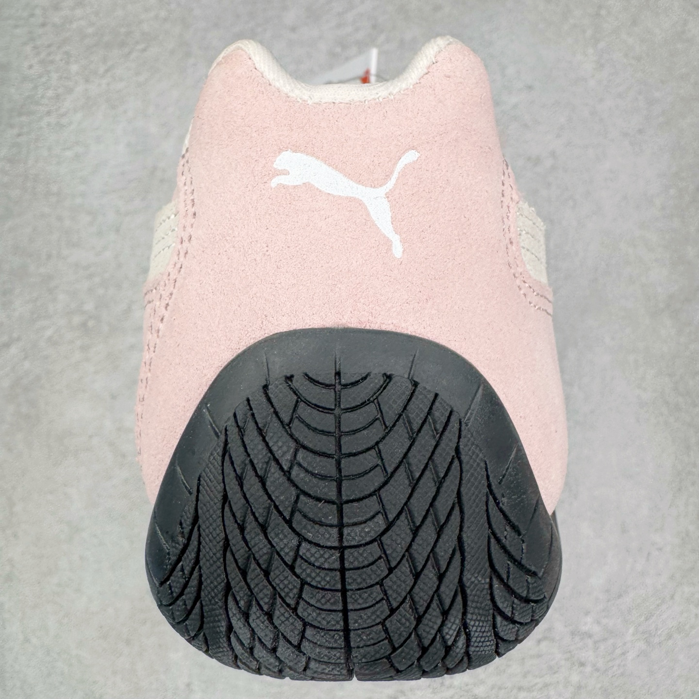 图片[8]-＃G版纯原 PUMA Speedca OG 彪马极速赛车系列低帮德训风拼接复古百搭休闲运动赛车鞋 口碑大厂出品 品控大底版型不断改良更新 全套原纸板楦头开发 确保原汁原味 完美呈现版型 一比一鞋头弧度高度鞋身弧度 独家私模原厂航空铝磨具打磨大底 鞋头坡度极致还原 无解鞋型 原盒原配 圈内天花板工艺 原厂玻璃冲刀 超高清洁度 全鞋零毛边皮料切割 原厂中底布 鞋款从80、90年代赛车手所穿的防火赛车鞋为原型，鞋身线条模仿了赛车的流线廓形，体现了空气动力学原理的结构。简约流畅的外观，恰好又和贯穿其中的Formstrip Logo融合恰到好处，视觉上细节丰富且协调。本次Speedcat OG鞋款归来，最大看点自然式保留了窄版鞋型以及薄底构造。这两年各品牌鞋底越做越厚，Speedcat反其道而行之，上脚几乎无鞋底的效果带来耳目一新的视觉体验。鞋面依旧是以质感细腻的麂皮材质打造，并且大面积近乎全包裹的使用，复古味道也愈发浓烈。配色上更是将最原始的黑色和红色带回，向F1赛车队的标志性队服致敬。相信让各位一眼种草的更多是出挑的大红色，上脚即可瞬间点亮整体造型，在以球鞋为核心的OOTD中脱颖而出。而另一款黑色则是低调的万金油，彰显新潮个性的同时又不喧宾夺主，也是热爱简约系穿搭朋友的首选。 尺码：35.5 36 37 37.5 38 38.5 39 40 40.5 41 42 42.5 43 44 44.5 45 46-选品中心