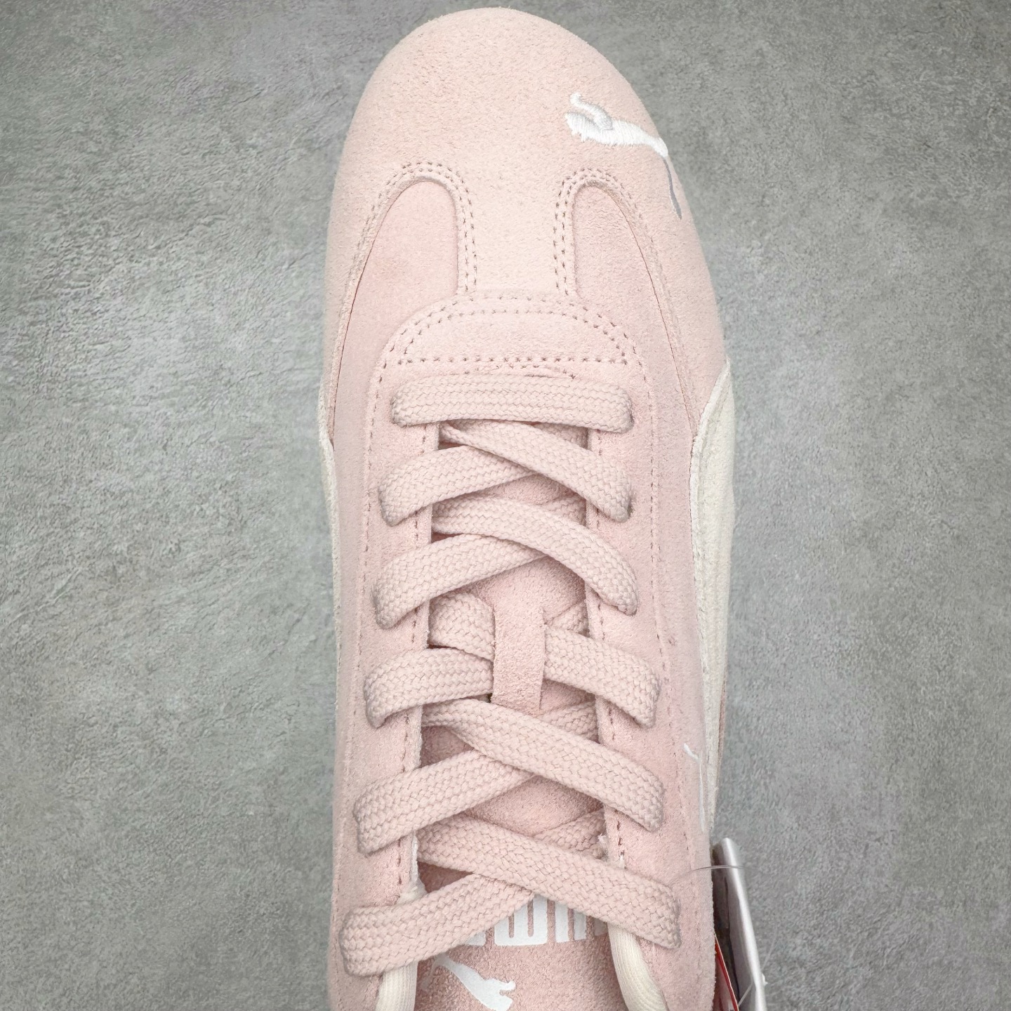 图片[4]-＃G版纯原 PUMA Speedca OG 彪马极速赛车系列低帮德训风拼接复古百搭休闲运动赛车鞋 口碑大厂出品 品控大底版型不断改良更新 全套原纸板楦头开发 确保原汁原味 完美呈现版型 一比一鞋头弧度高度鞋身弧度 独家私模原厂航空铝磨具打磨大底 鞋头坡度极致还原 无解鞋型 原盒原配 圈内天花板工艺 原厂玻璃冲刀 超高清洁度 全鞋零毛边皮料切割 原厂中底布 鞋款从80、90年代赛车手所穿的防火赛车鞋为原型，鞋身线条模仿了赛车的流线廓形，体现了空气动力学原理的结构。简约流畅的外观，恰好又和贯穿其中的Formstrip Logo融合恰到好处，视觉上细节丰富且协调。本次Speedcat OG鞋款归来，最大看点自然式保留了窄版鞋型以及薄底构造。这两年各品牌鞋底越做越厚，Speedcat反其道而行之，上脚几乎无鞋底的效果带来耳目一新的视觉体验。鞋面依旧是以质感细腻的麂皮材质打造，并且大面积近乎全包裹的使用，复古味道也愈发浓烈。配色上更是将最原始的黑色和红色带回，向F1赛车队的标志性队服致敬。相信让各位一眼种草的更多是出挑的大红色，上脚即可瞬间点亮整体造型，在以球鞋为核心的OOTD中脱颖而出。而另一款黑色则是低调的万金油，彰显新潮个性的同时又不喧宾夺主，也是热爱简约系穿搭朋友的首选。 尺码：35.5 36 37 37.5 38 38.5 39 40 40.5 41 42 42.5 43 44 44.5 45 46-选品中心