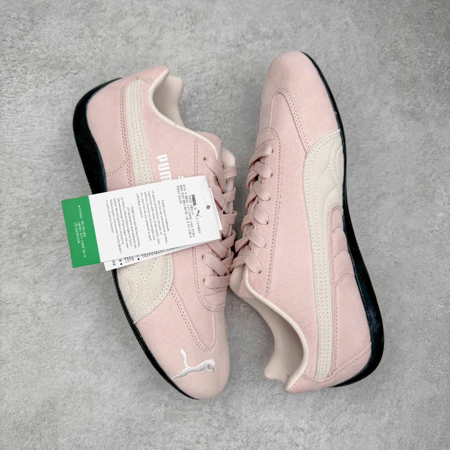 图片[3]-＃G版纯原 PUMA Speedca OG 彪马极速赛车系列低帮德训风拼接复古百搭休闲运动赛车鞋 口碑大厂出品 品控大底版型不断改良更新 全套原纸板楦头开发 确保原汁原味 完美呈现版型 一比一鞋头弧度高度鞋身弧度 独家私模原厂航空铝磨具打磨大底 鞋头坡度极致还原 无解鞋型 原盒原配 圈内天花板工艺 原厂玻璃冲刀 超高清洁度 全鞋零毛边皮料切割 原厂中底布 鞋款从80、90年代赛车手所穿的防火赛车鞋为原型，鞋身线条模仿了赛车的流线廓形，体现了空气动力学原理的结构。简约流畅的外观，恰好又和贯穿其中的Formstrip Logo融合恰到好处，视觉上细节丰富且协调。本次Speedcat OG鞋款归来，最大看点自然式保留了窄版鞋型以及薄底构造。这两年各品牌鞋底越做越厚，Speedcat反其道而行之，上脚几乎无鞋底的效果带来耳目一新的视觉体验。鞋面依旧是以质感细腻的麂皮材质打造，并且大面积近乎全包裹的使用，复古味道也愈发浓烈。配色上更是将最原始的黑色和红色带回，向F1赛车队的标志性队服致敬。相信让各位一眼种草的更多是出挑的大红色，上脚即可瞬间点亮整体造型，在以球鞋为核心的OOTD中脱颖而出。而另一款黑色则是低调的万金油，彰显新潮个性的同时又不喧宾夺主，也是热爱简约系穿搭朋友的首选。 尺码：35.5 36 37 37.5 38 38.5 39 40 40.5 41 42 42.5 43 44 44.5 45 46-选品中心