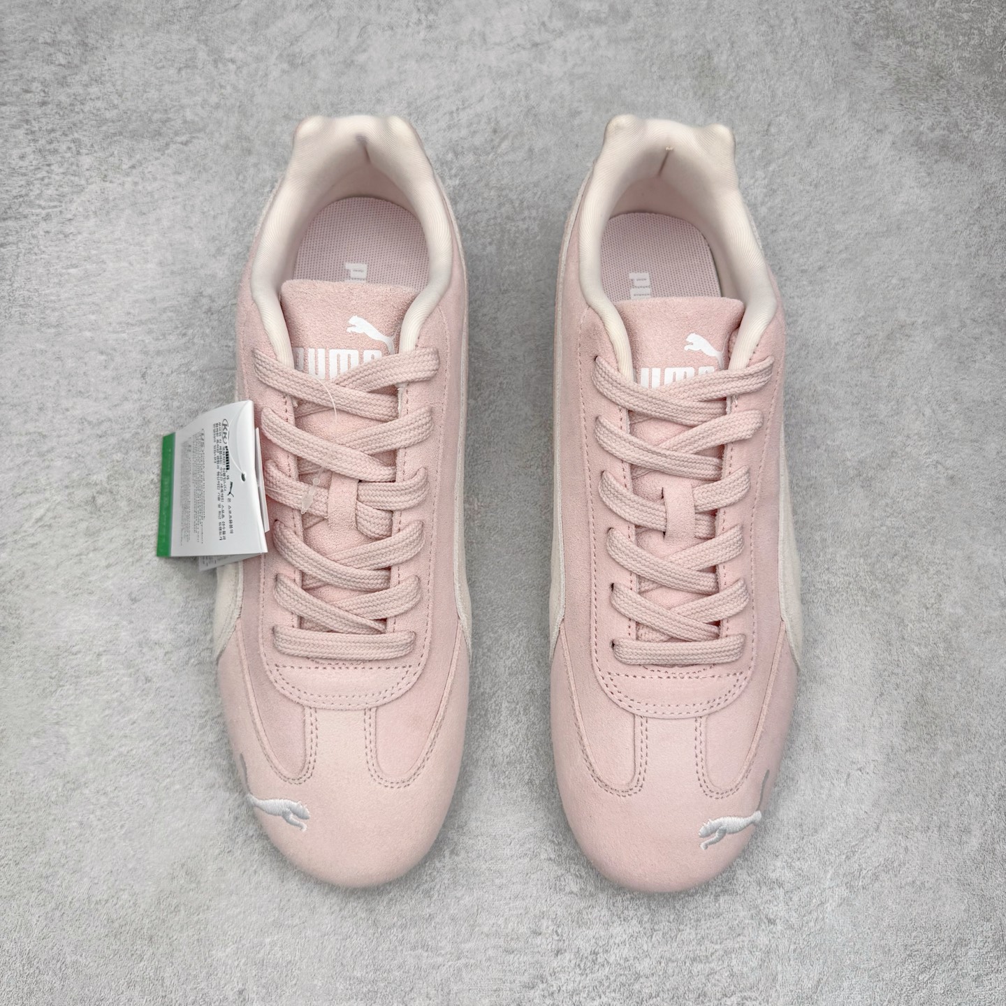 图片[2]-＃G版纯原 PUMA Speedca OG 彪马极速赛车系列低帮德训风拼接复古百搭休闲运动赛车鞋 口碑大厂出品 品控大底版型不断改良更新 全套原纸板楦头开发 确保原汁原味 完美呈现版型 一比一鞋头弧度高度鞋身弧度 独家私模原厂航空铝磨具打磨大底 鞋头坡度极致还原 无解鞋型 原盒原配 圈内天花板工艺 原厂玻璃冲刀 超高清洁度 全鞋零毛边皮料切割 原厂中底布 鞋款从80、90年代赛车手所穿的防火赛车鞋为原型，鞋身线条模仿了赛车的流线廓形，体现了空气动力学原理的结构。简约流畅的外观，恰好又和贯穿其中的Formstrip Logo融合恰到好处，视觉上细节丰富且协调。本次Speedcat OG鞋款归来，最大看点自然式保留了窄版鞋型以及薄底构造。这两年各品牌鞋底越做越厚，Speedcat反其道而行之，上脚几乎无鞋底的效果带来耳目一新的视觉体验。鞋面依旧是以质感细腻的麂皮材质打造，并且大面积近乎全包裹的使用，复古味道也愈发浓烈。配色上更是将最原始的黑色和红色带回，向F1赛车队的标志性队服致敬。相信让各位一眼种草的更多是出挑的大红色，上脚即可瞬间点亮整体造型，在以球鞋为核心的OOTD中脱颖而出。而另一款黑色则是低调的万金油，彰显新潮个性的同时又不喧宾夺主，也是热爱简约系穿搭朋友的首选。 尺码：35.5 36 37 37.5 38 38.5 39 40 40.5 41 42 42.5 43 44 44.5 45 46-选品中心