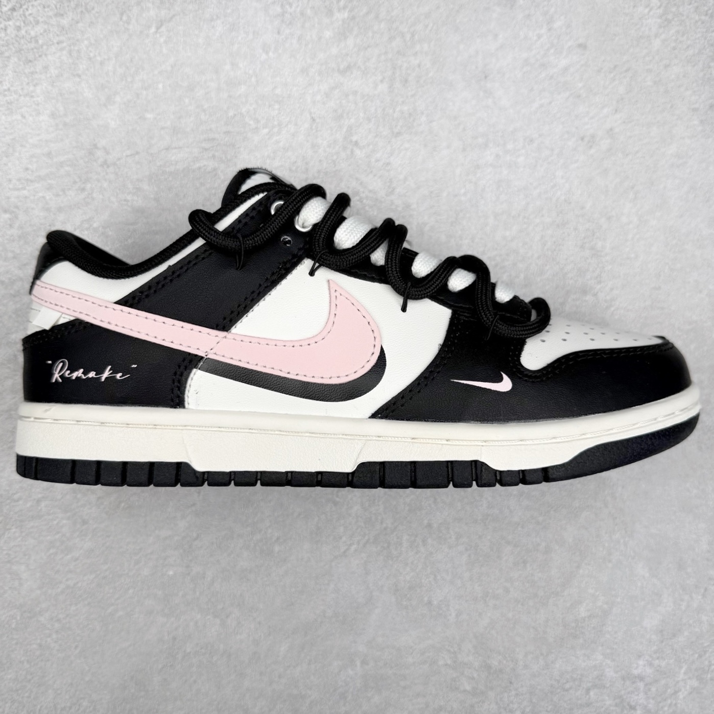 ＃YC纯原 NK Dunk Low 梦幻粉钻 BP0510-050 黑白为底，粉钻点睛，标志性黑白轮廓碰撞少女粉钻Swoosh，如落日浸透水晶的幻彩光晕，在黑白色块间跃动成视觉焦点。鞋头的迷你小勾，像不经意散落的钻石碎屑，暗藏精致细节。“Remake”不是复刻，是潮流少女的专属宣言，也是写给都市少女的摩登情书✨定制系列天花板 无原鞋不开发 全系列得物原鞋一比一校对开发 配色持续更新中 终端对接 优势输出 全套原厂楦头原纸板数据档案倾力打造 原汁原味莞产 极致还原 圈内最强针车工艺 高端零售指定版 广东原厂配套原盒原标 鞋盒分三个尺码段 原厂冲刀 超高清洁度 全鞋零毛边皮料切割 采用原厂百宏鞋带以及原厂百宏织唛舌标 内标可供原厂几率过验 进口原装条纹中底布 四线拉帮白色点胶 原厂拉帮手法遵循公司 原厂电绣 极致还原 尺码：36 36.5 37.5 38 38.5 39 40 40.5 41 42 42.5 43 44 44.5 45 46-选品中心