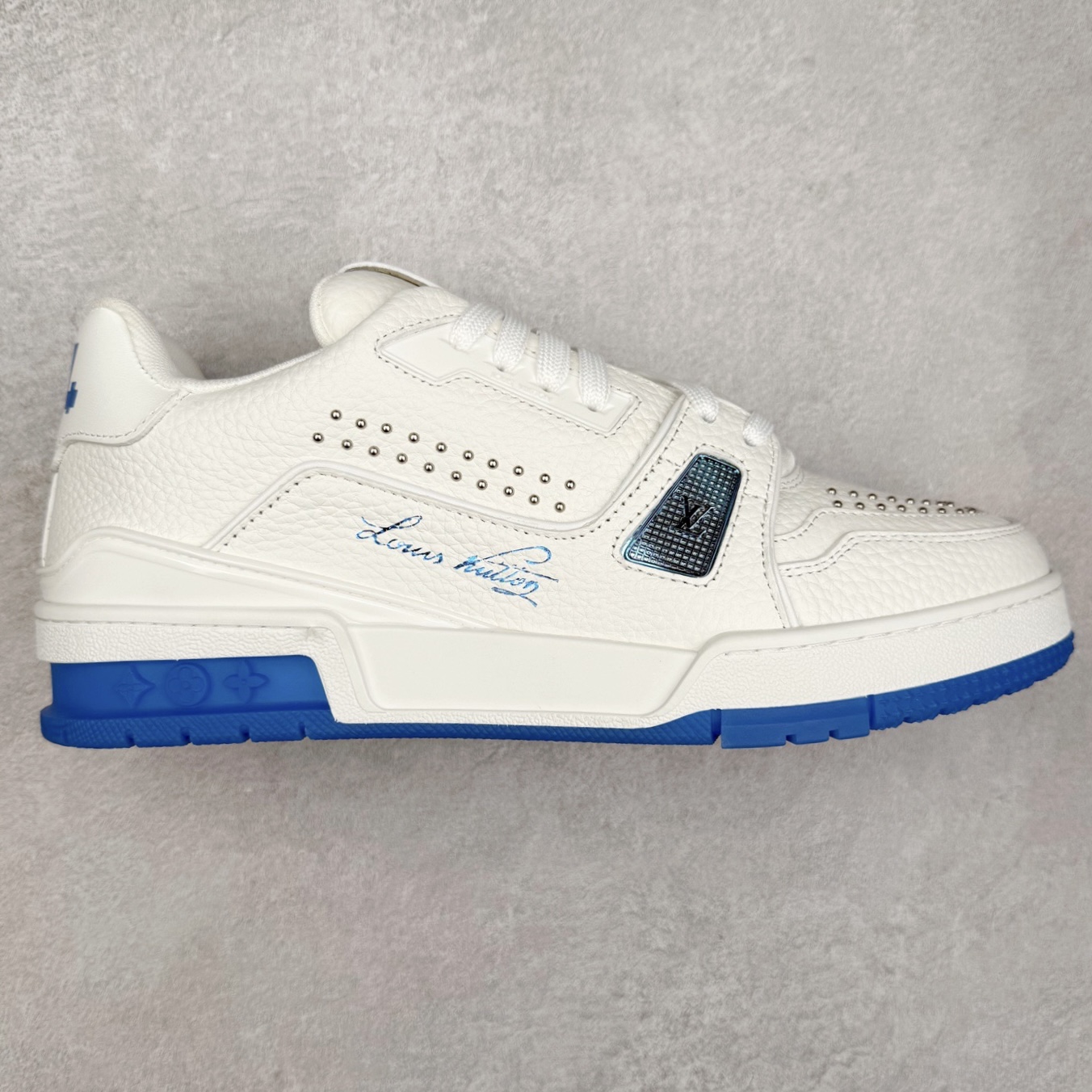 Louis Vuitton Trainer lv时装走秀运动鞋 完美鞋型超高的清洁度 零毛边线头瑕疵 全套原楦原纸版原鞋开模 全网最具灵魂的版型 正确原装黄色鞋盒 正确中底印花 鞋面印花3D高频深度立体 全鞋电脑针车 紧密相连 针距密度一致 环保乳胶注塑鞋垫 厚度脚感还原原版 皮面裁剪部位 统一油边封口工艺 原装橡胶大底含胶量大底组合零偏差 专柜全套包装 防尘袋 说明书 质保卡 男女鞋 尺码：35 36 37 38 39 40 41 42 43 44 45-选品中心