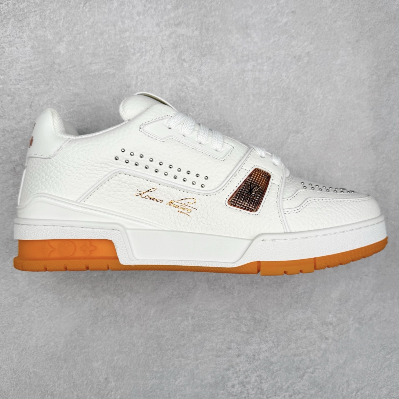 Louis Vuitton Trainer lv时装走秀运动鞋 完美鞋型超高的清洁度 零毛边线头瑕疵 全套原楦原纸版原鞋开模 全网最具灵魂的版型 正确原装黄色鞋盒 正确中底印花 鞋面印花3D高频深度立体 全鞋电脑针车 紧密相连 针距密度一致 环保乳胶注塑鞋垫 厚度脚感还原原版 皮面裁剪部位 统一油边封口工艺 原装橡胶大底含胶量大底组合零偏差 专柜全套包装 防尘袋 说明书 质保卡 男女鞋 尺码：35 36 37 38 39 40 41 42 43 44 45-选品中心