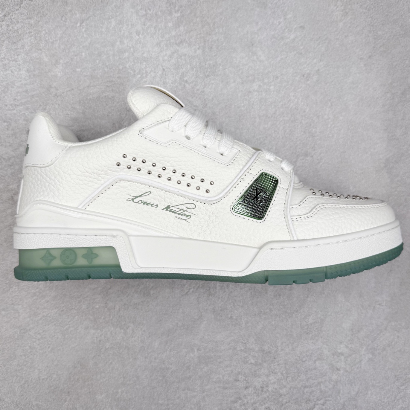 Louis Vuitton Trainer lv时装走秀运动鞋 完美鞋型超高的清洁度 零毛边线头瑕疵 全套原楦原纸版原鞋开模 全网最具灵魂的版型 正确原装黄色鞋盒 正确中底印花 鞋面印花3D高频深度立体 全鞋电脑针车 紧密相连 针距密度一致 环保乳胶注塑鞋垫 厚度脚感还原原版 皮面裁剪部位 统一油边封口工艺 原装橡胶大底含胶量大底组合零偏差 专柜全套包装 防尘袋 说明书 质保卡 男女鞋 尺码：35 36 37 38 39 40 41 42 43 44 45-选品中心